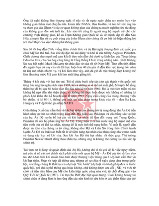 Ông ã ngh không làm thư ng ngh sĩ n a và r t ng a ngáy chân tay mu n bay vào
không gian thêm m t chuy n n a. Giám c NASA, Dan Goldin, và tôi h t s c ng h
s tham gia c a Glenn vì các cơ quan không gian c a chúng ta mu n nghiên c u tác ng
c a không gian i v i tu i tác. Lúc nào tôi cũng là ngư i ng h m nh m cho các
chương trình không gian, k c Tr m Không gian Qu c t và s m nh s p t i n Sao
H a; chuy n lên vũ tr cu i cùng c a John Glenn cho chúng tôi cơ h i th hi n nh ng l i
ích thi t th c c a vi c khám phá không gian.

Sau ó tôi bay n Chile vi ng thăm chính th c và d H i ngh thư ng nh các qu c gia
châu M l n th hai. Sau ch          c tài dai d ng và kh i c a tư ng Augusto Pinochet,
Chile dư ng như m nh m cam k t i theo n n dân ch dư i s lãnh o c a T ng th ng
Eduardo Frei, cha c a ông cũng t ng là T ng th ng Chile trong nh ng năm 1960. Không
lâu sau h i ngh , Mack McLarty t ch c c s c a tôi t i Nam M . Tính n th i i m
  ó, ngư i b n cũ này c a tôi ã th c hi n hơn 40 chuy n i n khu v c trong b n năm
t khi anh nh n nhi m v , và khi làm như v y, anh ã g i i m t thông i p không th
l m l n r ng nư c M cam k t làm m t láng gi ng t t.

Tháng 4 k t thúc v i hai tin vui. Tôi t ch c bu i ti p tân cho các thành viên qu c h i
t ng b u ng h ngân sách năm 1993, k c nh ng ai vì th mà m t gh , tuyên b r ng
thâm h t ã b xóa b hoàn toàn l n u tiên k t năm 1969. ó là m t ti n tri n mà tôi
không h ng      n khi nh n ch c, và không th th c hi n ư c n u không có nh ng lá
phi u khó khăn cho k ho ch kinh t năm 1993. Ngày cu i cùng c a tháng, thư ng vi n
b phi u, t l 80-19, thông qua m t ưu tiên quan tr ng khác c a tôi – ưa Ba Lan,
Hungary và Ti p Kh c gia nh p NATO.

Gi a tháng 5, n l c c m th vũ khí h t nhân c a chúng tôi b rung ng khi n            ti n
hành năm v th h t nhân trong lòng t. Hai tu n sau, Pakistan tr ũa b ng sáu v th
c a h . n        tuyên b h c n vũ khí h t nhân          làm i tr ng v i Trung Qu c;
Pakistan thì nói h ph n ng l i n          . Công lu n c hai nư c ng h m nh m cho
ti n trình th vũ khí h t nhân, nhưng ó là m t tình th nguy hi m. Vì m t l , ngư i dân
  ư c an toàn c a chúng ta tin r ng, không như M và Liên Xô trong th i Chi n tranh
L nh, n       và Pakistan bi t r t ít v ti m năng h t nhân c a nhau cũng như chính sách
s d ng các lo i vũ khí này. Sau khi n             th h t nhân, tôi thúc gi c Th tư ng
Pakistan Nawaz Sharif ng theo chân h , nhưng ông ta không th cư ng l i n i s c ép
chính tr .

Tôi th c s lo l ng v quy t nh c a n          , không ch vì tôi coi ó là vi c nguy hi m,
mà còn vì nó c n tr chính sách phát tri n m i quan h M - n           c a tôi và làm cho
tôi khó khăn hơn khi mu n b o m ư c thư ng vi n thông qua Hi p ư c c m th vũ
khí h t nhân. Pháp và Anh ã thông qua, nhưng có s chia r ngày càng tăng trong qu c
h i, mà b ng ch ng là th t b i c a d lu t “t c hành” (d lu t mà hành pháp ưa ra trư c
qu c h i, nơi ch có th thông qua ho c không, ch không ư c s a i - ND) và vi c t
ch i tr ti n niên li m c a M cho Liên hi p qu c cũng như vi c t ch i óng góp vào
Qu Ti n t Qu c t (IMF). Tài tr cho IMF c bi t quan tr ng. Cu c kh ng ho ng tài
chính châu Á ang lăm le lan r ng n các n n kinh t y u kém các ph n khác c a th
 