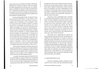 mentos refere-se a um só aspecto da situação e pode não ser
suficiente para convencer o prefeito a tomar uma decisão,
pois faltam argumentos rnais concretos como, por exemplo,
sugerir a instalação de rampas de acesso nos lugares públi-
cos, o nivelamento das calçadas ou ainda comentar sobre o
que mudaria em Londrina, em relação às outras cidades, se
o municípioadotasse uma políticaséria para a inclusão social
dos portadoresde deficiência física.
Quanto à segmentação dotexto,se seguimos a pers-
pectiva proposta anteriormente, ou seja, observar o texto
do nível macro-textual para o micro-textual, notamos a
ausência total de pontuação no fim do parágrafo, no fim
das /rases (ponto final) e também a ausência de vírgulas
para indicar a enumeração dos argumentos. Em vez de
utilizar a pontuação, Lucas recorreaos organizadores tex-
tuais, com a repetição da conjunção e e, menos frequente-
mente, deporque e.praque. Ele também utiliza oadvérbio
também (duas ocorrências) e a locução adverbial Desse
jeito para interligar sua argumentação. A recorrência aos
mesmos organizadores textuais é uma característica dos
alunos dessa idade. Em contrapartida, Lucas mostra um
uso correto da organização sintática das frases, pois, mes-
mo com os problemas de segmentação e de planificação,o
sujeito e o predicado, o verbo e o objeto estão sempre
dispostos um após o outro. Sem dúvida,a sintaxe é simples
e a repetição das estruturas é próxima da ordem do oral.
Já em relação à ortografia, é importanteobservar que
Lucas ainda demonstra não dominaro uso da letra maiúscu-
la. Ela é usada no iníciodos parágrafos e no início das frases,
após o ponto final, por exemplo;porém, é possível levantar a
hipótese de que ele tende a usar a maiúscula em outro
sentido, isto é, para enfatizar algumas palavras.
A propósitodas escolhas lexicais,já notamos que Lu-
cas recorresempre ao registroda línguaoral, ou seja, ainda
escreve como fala. Outrahipótese que emerge do caráteroral
do texto de Lucas se refere à segmentação. Geralmente, as
crianças falam muito rápidopara chamare mantera atenção
90 editora mercado de letras
do interlocutor.Assim, com a ausência de pausas, a pontua-
ção não tem nenhum sentido, quando o registro da língua
escrita reflete o registro da língua falada. Portanto, mais urn
ponto a ser trabalhado com Lucas: a segmentação do texto
na escrita, não somente para marcar as partes do texto, mas
para facilitar a compreensão do leitor,separando as frases no
nível micro e evitando uma apresentação compactada, ou
seja, sem sinais de pontuação.
Ainda duas outras considerações sobre a ortografia
e a acentuação são pertinentes. Lucas já parece ser cons-
ciente da escrita alfabética, faltando-lhe apenas alguns
ajustes. As palavras rnais regulares da língua começam a
ser escritas de forma relativamente estável, como você,
meninas, com, ruas, igrejas, para, também, eles, elas, es-
cola, ano etc.No entanto, a grafia do organizador textual
porque, muito frequente no dia-a-dia, apresenta-se ainda
instável: é grafado corretamente na primeira vez em que
aparece, mas, na segunda aparece bem diferentemente e
ainda com a inicial maiúscula (Fraque).
Dificuldades com a segmentação das palavras são
ainda esperadas nessa fase, porém, isso não significa que o
professor não deva estar atento. Ao contrário, é a partir da
observação dessas dificuldades dos alunos que ele pode
planejar atividades que concorram para um menor índice de
frequência desse problema. No caso de Lucas, observamos
a ausência de segmentação em obrigada por£er...;leroQue...
por exemplo. Por fim, em relação à acentuação de palavras,
ainda existem lacunas a serem preenchidas referentes às
regras gerais de tonicidade. Lucas ainda não acentua o
pronome nós e o verbo está (3a p.s.). Em contrapartida, boa
parte das palavras mais recorrentes é acentuada correta-
mente (você, físico, não, também).
3. Asprincipais dificuldades de Lucas
Não temos a pretensão de julgar a produção do aluno
a partir de erros e acertos, mas sim, pretendemos analisar,
produção escrita e dificuldades de aprendizagem 91
 