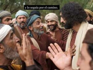 y lo seguía por el camino.
 