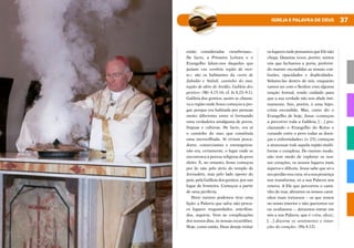37
IGREJA E PALAVRA DE DEUS
então consideradas «tenebrosas».
De facto, a Primeira Leitura e o
Evangelho falam-nos daqueles que
jaziam «na sombria região da mor-
te»: são os habitantes da «terra de
Zabulão e Neftali, caminho do mar,
região de além do Jordão, Galileia dos
gentios» (Mt 4,15-16; cf. Is 8,23–9,1).
Galileia dos gentios: assim se chama-
va a região onde Jesus começou a pre-
gar, porque era habitada por pessoas
muito diferentes entre si formando
uma verdadeira amálgama de povos,
línguas e culturas. De facto, era aí
o caminho do mar, que constituía
uma encruzilhada. Aí viviam pesca-
dores, comerciantes e estrangeiros:
não era, certamente, o lugar onde se
encontrava a pureza religiosa do povo
eleito. E, no entanto, Jesus começou
por lá: não pelo átrio do templo de
Jerusalém, mas pelo lado oposto do
país, pela Galileia dos gentios, por um
lugar de fronteira. Começou a partir
de uma periferia.
Disto mesmo podemos tirar uma
lição: a Palavra que salva não procu-
ra lugares resguardados, esteriliza-
dos, seguros. Vem às complicações
dos nossos dias, às nossas escuridões.
Hoje, como então, Deus deseja visitar
oslugaresondepensamosqueElenão
chega. Quantas vezes, porém, somos
nós que fechamos a porta, preferin-
do manter escondidas as nossas con-
fusões, opacidades e duplicidades.
Selamo-las dentro de nós, enquanto
vamos ter com o Senhor com alguma
oração formal, tendo cuidado para
que a sua verdade não nos abale inti-
mamente. Isto, porém, é uma hipo-
crisia escondida. Mas, como diz o
Evangelho de hoje, Jesus «começou
a percorrer toda a Galileia, […] pro-
clamando o Evangelho do Reino e
curando entre o povo todas as doen-
ças e enfermidades» (v. 23): começou
a atravessar toda aquela região multi-
forme e complexa. Do mesmo modo,
não tem medo de explorar os nos-
sos corações, os nossos lugares mais
ásperos e difíceis. Jesus sabe que só o
seu perdão nos cura, só a sua presença
nos transforma, só a sua Palavra nos
renova. A Ele que percorreu o cami-
nho do mar, abramos os nossos cami-
nhos mais tortuosos – os que temos
no nosso interior e não queremos ver
ou ocultamos –, deixemos entrar em
nós a sua Palavra, que é «viva, eficaz;
[…] discerne os sentimentos e inten-
ções do coração» (Hb 4,12).
 