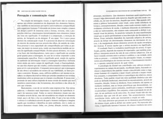 30 SINTAXE DA LlNGUA(;EM VISUAL FUNDAMENTOS SINTÁTICOS DO ALFABETISMO VISUAL 31
Percepção e comunicação visual dimensão, movimento. Que elementos dominam quais manifestações
visuais é algo determinado pela natureza daquilo que está sendo con-
cebido, ou, no caso da natureza, daquilo que existe. Mas quando defi-
nimos a pintura basicamente como tonal, como tendo referência de
forma e, conseqüentemente, direção, como tendo textura e matiz, pos.:
sivelmente referência de escala, e nenhuma dimensão ou movimento,
a não ser indiretamente, não estâmos nem começando a definir o po-
tencial visual da pintura. As possíveis variações de uma manifestação
visual que se ajuste perfeitamente a essa descrição são literalmente in-
finitas. Essas variações dependem da expressão subjetiva do artista,
através da ênfa~e em determinados elementos em detrimento de ou-
tros, e da manipulação desses elementos através da opção estratégica
da8 técnicas. É nessas opções que o artista encontra seu significado.
O resultado final é a verdadeira manifestação do artista. O signi-
ficado, porém, depende da resposta do espectador, que também a mo-
difica e interpreta através da rede de seus critérios subjetivos. Um só
fator é moeda corrente entre o artista e o público, e, na verdade, entre
todas as pessoas - o sistema físico das percepções visuais, os compo-
nentes psicofisiológicos do sistema nervoso, o funcionamento mecâni-
co, o aparato sensorial através do qual vemos.
A psicologia da Gesta/t tem contribuído com valiosos estudos e
experimentos no campo da percepção, recolhendo dados, buscando co-
nhecer a importância dos padrões visuais e descobrindo como o orga-
nismo humano vê e organiza o input visu~l ~articula o output visual.
Em conjunto, o componente físico e o psicológico são relativos, nunca
absolutos. Todo padrão visual tem uma qualidade dinâmica que não
pode ser definida intelectual, emocional ou mecanicamente, através de
tamanho, direção, forma ou distância. Esses estímulos são apenas as
medições estáticas, mas as forças psicofísicas que desencadeiam, co~
mo as de quaisquer outros estímulos, modificam o espaço e ordenam
ou perturbam o equilíbrio. Em conjunto, criam a percepção de um de-
sign, de um ambiente ou de uma coisa. As coisas visuais não são sim-
plesmente algo que está ali por acaso. São acontecimentos visuais,
ocorrências totais, ações que incorporam a reação ao todo.
Por mais abstratos que possam ser os elementos psicofisiológicos
da sintaxe visual, pode-se definir seu caráter geral. Na expressão abs-
trata, o significado inerente é intenso; ele coloca o intelecto em curto-
a criação de mensagens visuais, o significado não se encontra
apenas nos efeitos cumulativos,da disposição dos elementos básicos,
mas também no mecanismo perceptivo universalmente compartilhado
~o org~mo hum~Colocando em termos mais simples~criamos
um design a partir de inúmeras cores e formas, texturas, tons e pro-
porções relativas; relacionamos interativamente esses elementos; temos
em vista um significado. O resultado é a composição, a intenção do
artista, do fotógrafo ou do designer. É seu input. Ver é outro passo
distinto da comunicação visual. É o processo de absorver informação
no interior do sistema nervoso através dos olhos, do sentido da visão.
Esse processo e essa capacidade são compartilhados por todas as pes-
soas, em maior ou menor grau, tendo sua importância medida em ter-
mos do significado compartilhado. Os dois passos distintos, ver e criar
e/ou fazer são inte'rdependentes, tanto para o significado em sentido
geral quanto para a mensagem, no caso de se tentar responder a uma
comunicação específica. Entre o significado geral, estado de espírito
ou ambiente da informação visual e a mensagem específica e definida
existe ainda um outro campo de significado visual, a funcionalidade,
no caso dos objetos que são criados, confeccionados e manufaturados
para servir a um propósito. Conquanto possa parecer que a mensagem
de tais obras é secundária em termos de sua viabilidade, os fatos pro-
vam o contrário. Roupas, casas, edifícios públicos e até mesmo os en-
talhes e os objetos decorativos feitos por artesãos amadores nos revelam
muitíssimo sobre as pessoas que os criaram e escolheram. E nossa com
~
preensão de uma cultura depende de nosso estudo do mundo que seus
membros construíram e das ferramentas, dos artefatos e das obras de
arte que criaram.
Basicamente, o ato de ver envolve uma resposta à luz. Em oütras
palavras, o elemento mais importante e necessário da experiência vi-
sual é de natureza tonal. Todos os outros elementos visuais nos são
revelados através da luz, mas são secundários em relação ao elemento
tonal, que é, de fato, a luz ou a ausência dela. O que a luz nos revela
e oferece é a substância através da qual o homem configura e imagina
aquilo que reconhece e-identifica no meio ambiente, isto é, todos os
outros elementos visuais: linha, cor, forma, direção, textura, escala,
 