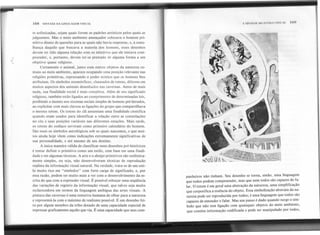 168 SINTAXE DA LINGUAGEMVISUAL A SfNTESE J)O ESTIl.O VISI' 1.
~
'"
~
te sofisticadas, sejam quais forem os padrões artísticos pelos quais as
julguemos. Mas o meio ambiente ameaçador colocava o homem pri-
mitivo diante de questões para as quais não havia respostas, e, à seme-
lhança daquilo que buscava a maioria dos homens, esses desenhos
devem ter tido alguma relação com os mistérios que ele tentava com-
preender, e, portanto, devem ter-se prestado de alguma forma a um
objetivo quase religioso.
Certamente o animal, junto com outros objetos da natureza co-
muns ao meio ambiente, aparece ocupando uma posição relevante nas
religiões primitivas, expressando o poder místico que os homens lhes
atribuíam. Os símbolos zoomórficos, chamados de totens, diferem em
muitos aspectos dos animais desenhados nas cavernas. Antes de mais
nada, sua finalidade social é mais complexa. Além de seu significado
religioso, também estão ligados ao cumprimento de determinadas leis,
proibindo o incesto nos sistemas sociais simples de homens pré-letrados,
ao explicitar com mais clareza as ligações do grupo que compartilhava
o mesmo totem. Os totens do clã assumiam uma finalidade científica
quando eram usados para identificar a relação entre as constelações
no céu e suas posições variáveis nas diferentes estações. Mais tarde,
os totens do zodíaco serviram como primeiro calendário do homem.
São esses os símbolos astrológicos sob os quais nascemos, e que mui-
tos ainda hoje vêem como indicações extremamente significativas de
sua personalidade, e até mesmo de seu destino.
A única maneira válida de classificar esses desenhos pré-históricos
é tentar definir o primitivo como um estilo, com base em uma finali-
dade e em algumas técnicas. A arte e o design primitivos são estilistica-
mente simples, ou seja, não desenvolveram técnicas de reprodução
realista da informação visual natural. Na verdade, trata-se de um esti-
lo muito rico em "símbolos" com forte carga de significado, e, por
essa razão, podem ter muito mais a ver com o desenvolvimento da es-
crita do que com a expressão visual. É possível esboçar uma seqüência
das variações de registro da informação visual, que talvez seja muito
esclarecedora em termos da linguagem ambígua das artes visuais. A
pintura das cavernas é uma tentativa humana de olhar para a natureza
e representá-Ia com o máximo de realismo possível. É um desenho fei-
to por algum membro da tribo dotado de uma capacidade especial de
expressar graficamente aquilo que via. É uma capacidade que seus com-
,

Á
 '
I
J
...
,
I
I
panheiros não tinham. Seu desenho se torna, então, uma linguagem
que todos podem compreender, mas que nem todos são capazes de fa-
lar. O totem é em geral uma abstração da natureza, uma simplificação
que corporifica a essência do objeto. Essa simbolização abstrata da na-
tureza pode ser reproduzida por todos; é uma linguagem que todos são
capazes de entender e falar. Mas um passo é dado quando surge o sím-
bolo que não tem ligação com quaisquer objetos do meio ambiente,
que contém informação codificada e pode ser manipulado por todos,
- -----
,. ...)',;"j
 