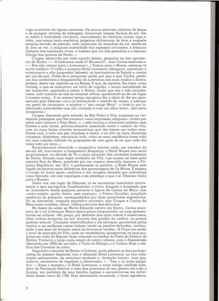 vago murmúrio de águas correntes. Os muros estavam cobertos de heras
e de musgos: através da folhagem, faiscavam longas flechas de sol. Um
ar subtil e aveludado circulava, rescendendo às verduras novas; aqui e
além, nos ramos mais sombrios, pássaros chilreavam de leve; e naquele
simples bocado de estrada, todo salpicado de manchas de sol. sentia-se
já, sem se ver, a religiosa solenidade dos espessos arvoredos, a frescura
distante das nascentes vivas, a tristeza que cai das penedias e o repouso
fidalgo das quintas de Verão ...»
     Cruges, absorvido por toda aquela beleza, pergunta na sua ignorân-
cia de Sintra: «- A Lawrence onde é? Na serrc?», mas Carlos desilude-o:
«- Nós não vamos para o Lawrence (...) Vamos para o Nunes, estamos lá
muito melhor!» O velho e pioneiro Hotel Lawrence albergava, sobretudo a
aristocracia e alta burguesia lisboeta, os funcionários de Estado e casais
em lua-de-mel. Poder-se-á perguntar então por que é que Carlos, sendo
um fino aristocrata e frequentador do Lcwrence nas suas vindas a Sintra,
prefere, desta vez, instalar-se no Nunes. E que, de repente, lhe viera «uma
timidez, a que se misturava um laivo de orgulho, o receio melindrado de
ser indiscreto, seguindo-a assim a Sintra, ainda que ela o não reconhe-
cesse, indo instalar-se sob as mesmas telhas, apoderando-se de um lugar
à mesma mesa ... E ao mesmo tempo repugnou-lhe a ideia de lhe ser apre-
sentado pelo Dâmaso: via-o já bochechudo e vestido de campo, a esboçar
um gesto de cerimónia, a mostrar o "seu amigo Maia", a tratá-lo por tu,
afectando intimidades com ela, cocando-a com um olhar terno ... Isto seria
intolerável.»
     Cruges, descendo pela estrada de São Pedro à Vila, suspenso na ver-
dejante paisagem que lhe causava «uma impressão religiosa», avista por
entre uma clareira o Paço Real: «(...) este maciço e silencioso palácio, sem
florões e sem torres, patriarcalmente assentado entre o casaria da vila,
com as suas belas janelas manuelinas que lhe fazem um nobre sem-
blante real. o vale aos pés, frondoso e fresco, e no alto as duas chaminés
colossais, disformes, resumindo tudo, como se essa residência fosse toda
ela uma cozinha talhada às proporções de uma gula de rei que cada dia
come todo "umreino ...»
      Recentemente demolido o magnífico imóvel onde, em meados do
século XIX, funcionara a hospedaria Bragança, o Hotel Nunes não seria
propriamente, na década de 70, a mais recatada das unidades hoteleiras
de Sintra. Situado num lugar recôndito da Vila, cujo acesso se fazia pela
estreita Rua de Meca, entalada por um casaria demolido durante a Pri-
meira República, em 1911,e pertencente ao palácio, o Hotel Nunes está
ligado às facetas mais deletérias das personagens de Os Maias. E mesmo
o criado do hotel quem confirma a má imagem deixada por indivíduos
como Salcede: «só com raparigas e em pândega é que o sr. Dâmaso vinha
para o Nunes».
      Desta vez, em lugar de Dâmaso, aí se encontram instalados alarve-
mente e sem escrúpulos, Eusebiozinho, o viúvo, franzino e acanhado que
se intimidava desde pequeno perante a figura de Carlos da Maia; com
«outro sujeito, gordo, baixo, sem pescoço», o Palma Cavalão, jornalista
medíocre de pasquim, acompanhados por duas prostitutas espanholas.
Ali se desvenda, naquele episódico encontro, que Cruges e Carlos da
Maia eram também, afinal. velhos convivas das seiíoritas.
      Na ânsia de saber se Maria Eduarda estava em Sintra, Carlos preci-
sava de ir ao Lawrence. Numa época pouco frequentada, as ruas apresen-
tavam-se calmas: «Na praça, por defronte das lojas vazias e silenciosas,
cães vadios dormiam ao sol: através das grades da cadeia, os presos
pediam esmola. Crianças, enxovalhadas e em farrapos, garotavam pelos
cantos; e as melhores casas tinham ainda as janelas fechadas, continu-
ando o seu sono de Inverno, entre as árvores já verdes.» A Praça era então
o local de mercado da Vila, onde as vendedeiras apregoavam os seus pro-
dutos em volta do Repuxo (hoje colocado no Jardim da Preta do Palácio de
Sintra). Formava o largo mais amplo do centro urbano, com a Alpendrada
(demolida em 1893)de um lado, a Torre do Relógio e a Cadeia (hoje o edi-
fício dos Correios) do outro.
      Seguindo a estrada de Sintra a Colares, mais adiante os dois protago-
nistas do passeio deparam com o afamado Hotel Lawrence, na sua cons-
 trução setecentista, de estrutura modesta e «fcchcrdc banal», mas que,
 todavia, encantava de imediato o observador: «- Tem o ar mais simpá-
 tico - disse o maestro.» O Hotel Lawrence, a mais antiga unidade hote-
 leira da Península Ibérica, e uma das primeiras do seu género em toda a
 Europa, era pertença de uma família inglesa e encontrava-se em activi-
 dade desde cerca de 1780.Hoje seriamente arruinado, o hotel agradava,


8
 