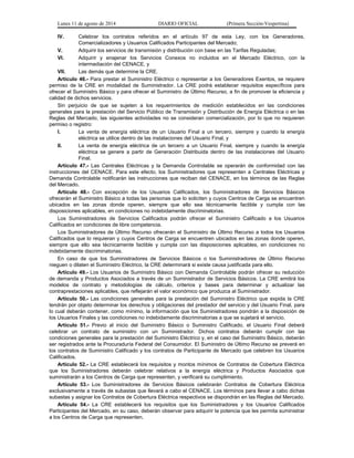 Lunes 11 de agosto de 2014 DIARIO OFICIAL (Primera Sección-Vespertina) 
IV. Celebrar los contratos referidos en el artículo 97 de esta Ley, con los Generadores, 
Comercializadores y Usuarios Calificados Participantes del Mercado; 
V. Adquirir los servicios de transmisión y distribución con base en las Tarifas Reguladas; 
VI. Adquirir y enajenar los Servicios Conexos no incluidos en el Mercado Eléctrico, con la 
intermediación del CENACE, y 
VII. Las demás que determine la CRE. 
Artículo 46.- Para prestar el Suministro Eléctrico o representar a los Generadores Exentos, se requiere 
permiso de la CRE en modalidad de Suministrador. La CRE podrá establecer requisitos específicos para 
ofrecer el Suministro Básico y para ofrecer el Suministro de Último Recurso, a fin de promover la eficiencia y 
calidad de dichos servicios. 
Sin perjuicio de que se sujeten a los requerimientos de medición establecidos en las condiciones 
generales para la prestación del Servicio Público de Transmisión y Distribución de Energía Eléctrica o en las 
Reglas del Mercado, las siguientes actividades no se consideran comercialización, por lo que no requieren 
permiso o registro: 
I. La venta de energía eléctrica de un Usuario Final a un tercero, siempre y cuando la energía 
eléctrica se utilice dentro de las instalaciones del Usuario Final, y 
II. La venta de energía eléctrica de un tercero a un Usuario Final, siempre y cuando la energía 
eléctrica se genere a partir de Generación Distribuida dentro de las instalaciones del Usuario 
Final. 
Artículo 47.- Las Centrales Eléctricas y la Demanda Controlable se operarán de conformidad con las 
instrucciones del CENACE. Para este efecto, los Suministradores que representen a Centrales Eléctricas y 
Demanda Controlable notificarán las instrucciones que reciban del CENACE, en los términos de las Reglas 
del Mercado. 
Artículo 48.- Con excepción de los Usuarios Calificados, los Suministradores de Servicios Básicos 
ofrecerán el Suministro Básico a todas las personas que lo soliciten y cuyos Centros de Carga se encuentren 
ubicados en las zonas donde operen, siempre que ello sea técnicamente factible y cumpla con las 
disposiciones aplicables, en condiciones no indebidamente discriminatorias. 
Los Suministradores de Servicios Calificados podrán ofrecer el Suministro Calificado a los Usuarios 
Calificados en condiciones de libre competencia. 
Los Suministradores de Último Recurso ofrecerán el Suministro de Último Recurso a todos los Usuarios 
Calificados que lo requieran y cuyos Centros de Carga se encuentren ubicados en las zonas donde operen, 
siempre que ello sea técnicamente factible y cumpla con las disposiciones aplicables, en condiciones no 
indebidamente discriminatorias. 
En caso de que los Suministradores de Servicios Básicos o los Suministradores de Último Recurso 
nieguen o dilaten el Suministro Eléctrico, la CRE determinará si existe causa justificada para ello. 
Artículo 49.- Los Usuarios de Suministro Básico con Demanda Controlable podrán ofrecer su reducción 
de demanda y Productos Asociados a través de un Suministrador de Servicios Básicos. La CRE emitirá los 
modelos de contrato y metodologías de cálculo, criterios y bases para determinar y actualizar las 
contraprestaciones aplicables, que reflejarán el valor económico que produzca al Suministrador. 
Artículo 50.- Las condiciones generales para la prestación del Suministro Eléctrico que expida la CRE 
tendrán por objeto determinar los derechos y obligaciones del prestador del servicio y del Usuario Final, para 
lo cual deberán contener, como mínimo, la información que los Suministradores pondrán a la disposición de 
los Usuarios Finales y las condiciones no indebidamente discriminatorias a que se sujetará el servicio. 
Artículo 51.- Previo al inicio del Suministro Básico o Suministro Calificado, el Usuario Final deberá 
celebrar un contrato de suministro con un Suministrador. Dichos contratos deberán cumplir con las 
condiciones generales para la prestación del Suministro Eléctrico y, en el caso del Suministro Básico, deberán 
ser registrados ante la Procuraduría Federal del Consumidor. El Suministro de Último Recurso se preverá en 
los contratos de Suministro Calificado y los contratos de Participante de Mercado que celebren los Usuarios 
Calificados. 
Artículo 52.- La CRE establecerá los requisitos y montos mínimos de Contratos de Cobertura Eléctrica 
que los Suministradores deberán celebrar relativos a la energía eléctrica y Productos Asociados que 
suministrarán a los Centros de Carga que representen, y verificará su cumplimiento. 
Artículo 53.- Los Suministradores de Servicios Básicos celebrarán Contratos de Cobertura Eléctrica 
exclusivamente a través de subastas que llevará a cabo el CENACE. Los términos para llevar a cabo dichas 
subastas y asignar los Contratos de Cobertura Eléctrica respectivos se dispondrán en las Reglas del Mercado. 
Artículo 54.- La CRE establecerá los requisitos que los Suministradores y los Usuarios Calificados 
Participantes del Mercado, en su caso, deberán observar para adquirir la potencia que les permita suministrar 
a los Centros de Carga que representen. 
 