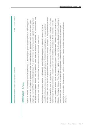 9
Aprendizagens Essenciais – Francês 7.o
ano
C’est Cool ! 7 • Projeto C’est Cool ! • ASA
APRENDIZAGENS
ESSENCIAIS
|
ARTICULAÇÃO
COM
O
PERFIL
DOS
ALUNOS
7.º
ANO
|
3.º
CICLO
|
FRANCES

INTRODUÇÃO
|
7.º
ano
No
final
do
7.º
ano,
o
aluno
atinge
o
nível
de
proficiência
A1.2
definido
pelo
Quadro
Europeu
Comum
de
Referência
para
as
Línguas
(2001,
p.
49):
«É
capaz
de
compreender
e
usar
expressões
familiares
e
quotidianas,
assim
como
enunciados
muito
simples,
que
visam
satisfazer
necessidades
concretas.
Pode
apresentar-se
e
apresentar
outros
e
é
capaz
de
fazer
perguntas
e
dar
respostas
sobre
aspectos
pessoais
como,
por
exemplo,
o
local
onde
vive,
as
pessoas
que
conhece
e
as
coisas
que
tem.
Pode
comunicar
de
modo
simples,
se
o
interlocutor
falar
lenta
e
distintamente
e
se
mostrar
cooperante.»
A
competência
comunicativa
abrange
a
compreensão,
a
interação
e
a
produção
orais
e
escritas
e
articula-se
com
a
competência
intercultural
essencial
para
a
construção
de
uma
identidade
como
cidadão
global
e
com
a
competência
estratégica
para
a
gestão
do
processo
de
aprendizagem
e
a
comunicação
em
língua
estrangeira.
O
percurso
de
formação
assim
definido
reforça
várias
áreas
de
competências
do
PA
nos
domínios
científico,
humanístico,
tecnológico
e
cultural
e
favorece
a
implementação
de
projetos
combinando
a
língua
francesa
com
outras
disciplinas
do
currículo.
Tendo
em
conta
o
contexto
curricular,
sugerem-se
projetos
com
as
disciplinas
de
Físico-Química,
Ciências
Naturais,
Geografia,
História,
Educação
Visual,
Educação
Tecnológica,
Educação
Física,
Português
e
Inglês,
ou
com
outras
ofertas
de
escola.
Estes
projetos
interdisciplinares
podem
assentar
em
interesses
ou
temáticas
que
proporcionem
o
contacto
com
fontes
diversificadas
de
informação,
a
elaboração
de
produtos
em
língua
materna
e
em
francês,
assim
como
o
trabalho
em
redes
internacionais
de
programas
educativos.


 