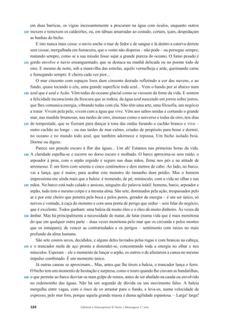 124 Editável e fotocopiável © Texto | Mensagens 7.o
ano
120
125
130
135
140
145
150
155
160
em duas barricas, os vigias incessantemente a procuram na água com óculos, enquanto outros
mexem e remexem os caldeirões, ou, em tábuas amarradas ao costado, cortam, içam, despedaçam
as banhas do bicho.
E isto nunca mais cessa: o navio enche o mar de fedor e de sangue e lá dentro a caterva derrete
sem cessar, mergulhada em fumaceira, que o vento não dispersa – não pode – ou persegue sempre,
matando sempre, como se a sua missão fosse sujar a grande pureza do oceano. O fumo pesado e
gordo envolve o navio ensanguentado, que se destaca na manhã delicada ou no poente todo de
oiro. E mesmo de noite, sob a maravilha das estrelas, aquilo vermelheja e arde, queimando carne
e fumegando sempre. E cheira cada vez pior...
O mar cinzento com espaços lisos dum cinzento doirado refletindo a cor das nuvens, e ao
fundo, quase tocando o céu, uma grande superfície toda azul... Vem o bando por aí abaixo num
azul que é azul e Acão. Vêm todas do oceano glacial como se viessem da fonte da vida. E sentem
a felicidade inconsciente da frescura que as rodeia, da água azul nascendo em jorros sobre jorros,
que lhes comunica energia, vibrando todas com ela. Não têm uma arte, uma filosofia, um negócio
a tratar. Vivem pela pele, vivem com a água que vive. Vêm aos saltos unidas e cortando o grande
mar, nas manhãs brumosas, nas tardes de oiro, imensas como o universo e todas de oiro, nos dias
de tempestade, que se fizeram para dançar à tona das ondas furando o cachão branco e vivo –
outro cachão ao longe – ou nas tardes de mar calmo, criadas de propósito para boiar e dormir,
no oceano e no mundo todo azul, que também adormece e repousa. Um bicho isolado boia.
Dorme ou digere.
Parece um penedo escuro à flor das águas... Um ah! Estamos nas primeiras horas da vida.
A claridade espelha-se e escorre no dorso escuro e molhado. O barco aproxima-se sem ruído, o
arpoador à proa, com o arpão erguido e seguro nas duas mãos, firme nos pés e na atitude de
arremesso. É um ferro com setenta e cinco centímetros e dois metros de cabo. Ao lado, no barco,
vai a lança, que é maior, para acabar este monstro do tamanho dum prédio. Mas o homem
impressiona-me ainda mais que a baleia: é tremendo, de pé, minúsculo, com a vida no olhar e nas
mãos. No barco está tudo calado e ansioso, ninguém diz palavra inútil: homens, barco, arpoador e
arpão, tudo tem o mesmo corpo e a mesma alma. São sete, dominados pela ação, trespassados pelo
ar e por este cheiro que penetra pela boca e pelos poros, gerador de energia – é um ser único, só
nervos e vontade, à caça do monstro e com uma ponta de perigo que seduz – sem falar do negócio,
que é excelente. Todos ganham: uma baleia dá muito óleo e o óleo dá muito dinheiro. Às vezes dá
âmbar. Mas há principalmente a necessidade de matar, de lutar (numa vida que é mais monótona
do que em qualquer outra parte – duas vezes monótona pelo mar que os circunda e pelos montes
que os entaipam), de vencer as contrariedades e os perigos – sentimento com raízes no mais
profundo da alma humana.
São sete couros secos, decididos, e alguns deles lavrados pelas rugas e com brancas na cabeça,
e o trancador mola de aço pronta a distender-se, concentrando toda a energia no olhar e nos
músculos. Esperam – ele o momento de lançar o arpão, os outros o de afastarem a canoa no mesmo
impulso combinado. É um momento único.
Já outras canoas se aproximam... Mas, antes que lhe tirem a baleia, o trancador lança o ferro.
O bicho tem um momento de hesitação e surpresa, como o touro quando lhe cravam as bandarilhas,
o que permite ao barco desviar-se num golpe de remos, antes de ser abafado na cauda ou envolvido
no redemoinho das águas. Não há um segundo de dúvida ou um movimento falso. A baleia
mergulha entre vagas, com o risco de os arrastar para o fundo, e leva-os, numa velocidade de
expresso, pelo mar fora, porque aquela grande massa é duma agilidade espantosa. – Larga! larga!
 