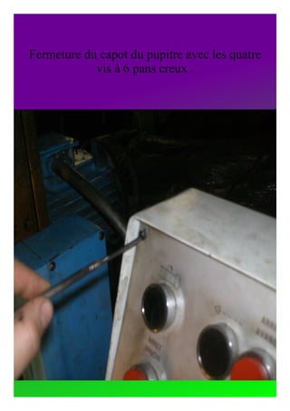 Ouverture du capot du pupitre à l‘aide d‘une clée à 6 pans . 