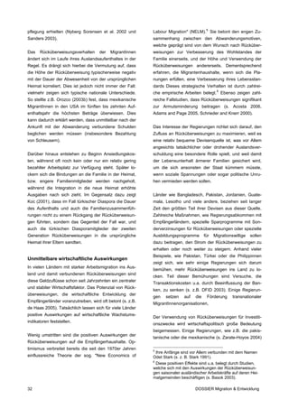pflegung erhielten (Nyberg Sorensen et al. 2002 und        Labour Migration" (NELM). 5 Sie betont den engen Zu-
Sanders 2003).                                             sammenhang zwischen den Abwanderungsmotiven,
                                                           welche geprägt sind von dem Wunsch nach Rücküber-
Das   Rücküberweisungsverhalten      der   MigrantInnen    weisungen zur Verbesserung des Wohlstandes der
ändert sich im Laufe ihres Auslandsaufenthaltes in der     Familie einerseits, und der Höhe und Verwendung der
Regel. Es drängt sich hierbei die Vermutung auf, dass      Rücküberweisungen andererseits. Dementsprechend
die Höhe der Rücküberweisung typischerweise negativ        erfahren, die Migrantenhaushalte, wenn sich die Pla-
mit der Dauer der Abwesenheit von der ursprünglichen       nungen erfüllen, eine Verbesserung ihres Lebensstan-
Heimat korreliert. Dies ist jedoch nicht immer der Fall:   dards Dieses strategische Verhalten ist durch zahlrei-
vielmehr zeigen sich typische nationale Unterschiede.      che empirische Arbeiten belegt. 6 Ebenso zeigen zahl-
So stellte z.B. Orozco (2003b) fest, dass mexikanische     reiche Fallstudien, dass Rücküberweisungen signifikant
MigrantInnen in den USA im fünften bis zehnten Auf-        zur Armutsminderung beitragen (s. Acosta 2006,
enthaltsjahr die höchsten Beträge überwiesen. Dies         Adams and Page 2005, Schrieder and Knerr 2000).
kann dadurch erklärt werden, dass unmittelbar nach der
Ankunft mit der Abwanderung verbundene Schulden            Das Interesse der Regierungen richtet sich darauf, den
beglichen werden müssen (insbesondere Bezahlung            Zufluss an Rücküberweisungen zu maximieren, weil es
von Schleusern).                                           eine relativ bequeme Devisenquelle ist, was vor Allem
                                                           angesichts tatsächlicher oder drohender Auslandsver-
Darüber hinaus entstehen zu Beginn Ansiedlungskos-         schuldung eine besondere Rolle spielt, und weil damit
ten, während oft noch kein oder nur ein relativ gering     der Lebensunterhalt ärmerer Familien gesichert wird,
bezahlter Arbeitsplatz zur Verfügung steht. Später lo-     um die sich ansonsten der Staat kümmern müsste,
ckern sich die Bindungen an die Familie in der Heimat,     wenn soziale Spannungen oder sogar politische Unru-
bzw. engere Familienmitglieder werden nachgeholt,          hen vermieden werden sollen.
während die Integration in die neue Heimat erhöhte
Ausgaben nach sich zieht. Im Gegensatz dazu zeigt          Länder wie Bangladesch, Pakistan, Jordanien, Guate-
Koc (2001), dass im Fall türkischer Diaspora die Dauer     mala, Lesotho und viele andere, beziehen seit langer
des Aufenthalts und auch die Familienzusammenfüh-          Zeit den größten Teil ihrer Devisen aus dieser Quelle.
rungen nicht zu einem Rückgang der Rücküberweisun-         Zahlreiche Maßnahmen, wie Regierungsabkommen mit
gen führten, sondern das Gegenteil der Fall war, und       Empfängerländern, spezielle Sparprogramme mit Son-
auch die türkischen Diasporamitglieder der zweiten         derverzinsungen für Rücküberweisungen oder spezielle
Generation Rücküberweisungen in die ursprüngliche          Ausbildungsprogramme         für   Migrationswillige   sollen
Heimat ihrer Eltern sandten.                               dazu beitragen, den Strom der Rücküberweisungen zu
                                                           erhalten oder noch weiter zu steigern. Anhand vieler
                                                           Beispiele, wie Pakistan, Türkei oder die Philippinnen
Unmittelbare wirtschaftliche Auswirkungen
                                                           zeigt sich, wie sehr einige Regierungen sich darum
In vielen Ländern mit starker Arbeitsmigration ins Aus-
                                                           bemühen, mehr Rücküberweisungen ins Land zu lo-
land und damit verbundenen Rücküberweisungen sind
                                                           cken. Teil dieser Bemühungen sind Versuche, die
diese Geldzuflüsse schon seit Jahrzehnten ein zentraler
                                                           Transaktionskosten u.a. durch Beeinflussung der Ban-
und stabiler Wirtschaftsfaktor. Das Potenzial von Rück-
                                                           ken, zu senken (s. z.B. DFID 2003). Einige Regierun-
überweisungen, die wirtschaftliche Entwicklung der
                                                           gen   setzen    auf    die    Förderung      transnationaler
Empfängerländer voranzutreiben, wird oft betont (s. z.B.
                                                           MigrantInnenorganisationen,
de Haas 2005). Tatsächlich lassen sich für viele Länder
positive Auswirkungen auf wirtschaftliche Wachstums-
                                                           Der Verwendung von Rücküberweisungen für Investiti-
indikatoren feststellen.
                                                           onszwecke wird wirtschaftspolitisch große Bedeutung
                                                           beigemessen. Einige Regierungen, wie z.B. die pakis-
Wenig umstritten sind die positiven Auswirkungen der
                                                           tanische oder die mexikanische (s. Zarate-Hoyos 2004)
Rücküberweisungen auf die Empfängerhaushalte. Op-
timismus verbreitet bereits die seit den 1970er Jahren     5
                                                             Ihre Anfänge sind vor Allem verbunden mit dem Namen
einflussreiche Theorie der sog. "New Economics of          Odet Stark (s. z. B. Stark 1991).
                                                           6
                                                             Diese positiven Effekte sind u.a. belegt durch Studien,
                                                           welche sich mit den Auswirkungen der Rücküberweisun-
                                                           gen saisonaler ausländischer Arbeitskräfte auf deren Hei-
                                                           matgemeinden beschäftigen (s. Basok 2003).

32                                                                               DOSSIER Migration & Entwicklung
 