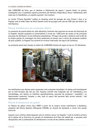 DOSSIER DE PREMSA 2013 | LA FAGEDA

3. ORIGEN I FITES PRINCIPALS
La Fageda, Societat Cooperativa Catalana Limitada és una entitat privada, sense ànim de lucre,
creada l'any 1982, que té com a finalitat la integració sociolaboral, en l'àmbit de la comarca de la
Garrotxa (Girona), de les persones amb discapacitat psíquica i/o trastorns mentals severs.
Es tracta d'una cooperativa de treball associat, amb socis consumidors, que actua en l'àmbit de la
iniciativa social i està formada per un total de 221 socis, entre els quals figuren els usuaris dels serveis
assistencials, eventualment a través dels seus representants legals, i alguns dels professionals que
presten serveis.
L'activitat s'inicia a Olot, en uns locals cedits per l'Ajuntament, on es duen a terme treballs per a
empreses de la comarca, del sector tèxtil, artesania i unes altres. Cristóbal Colón, fundador de la
cooperativa, explica els inicis: “A finals de 1981, inicis del 82, el Dr. Torrell (cap de psiquiatria de la
comarca) i jo vam ser a Olot per explicar als polítics, a les persones significades de la comarca, que
volíem crear una empresa amb els malalts mentals de la Garrotxa. M'imagino ara aquelles persones
distingides rebent a algú que amb prou feines parlava català, que deia anomenar-se Cristóbal Colón i
que pretenia construir una empresa per als bojos de la comarca... Recordo més d'una mirada, més d'una
expressió de la gent que pensava si els autèntics malalts mentals no érem nosaltres” (cita de “La Fageda.
Història d’una bogeria” - Dolors González. RBA. La Magrana. Barcelona, 2008).
L'any 1984, amb la col·∙laboració de l'Administració Pública i una entitat bancària, s'adquireix la finca
agrícola Els Casals, amb la intenció de centrar les activitats empresarials en l'àmbit agropecuari. Això,
per dues raons: perquè són activitats de la pròpia cultura de la comarca i, a més, perquè es
considerava que el treball amb la naturalesa, amb éssers vius, animals i plantes, donaria un significat
a l'empresa social que es volia construir.
L'any 1985 s'inicien els treballs de ramaderia i en el 1987 els de viverisme, que s'afegeixen als de la
brigada de jardineria que operava a Olot. Amb aquestes tres activitats empresarials es construeix el
projecte. Paral·∙lelament, l'any 1984 es van obrir els serveis residencials amb l'objectiu de resoldre
una necessitat vital dels usuaris, al mateix temps que es posava en funcionament el Servei de Teràpia
Ocupacional, que oferia assistència a les persones amb un nivell de discapacitat més greu.
Al 1992, amb la incorporació de la Política Agrària Comuna (PAC) de la Unió Europea a la legislació
espanyola, es van implantar les quotes en la producció lletera, la qual cosa va abocar a centenars de
productors a abandonar la seva activitat. La realitat productiva de La Fageda dins de la ramaderia
també estava amenaçada per aquesta nova situació, que podia implicar tancar la granja i, com a
conseqüència, la destrucció dels llocs de treball.
Davant aquesta situació es decideix iniciar el projecte de fabricar iogurts amb la llet produïda en la
pròpia granja, projecte que reunia tres elements fonamentals: primer, es garantia la continuïtat de
l'activitat ramadera, segon, se seguien creant llocs de treball i finalment, es reforçaven els aspectes
qualitatius del projecte en la seva globalitat.

Pàgina 6

 