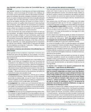 38 - RESTRUCTURATIONS SOCIALEMENT RESPONSABLES – Institut du Leadership – BPI group
Jean Mantelet, porteur d’une culture de l’invincibilité face au
chômage
Jean Mantelet, inventeur du moulin-légumes est la figure emblématique
de Moulinex : animé d’une énergie de l’innovation et du challenge, par
la conviction que la consommation devait se démocratiser et permettre,
grâce à la robotisation des tâches ménagères, la libération de la femme,
il porte une culture d’entreprise extrêmement forte et à laquelle adhéraient
ses salariés. Dans une veine paternaliste, il incarne le patron rassurant,
proche de ses salariés, protecteur de l’emploi et du facteur humain. Il
permet aux ouvriers non qualifiés entrés très jeunes à l’usine de grimper
dans la hiérarchie, autant d’éléments de reconnaissance qui renforcent
l’attachement à Moulinex. Ses successeurs ne parviendront d’ailleurs
jamais à effacer son empreinte et à justifier la fin de la protection de
l’emploi, au nom de la protection de l’outil de production.
Le choc de la fermeture des usines de Basse-Normandie n’en sera que
plus traumatisant : les salariés, fortement attachés à leur entreprise de
renommée mondiale, confiants en l’avenir de Moulinex, avaient évolué
dans une culture de l’invincibilité. La lente prise de conscience de la réalité
du licenciement renforcera les difficultés de reclassement, aggravées
également par l’ancienneté dans l’entreprise, le fait d’être une femme,
d’être peu diplômé(e), peu mobile géographiquement et d’appartenir
aux sites les moins valorisés : Falaise et Saint-Lô regroupent les salariés
les moins diplômés, au contraire de « l’usine-reine » d’Alençon, première
implantation de Moulinex en Normandie.
Les réactions à l’annonce de la fermeture et les attitudes face à la
perte d’emploi
Quatre grandes formes de réactions s’expriment à l’annonce de la
fermeture des usines chez des salariés qui, pour la plupart, n’ont connu
aucune autre entreprise que Moulinex (l’ancienneté moyenne sur les cinq
sites est de 26 ans).
ƒƒ La colère face aux nouveaux dirigeants tenus responsables de la
faillite, qui se traduit par l’engagement dans des mouvements de
protestations et de défense de l’emploi. Portés par les syndicats, ils
sont suivis par plus de 60 % des licenciés. Cette forme d’engagement
collectif favorise l’entretien des solidarités et des réseaux entre salariés.
Cela devient la seule manière désormais de conserver un lien avec ses
anciens collègues. C’est aussi un moyen de « manifester sa dignité de
travailleur », de prendre le pouvoir sur les anciens lieux de travail et de
rechercher le soutien de la population locale.
ƒƒ L’anéantissement et l’incompréhension, renforcés par la confiance
en la pérennité de Moulinex. Cela se traduit par une forte vulnérabilité
personnelle et professionnelle, une peur en l’avenir. Ces personnes
fortement fragilisées ont plutôt tendance à s’isoler pour progressivement
prendre conscience d’une nouvelle réalité, sans Moulinex.
ƒƒ Le soulagement chez certains pour qui le licenciement libère d’un
travail physiquement épuisant. Il s’agit généralement de salariés âgés,
peu qualifiés, qui choisissent la pré-retraite au moment de la fermeture.
La perte de son travail est alors dédramatisée et permet de se recentrer
ainsi sur son cercle familial et amical.
ƒƒ Le fatalisme chez ceux qui ont pu pressentir la fermeture de leur usine,
et s’y préparer. Il s’agit principalement d’hommes qualifiés et avec peu
d’ancienneté. Confiants en l’avenir, ils envisagent la recherche d’emploi
avec sérénité et leur licenciement comme une étape et non une rupture
dans leur parcours professionnel.
Le rôle controversé des cabinets de reclassement
Trois mois après l’annonce de la fermeture de Moulinex, des antennes
emploi sont mises en place sur les cinq sites et chez deux sous-
traitants particulièrement touchés. Ces antennes emploi, basées sur
les sites en question le temps du reclassement des salariés, permettent
à des consultants de recevoir les salariés licenciés individuellement
et collectivement pour les accompagner dans leur repositionnement
professionnel.
Sept cabinets privés, dont BPI group, sont mobilisés, pour des durées
d’accompagnement allant de 12 à 18 mois. L’engagement pris au
moment de la négociation du PSE est que chaque salarié se voit proposer
trois offres valables d’emploi (OVE) au minimum. Les OVE sont définies
dans ce PSE par les critères cumulatifs suivants : « une offre à moins
de 30 km et deux à moins de 50 km, […] un CDI ou un CDD de plus
de six mois, […] un niveau de rémunération au moins égal à 80 % de la
rémunération antérieure »51
.
Du fait du désarroi de la majorité des salariés, les cellules de reclassement
sont accueillies favorablement à 84 %. Elles engendrent néanmoins
des attentes très hétérogènes : 60 % des salariés veulent être
accompagnés vers une reconversion professionnelle, d’autres trouver
des solutions sociales pour ne plus avoir à reprendre d’activité.
Au moment de l’enquête, en 2002, la moitié des salariés se dit satisfaite
de l’accompagnement. Certains candidats critiquent l’éloignement entre
salariés et consultants à tous points de vue : décalage générationnel,
géographique (les consultants viennent tout droit de Paris), de culture
professionnelle (les consultants sont accusés de méconnaître le monde de
l’usine). Ce sentiment d’étrangeté se traduit par une défiance réciproque,
alimentée par les syndicats.
Malgré tout, les antennes emploi permettent aux licenciés de maintenir
une certaine sociabilité et, souvent, les consultants se révèlent être de
véritables soutiens psychologiques. On reconnaît que leur action est
particulièrement difficile sur les trois sites du Calvados, qui représentent
les trois-quarts des licenciements, sur des bassins d’emploi aux taux de
chômage élevés.
La marche vers l’emploi et le devenir professionnel des
« ex-Moulinex » : quels facteurs de différentiation ?
La façon d’envisager la recherche d’emploi est fortement différentiée
selon les divisions catégorielles qui avaient cours chez Moulinex.
Alors que les cadres et ingénieurs avaient anticipé la fermeture des
usines et déjà mobilisé leur réseau professionnel, les ouvriers n’ont
pour la majorité jamais été confrontés au marché du travail. Rédiger
un CV ou une lettre de motivation relève alors de ce que l’auteure
nomme la « violence symbolique » : alors que la culture ouvrière
est celle de l’oralité, du matérialisme, que 42 % du personnel de
production rencontrent des problèmes d’illettrisme, on exige une
présentation de soi théorique et écrite.
Les populations ouvrières et peu qualifiées ne peuvent trouver du soutien
pour leur recherche dans leur réseau proche : il est fréquent que plusieurs
personnes du cercle familial52
ou amical soient également touchées. Ainsi,
devant l’urgence de retrouver une activité, s’observe une tendance au
« n’importe quoisme » : les licenciés sont prêts à accepter n’importe quel
type ou forme d’emploi. Ce sont toutefois les femmes qui font le plus de
concessions quant au contenu de leur travail, alors que les hommes sont
davantage enclins à s’éloigner géographiquement de leur domicile pour
51/ ROUPNEL-FUENTES M. (2011), Ibid., p. 305
52/ Lorsque les deux membres du couple travaillaient chez Moulinex et sont confrontés simultanément au chômage, on parle de « famille Moulinex »
 