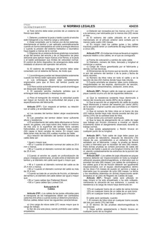 NORMAS LEGALES
El Peruano
Lima, domingo 22 de agosto de 2010 424235
a) Todo winche debe estar provisto de un sistema de
frenos que debe:
1. Detener y sostener la jaula o balde cuando el winche
esté trabajando a su máxima carga y velocidad.
2. Estar conectado, por lo menos uno de los sistemas,
directamente al tambor y ser aplicado automáticamente
cuando en forma intempestiva se corte la energía eléctrica
o cuando la presión del sistema hidráulico o neumático
haya bajado a menos de lo normal.
3. Disponer de un sistema de levas giratorias conectado
al eje del tambor del winche y de un dispositivo de peso
adicional para aplicar mayor fuerza a los frenos, si la jaula
o el balde sobrepasen sus límites de velocidad normal.
El control de dicho dispositivo de emergencia debe estar
instalado al alcance del operador del winche.
b) El sistema de embrague del winche debe estar
conectado con el sistema de frenos, de modo que:
1. Los embragues puedan ser desacoplados solamente
cuando los frenos estén aplicados totalmente.
2. Los embragues deben estar completamente
engranados para que el freno del tambor pueda ser
soltado.
3. El freno actúe automáticamente cuando el embrague
se desacople desengranado.
4. El operador perciba mediante señales que el
embrague está engranado o desengranado.
c) Para el transporte de mineral, la velocidad puede
ser mayor en función de la profundidad del pique y las
especiﬁcaciones del fabricante.
Artículo 277º.- Con respecto al tambor, su relación
con el cable y el enrollamiento:
a) Los canales del tambor deben alojar exactamente
al cable.
b) Las pestañas del tambor deben tener suﬁciente
altura y resistencia.
c) El enrollamiento del cable debe efectuarse en forma
suave, sin golpes, una capa sobre otra, hasta un máximo
de tres (03) si la superﬁcie del tambor tiene canales
helicoidales, en espiral o no tiene canales; hasta cuatro
(04) capas si tiene canales de resina. En ningún caso
debe tener más de tres (03) vueltas muertas de cable.
d)La relación del diámetro del tambor al diámetro del
cable debe ser:
1.Igual o mayor que:
• 60 a 1 cuando el diámetro nominal del cable es 25.4
mm o menos.
• 80 a 1 cuando el diámetro nominal del cable es más
de 25.4 mm.
2.Cuando el winche es usado en profundización de
pique o trabajos preliminares, el radio entre el diámetro del
tambor y el diámetro del cable será igual o mayor que:
• 48 a 1 cuando el diámetro nominal del cable es de
25.4 mm o menos.
• 60 a 1 cuando el diámetro nominal del cable es más
de 25.4 mm.
• Cuando se trate de un winche de fricción, el diámetro
del tambor y el diámetro del cable deben ser igual o mayor
que:
• 80 a 1 para cables tipo Flattened Strand.
•100 a 1 para cables tipo Locked Coil.
Subcapítulo III
Cables
Artículo 278º.- Los cables de las jaulas utilizadas para
el transporte de los trabajadores deben ser cambiados
cada tres (03) años o cuando exista un deterioro prematuro.
Dichos cables deben tener las siguientes características:
a) Una carga de rotura siete (07) veces mayor que la
carga de trabajo.
b) Ser de una sola pieza, siendo prohibido usar cables
empatados.
c) Deberán ser revisados por los menos una (01) vez
a la semana y ser lubricados por lo menos dos (02) veces
al mes.
d) El extremo del cable utilizado en el amarre
mencionado en el artículo anterior será cortado por lo
menos cada cuatro (04) meses.
e) En ningún caso los cables guías y los cables
tractores podrán tener un coeﬁciente de seguridad inferior
a cinco (05).
Artículo 279º.- En todas las minas se llevará un registro
especial relativo a los cables, en el que se consignará:
a) Fecha de colocación y cambio de cada cable.
b) Diámetro, número de hilos, trenzado y longitud al
comenzar a usarse.
c) Carga de rotura garantizada por el fabricante y
demás normas técnicas.
d) Dimensiones de los trozos que se recorte, indicando
si son del extremo del tambor o de la jaula y fecha de
estos recortes.
e) Número de hilos rotos en todo el cable y en la
sección de dos (02) metros donde haya más roturas.
f) Cuanta anomalía se observe, tales como dobleces,
irregularidades en las espiras, disminución de sección,
alargamientos extraordinarios, oxidación, entre otros.
Artículo 280º.- Ningún cable de izaje se usará en un
pique cuando ocurra uno de los siguientes defectos:
a) Que la resistencia existente haya disminuido a
menos del noventa por ciento (90%) de la original.
b) Que la sección de un segmento de cable de prueba
haya disminuido a menos del sesenta por ciento (60%)
de la sección original cuando sea sometido a un máximo
de tracción.
c) Que el número de hilos rotos en el tramo de dos
(02) metros donde haya más roturas exceda del diez por
ciento (10%) de la cantidad total de hilos.
d) Que exista una corrosión acentuada.
e) Que la tasa de alargamiento de un cable de izaje
que trabaja por fricción comience a mostrar un rápido
incremento sobre el alargamiento observado durante su
trabajo normal.
f) Que exista aplastamiento o ﬂexión brusca en
cualquier punto de su longitud.
Artículo 281º.- Todo cable de izaje debe pasar por
una prueba de laboratorio, después de dieciocho (18)
meses de uso, sometiéndolo a un esfuerzo de rotura
señalado por el fabricante. Luego, la prueba se llevará
a cabo a intervalos que no excedan de seis (06) meses.
Para dichas pruebas se cortará porciones de cable del
extremo del balde o jaula en una longitud mínima de 2.50
m, atando cuidadosamente los extremos de la porción del
cable cortado.
Artículo 282º.- Los cables de izaje utilizados en piques
mineros deberán ser inspeccionados en toda su longitud
utilizando equipos electromagnéticos, a intervalos que no
excedan los seis (06) meses. Los cables de contrapeso y
los cables guía a los de fricción deberán ser igualmente
inspeccionados con el equipo electromagnético dentro
de los doce (12) meses de puesto en servicio y luego a
intervalos que no excedan de ocho (08) meses. La fecha
y los resultados obtenidos en dichas inspecciones serán
anotados en el Libro de Registro de Cables de Izaje.
Artículo 283º.- Ningún cable será utilizado en
izaje minero si ha sido empalmado o ha sido volteado,
cambiando la ubicación de sus extremos, o cuando su
resistencia a la carga de rotura haya disminuido en:
10% en cualquier tramo de un cable de varios torones
15% en cualquier tramo de un cable de un solo torón
25% en cualquier tramo de un cable guía o fricción
El cable será cambiado, cuando:
1. El número de hilos rotos en cualquier tramo exceda
del tres por ciento (3%) del total
2. El técnico de las pruebas electromagnéticas lo
recomiende
3. Haya sufrido aplastamiento o ﬂexión brusca en
cualquier punto de su longitud
 