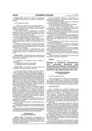 NORMAS LEGALES
El Peruano
Lima, domingo 22 de agosto de 2010424250
Artículo 393º.- Antes de la puesta en operación,
todo sistema de izaje debe ser sometido a las siguientes
pruebas:
a) Si el sistema es nuevo:
1. Veriﬁcar los sistemas de seguridad eléctrico -
mecánicos, automáticos y manuales en el winche, en el
castillo, en el pique y otros, como jaulas, baldes, sistemas
de carga y descarga y otros.
2. El número máximo de trabajadores que deberá
transportar la jaula no excederá del ochenta y cinco por
ciento (85%) del peso máximo de materiales que pueda
transportar, dividido entre noventa (90).
3. Fijar la carga máxima de transporte de acuerdo a
los factores de seguridad de los cables tractores.
b) Si el sistema es antiguo y estuvo parado por un
tiempo considerable, los titulares deben inspeccionar el
amarre entre la jaula o balde con el cable tractor y los
vientos.
c) Efectuar una prueba real en vacío para comprobar
el funcionamiento de los sistemas de traba “leonas”. Esta
prueba debe hacerse mensualmente tanto en un sistema
nuevo como en uno usado.
d) Se debe comprobar la operatividad del pique
haciendo recorrer la jaula o el balde en vacío al cambio
de cada guardia, tanto en un sistema nuevo como en uno
usado.
Artículo 394º.- Los cabrestantes que se emplee para
mover jaulas con personal deberán tener los siguientes
dispositivos de seguridad:
a) Limitadores de velocidad, frenos manuales y
automáticos.
b) Indicadores de posición de las jaulas.
c) Limitadores de altura y profundidad.
Artículo 395º.- Las jaulas y los baldes deben ser
construidos con piezas y puertas metálicas.
a) Las jaulas estarán provistas de trabas “leonas”,
vientos y otros que impidan su caída libre por el pique.
b) La velocidad de la jaula que transporta trabajadores
no excederá de ciento cincuenta (150) metros por minuto en
piques de menos de doscientos (200) metros de profundidad.
Para piques de mayor profundidad a doscientos (200) metros
y cuyo sistema de control de izaje no es automatizado, la
velocidad no debe exceder de doscientos cincuenta (250)
metros por minuto. Para piques mayores a doscientos
(200) metros de profundidad y cuyo sistema de control de
izaje es automatizado, la velocidad no podrá exceder de
cuatrocientos treinta (430) metros por minuto.
En caso el sistema de control de izaje automatizado
supere la velocidad descrita en el párrafo anterior,
requerirá la autorización de la Dirección General de
Minería, previa evaluación de la memoria descriptiva y
planos que contendrán los diversos dispositivos de control
eléctrico, electrónico y mecánico que permitan controlar
las operaciones de velocidad, estacionamiento, frenado
y localización de la jaula con mayor precisión, exactitud,
seguridad, conﬁabilidad y estabilidad..
c) Prohibir el transporte de trabajadores junto con
materiales o herramientas, al igual que el transporte de
trabajadores en baldes.
d) El movimiento de la jaula no se iniciará hasta que su
puerta sea cerrada.
e) Está prohibido el tránsito de la jaula o el balde cuando
hayan trabajadores laborando en los compartimentos del
pique.
f) Inspeccionar una vez por mes los sistemas de seguridad
delwinche,delapolea,delpique,delbaldeylajaula,anotando
sus observaciones en el libro de control correspondiente.
Subcapítulo III
Transporte en Superﬁcie
Artículo 396º.- El transporte de trabajadores en
superﬁcie se sujetará a las disposiciones del Ministerio de
Transportes y Comunicaciones. Además, el titular minero
elaborará un Reglamento Interno de Transporte, en el que
se considerará básicamente:
a) Las condiciones eléctricas y mecánicas y la
comodidad del vehículo, su velocidad máxima y el número
máximo de pasajeros permitido.
b) Que el conductor tenga, como mínimo, licencia de
conducir profesional con categoría A II.
c) Las condiciones físicas y mentales del conductor.
d) Las características riesgosas de las vías.
e) Que el servicio de movilidad cuente con las
comodidades y dispositivos de seguridad necesarios para
un viaje cómodo y seguro para el trabajador.
f) En el transporte con vehículos livianos, el uso de
cinturón de seguridad es obligatorio tanto en los asientos
delanteros como en los posteriores.
g) Que los vehículos de transporte, especialmente de
trabajadores, sean mantenidos en perfectas condiciones
operativas y de seguridad. Asimismo, que el trabajador
acate todas las disposiciones que se dicte para su
seguridad.
h) La prohibición de utilizar equipo minero para el
transporte de trabajadores.
i) Que todo vehículo de transporte de trabajadores
debe contar con póliza de seguro vigente, con cobertura
para sus pasajeros y contra terceros.
j) Los cables de carriles aéreos no podrán ser utilizados
para el transporte de trabajadores, salvo casos especiales
debidamente autorizados por el titular minero.
k) Está prohibido el transporte de trabajadores de y
hacia las áreas de trabajo en vehículos con pasajeros
parados.
l) Será de aplicación lo establecido en el inciso c) del
artículo 387° del presente reglamento.
534046-2
Otorgan a Consorcio Transmantaro
S.A. concesión definitiva para
desarrollar actividad de transmisión de
energía eléctrica en diversos distritos y
provincias del departamento de Lima
RESOLUCIÓN SUPREMA
Nº 051-2010-EM
Lima, 21 de agosto de 2010
VISTO:ElExpedienteN°14190810, sobre otorgamiento
de concesión deﬁnitiva para desarrollar la actividad de
transmisión de energía eléctrica, presentada por Consorcio
Transmantaro S.A., persona jurídica inscrita en la Partida
N° 11014647 del Registro de Personas Jurídicas de Lima;
CONSIDERANDO:
Que, la solicitud de concesión deﬁnitiva para
desarrollar la actividad de transmisión de energía eléctrica
comprende las Líneas de Transmisión de 220 kV S.E.
Chilca – S.E. La Planicie – S.E. Carabayllo, de 220 kV
S.E. Carabayllo – S.E. Zapallal y de 500 kV S.E. Chilca
– S.E. Carabayllo, ubicada en los distritos de Carabayllo,
San Antonio, Lurigancho, Ate, Cieneguilla, Pachacamac,
Lurín, Punta Hermosa, Punta Negra, San Bartolo y Chilca,
provincias de Lima, Cañete y Huarochirí, departamento
de Lima, cuyas coordenadas UTM (PSAD56) ﬁguran en
el Expediente;
Que, mediante la Resolución Directoral N° 049-2010-
MEM/AAE, de fecha 10 de febrero de 2010, la Dirección
General de Asuntos Ambientales Energéticos del Ministerio
de Energía y Minas aprobó el Estudio de Impacto Ambiental
de las Líneas de Transmisión de 220 kV S.E. Chilca – S.E.
La Planicie – S.E. Carabayllo, de 220 kV S.E. Carabayllo –
S.E. Zapallal y de 500 kV S.E. Chilca – S.E. Carabayllo;
Que, la petición está amparada en las disposiciones
contenidas en el artículo 25° del Decreto Ley N° 25844, Ley
de Concesiones Eléctricas, y en los artículos pertinentes
de su Reglamento, aprobado por el Decreto Supremo N°
009-93-EM, habiendo cumplido con los requisitos legales
para su presentación;
Que, la Dirección General de Electricidad, luego de
haber veriﬁcado y evaluado que la peticionaria ha cumplido
con los requisitos establecidos en la Ley de Concesiones
 