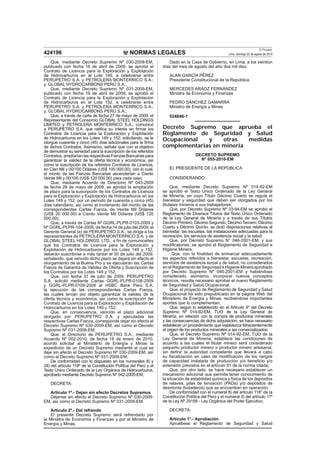 NORMAS LEGALES
El Peruano
Lima, domingo 22 de agosto de 2010424196
Que, mediante Decreto Supremo Nº 030-2009-EM,
publicado con fecha 16 de abril de 2009, se aprobó el
Contrato de Licencia para la Exploración y Explotación
de Hidrocarburos en el Lote 149, a celebrarse entre
PERUPETRO S.A. y PETROLERA MONTERRICO S.A.;
y, GLOBAL HYDROCARBONS PERÚ S.A.;
Que, mediante Decreto Supremo Nº 031-2009-EM,
publicado con fecha 16 de abril de 2009, se aprobó el
Contrato de Licencia para la Exploración y Explotación
de Hidrocarburos en el Lote 152, a celebrarse entre
PERUPETRO S.A. y PETROLERA MONTERRICO S.A.;
y, GLOBAL HYDROCARBONS PERÚ S.A.;
Que, a través de carta de fecha 27 de mayo de 2009, el
Representante del Consorcio GLOBAL STEEL HOLDINGS
LIMITED y PETROLERA MONTERRICO S.A., comunicó
a PERUPETRO S.A. que ratiﬁca su interés en ﬁrmar los
Contratos de Licencia para la Exploración y Explotación
de Hidrocarburos en los Lotes 149 y 152; solicitando, se le
otorgue cuarenta y cinco (45) días adicionales para la ﬁrma
de dichos Contratos. Asimismo, señala que con el objetivo
de demostrar su seriedad para la suscripción de los referidos
Contratos,ampliaríanlasrespectivasFianzasBancariaspara
garantizar la validez de la oferta técnica y económica, así
como la suscripción de los referidos Contratos de Licencia,
en Cien Mil y 00/100 Dólares (US$ 100 000.00), con lo cual,
el monto de las Fianzas Bancarias ascenderían a Ciento
Veinte Mil y 00/100 (US$ 120 000.00) para cada caso;
Que, mediante Acuerdo de Directorio Nº 043-2009
de fecha 28 de mayo de 2009, se aprobó la ampliación
de plazo para la suscripción de los Contratos de Licencia
para la Exploración y Explotación de Hidrocarburos en los
Lotes 149 y 152, por un período de cuarenta y cinco (45)
días calendario, así como el incremento del monto de las
correspondientes Cartas Fianza, de Veinte Mil Dólares
(US$ 20 000.00) a Ciento Veinte Mil Dólares (US$ 120
000.00);
Que, a través de Cartas Nº GGRL-PLPR-0103-2009 y
Nº GGRL-PLPR-104-2009, de fecha 14 de julio del 2009, el
Gerente General (e) de PERUPETRO S.A., se dirige a los
representantes de PETROLERA MONTERRICO S.A. y de
GLOBAL STEEL HOLDINGS, LTD., a ﬁn de comunicarles
que los Contratos de Licencia para la Exploración y
Explotación de Hidrocarburos por los Lotes 149 y 152,
deberán suscribirse a más tardar el 30 de julio del 2009;
señalando, que vencido dicho plazo se dejará sin efecto el
otorgamiento de la Buena Pro y se ejecutarán las Cartas
Fianza de Garantía de Validez de Oferta y Suscripción de
los Contratos por los Lotes 149 y 152;
Que, con fecha 31 de julio de 2009, PERUPETRO
S.A. solicitó mediante Cartas GGRL-PLPR-0108-2009
y GGRL-PLPR-0109-2009 al HSBC Bank Perú S.A.
la ejecución de las correspondientes Cartas Fianza,
las cuales tenían por objeto garantizar la validez de la
oferta técnica y económica, así como la suscripción del
Contrato de Licencia para la Exploración y Explotación de
Hidrocarburos en los Lotes 149 y 152;
Que, en consecuencia, vencido el plazo adicional
otorgado por PERUPETRO S.A. y ejecutadas las
respectivas Cartas Fianza, corresponde dejar sin efecto el
Decreto Supremo Nº 030-2009-EM, así como el Decreto
Supremo Nº 031-2009-EM;
Que, el Directorio de PERUPETRO S.A., mediante
Acuerdo Nº 002-2010, de fecha 18 de enero de 2010,
acordó solicitar al Ministerio de Energía y Minas la
expedición de un Decreto Supremo mediante el cual se
deje sin efecto el Decreto Supremo Nº 030-2009-EM, así
como el Decreto Supremo Nº 031-2009-EM;
De conformidad con lo dispuesto en los numerales 8) y
24) del artículo 118º de la Constitución Política del Perú y el
Texto Único Ordenado de la Ley Orgánica de Hidrocarburos,
aprobado mediante Decreto Supremo Nº 042-2005-EM;
DECRETA:
Artículo 1º.- Dejan sin efecto Decretos Supremos
Déjense sin efecto el Decreto Supremo Nº 030-2009-
EM, así como el Decreto Supremo Nº 031-2009-EM.
Artículo 2º.- Del refrendo
El presente Decreto Supremo será refrendado por
la Ministra de Economía y Finanzas y por el Ministro de
Energía y Minas.
Dado en la Casa de Gobierno, en Lima, a los veintiún
días del mes de agosto del año dos mil diez.
ALAN GARCÍA PÉREZ
Presidente Constitucional de la República
MERCEDES ARÁOZ FERNÁNDEZ
Ministra de Economía y Finanzas
PEDRO SÁNCHEZ GAMARRA
Ministro de Energía y Minas
534046-1
Decreto Supremo que aprueba el
Reglamento de Seguridad y Salud
Ocupacional y otras medidas
complementarias en minería
DECRETO SUPREMO
N° 055-2010-EM
EL PRESIDENTE DE LA REPÚBLICA
CONSIDERANDO:
Que, mediante Decreto Supremo Nº 014-92-EM
se aprobó el Texto Único Ordenado de la Ley General
de Minería, en cuyo Título Décimo Cuarto se regula el
bienestar y seguridad que deben ser otorgados por los
titulares mineros a sus trabajadores;
Que, por Decreto Supremo Nº 03-94-EM se aprobó el
Reglamento de Diversos Títulos del Texto Único Ordenado
de la Ley General de Minería y a través de sus Títulos
Décimo Primero, Décimo Segundo, Décimo Tercero, Décimo
Cuarto y Décimo Quinto, se dictó disposiciones relativas al
bienestar, las escuelas, las instalaciones adecuadas para la
recreación, los servicios de asistencia social y la salud;
Que, por Decreto Supremo N° 046-2001-EM, y sus
modiﬁcatorias, se aprobó el Reglamento de Seguridad e
Higiene Minera;
Que, con la ﬁnalidad de enmarcar adecuadamente
los aspectos referidos a bienestar, escuelas, recreación,
servicios de asistencia social y de salud, no considerados
en el Reglamento de Seguridad e Higiene Minera aprobado
por Decreto Supremo Nº 046-2001-EM y habiéndose
considerado, asimismo, incorporar nuevos conceptos
técnicos, resulta necesario aprobar el nuevo Reglamento
de Seguridad y Salud Ocupacional;
Que, el proyecto de Reglamento de Seguridad y Salud
Ocupacional ha sido prepublicado en la página Web del
Ministerio de Energía y Minas, recibiéndose importantes
aportes que lo complementan;
Que, según lo establecido en el Artículo 4º del Decreto
Supremo Nº 014-92-EM, TUO de la Ley General de
Minería, en relación con la compra de productos minerales
y las consecuencias de dicha adquisición, se hace necesario
establecer un procedimiento que establezca fehacientemente
el origen de los productos minerales a ser comercializados;
Que, el Decreto Supremo Nº 014-92-EM, TUO de la
Ley General de Minería, establece las condiciones de
acuerdo a las cuales el titular minero será considerado
pequeño productor minero o productor minero artesanal,
sin deﬁnir la autoridad competente que llevará a cabo
su ﬁscalización en caso de modiﬁcación de los rangos
de capacidad instalada de producción y/o beneﬁcio y/o
extensión previstos en el artículo 91 de la norma citada;
Que, por otro lado, se hace necesario establecer un
mecanismo adicional que permita tener conocimiento de
la situación de estabilidad química y física de los depósitos
de relaves, pilas de lixiviación (PADs) y/o depósitos de
desmonte (botaderos) que se encuentran en operación.
De conformidad con el numeral 8) del artículo 118° de la
Constitución Política del Perú y el numeral 3) del artículo 11º
de la Ley Nº 29158 - Ley Orgánica del Poder Ejecutivo;
DECRETA:
Artículo 1°.- Aprobación
Apruébese el Reglamento de Seguridad y Salud
 