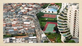 El muro de concreto y púas que separa desde hace cuatro años la pobreza del suburbio de Vista Hermosa en San Juan de Miraf...
