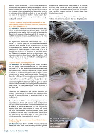 16
resultaat kunnen behalen met 4 – 5 – 1, dan ben ik niet te trots
om niet over te schakelen. Ik wil combinatievoetbal brengen
waarbij het belangrijk is dat we een blok vormen en hoge of
lage pressing zetten. Het voordeel van hoog spelen is dat er
bij balrecuperatie onmiddellijk veel volk in de box kan opdui-
ken. Maar als de tegenstrever sterker is moeten we ons daar-
bij neerleggen. Dan trachten we ze op onze helft op te vangen
en tegen te prikken”.
Dug-Out: “Hoe train je op deze systeemwissel en het
omschakelen van hoge naar lage pressing? En hoe pas
je dit toe in de wedstrijd”?
Eric Reenaers: “Wij trainen minstens met 20 spelers, waar-
mee ik dan een oefenwedstrijdje speel. De spelers die de vol-
gende wedstrijd niet starten stel ik op zoals de tegenstander.
Daarom is de scouting ook zo belangrijk. In de wedstrijd ver-
wacht ik van mijn spelers dat ze zelf inzien wanneer ze moe-
ten omschakelen.
Bvb. tegen Francs-Borains. We schakelden om van 4 – 3 - 3
naar 4 – 4 - 2 omdat zij met drie middenvelders naast elkaar
speelden. Onze driehoek op het middenveld had het daar
moeilijk mee en won te weinig duels. Ik laat mijn spelers op
training kennis maken met dat soort fases zodat ze die in de
wedstrijd zelf herkennen en weten hoe ze dat moeten oplos-
sen. Zij weten ook wanneer we hoge en lage pressing gaan
toepassen. Als onze tegenstander pijlsnelle spitsen heeft
schuiven we niet op tot aan de middenlijn, want zo geven we
hen de ruimte om in te duiken”.
Dug-Out: “Wat is jouw stokpaardje”?
Eric Reenaers: “Het periodiseringmodel! Ik train in blokken
van zes weken. Twee weken extensieve duur, twee weken
intensieve duur en twee weken extensieve interval. Extensieve
duur betekent dat je in wedstrijdvormen met ploegen van 8 à
11 speelt. Dit verlaagt de intensiteit omdat de spelers minder
moeten lopen en beter in positie kunnen spelen. De trainingen
duren dan wel langer. Bij intensieve duur worden de wedstrijd-
vormen afgewerkt in ploegjes van 5 à 7. Dit verhoogt de inten-
siteit omdat de spelers meer in beweging zijn. We trainen dan
wel minder lang. Om heel intensief te trainen gaan we de laat-
ste twee weken binnen het periodiseringmodel over tot exten-
sieve interval. Dan speel je wedstrijdjes van vier tegen vier tot
één tegen één.
Die zijn héél kort, maar dan ook héél intensief. Iedereen is dan
constant in beweging, er is nauwelijks rust. Ik pas dit model
vooral in de voorbereiding toe. In het seizoen wijk ik er een
beetje van af.
Dan werk ik in drie blokken van één week gevolgd door een
recuperatieweek. Ik train ook heel veel pass- en trapvormen
vanuit de posities die de spelers binnen het elftal innemen. Als
ik merk dat er tijdens de extensieve duur niet pittig genoeg
getraind wordt, als ik extra scherpte wil krijgen, dan train ik
met opzet wat intensiever. Oefeningen met een hogere fysie-
ke belasting, met meer inzet. Door hen in een kleine ruimte
drie tegen drie te laten spelen gaan ze meer inspanningen
moeten leveren dan in een wedstrijd elf tegen elf”.
Dug-Out: “Speel je soms met een libero? En individuele
mandekking”?
Eric Reenaers: “Een libero? Nee! Alle respect voor trainers
die het wel doen, maar ik ben er voor goed vanaf gestapt.
Iedereen moet spelen met het materiaal wat hij ter beschik-
king heeft, maar zelf zie ik er het nut niet meer van in. Ik ben
een voorstander van de zonefilosofie met drie of vier verdedi-
gers. Ik vind het trouwens knap dat dit systeem stilaan door-
dringt tot in provinciale.
Maar een noodzaak bij dit systeem is dat je creatieve spelers
hebt die met een individuele actie door een dergelijke verde-
Dug-Out - Nummer 37 - September 2006
Eric Reenaers: “Ik bewonder mensen
als Peter Balette en Francky Dury.
Zij moesten dubbel zo hard werken
om als volwaardig aanzien te wor-
den. Daar heb ik héél veel respect
voor”. (Photonews)
 