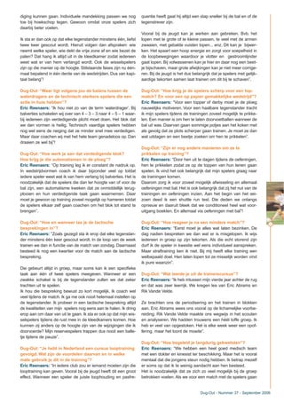 diging kunnen gaan. Individuele mandekking passen we nog
toe bij hoekschop tegen. Gewoon omdat onze spelers zich
daarbij beter voelen.
Ik sta er dan ook op dat elke tegenstander minstens één, liefst
twee keer gescout wordt. Hieruit volgen dan afspraken: wie
neemt welke speler, wie dekt de vrije zone af en wie bezet de
palen? Dat hang ik altijd uit in de kleedkamer zodat iedereen
weet wat er van hem verlangd wordt. Ook de wisselspelers
zijn op die manier op de hoogte. Stilstaande fases zijn nu één-
maal bepalend in één derde van de wedstrijden. Dus van kapi-
taal belang”!
Dug-Out: “Waar ligt volgens jou de balans tussen de
waterdragers en de technisch sterkere spelers die een
actie in huis hebben”?
Eric Reenaers: “Ik hou niet zo van de term ‘waterdrager’. Bij
balverlies schakelen wij over van 4 – 3 – 3 naar 4 – 5 – 1 waar-
bij iedereen zijn verdedigende plicht moet doen. Het blok dat
we dan vormen is heilig. Technisch vaardige spelers hebben
nog wel eens de neiging dat ze minder snel mee verdedigen.
Maar daar coachen wij met het hele team genadeloos op. Dan
draaien ze wel bij”!
Dug-Out: “Hoe werk je aan dat verdedigende blok?
Hoe krijg je die automatismen in de ploeg”?
Eric Reenaers: “Op training leg ik er constant de nadruk op.
In wedstrijdvormen coach ik daar bijzonder veel op totdat
iedere speler weet wat ik van hem verlang bij balverlies. Het is
noodzakelijk dat de spelers die dan ter hoogte van of voor de
bal zijn, een automatisme kweken dat ze onmiddellijk terug-
plooien en hun verdedigende taak gaan waarnemen. Daar
moet je gewoon op training zoveel mogelijk op hameren totdat
de spelers elkaar zelf gaan coachen om het blok tot stand te
brengen”.
Dug-Out: “Hoe en wanneer las je de tactische
besprekingen in”?
Eric Reenaers: “Zoals gezegd sta ik erop dat elke tegenstan-
der minstens één keer gescout wordt. In de loop van de week
trainen we dan in functie van de match van zondag. Daarnaast
besteed ik nog een kwartier voor de match aan de tactische
bespreking.
Die gebeurt altijd in groep, maar soms kan ik een specifieke
taak aan één of twee spelers meegeven. Wanneer er een
zwakke schakel is bij de tegenstander zullen we dat zeker
trachten uit te spelen.
Ik hou die bespreking bewust zo kort mogelijk. Ik coach wel
veel tijdens de match. Ik ga me ook nooit helemaal instellen op
de tegenstander. Ik probeer in een tactische bespreking altijd
de kwaliteiten van mijn spelers nog eens aan te halen. Ik dring
erop aan om daar van uit te gaan. Ik sta er ook op dat mijn wis-
selspelers tijdens de rust mee in de kleedkamers komen. Hoe
kunnen zij anders op de hoogte zijn van de wijzigingen die ik
doorvoerde? Mijn reservespelers trappen dus nooit een balle-
tje tijdens de pauze”.
Dug-Out: “Je hebt in Nederland een cursus looptraining
gevolgd. Wat zijn de voordelen daarvan en in welke
mate gebruik je dit in de training”?
Eric Reenaers: “In iedere club zou er iemand moeten zijn die
looptraining kan geven. Vooral bij de jeugd heeft dit een groot
effect. Wanneer een speler de juiste loophouding en pasfre-
quentie heeft gaat hij altijd een stap sneller bij de bal en of de
tegenstrever zijn.
Vooral bij de jeugd kan je werken aan gebreken. Bvb. het
lopen met te grote of te kleine passen, te veel met de armen
zwaaien, met gebalde vuisten lopen... enz. Dit kan je bijwer-
ken. Het spaart een hoop energie en zorgt voor soepelheid in
de loopbewegingen waardoor je vlotter en gestroomlijnder
gaat lopen. Bij volwassenen kan je hier en daar nog een beet-
je bijschaven, maar grote afwijkingen kan je niet meer corrige-
ren. Bij de jeugd is het dus belangrijk dat je spelers met gelijk-
aardige tekorten samen laat trainen om dit bij te schaven”.
Dug-Out: “Hoe krijg je de spelers scherp voor een top-
match? En voor een op papier gemakkelijke wedstrijd”?
Eric Reenaers: “Voor een topper of derby moet je de ploeg
nauwelijks motiveren. Voor een haalbare tegenstander tracht
ik mijn spelers tijdens de trainingen zoveel mogelijk te prikke-
len. Een manier is om hen te laten doorvoetballen wanneer de
bal uit was. Daarvan gaan sommige potjes aan het koken met
als gevolg dat ze plots scherper gaan trainen. Je moet ze dan
wat uitdagen en een beetje zoeken om hen te prikkelen”.
Dug-Out: “Zijn er nog andere manieren om ze te
prikkelen op training”?
Eric Reenaers: “Door hen uit te dagen tijdens de oefeningen,
hen te prikkelen zodat ze op de toppen van hun tenen gaan
spelen. Ik vind het ook belangrijk dat mijn spelers graag naar
de trainingen komen.
Daarom zorg ik voor zoveel mogelijk afwisseling en allemaal
oefeningen met bal. Het is ook belangrijk dat zij het nut van de
trainingen en oefeningen inzien. Aan het begin van het sei-
zoen deed ik een shuttle run test. Die deden we onlangs
opnieuw en daaruit bleek dat we conditioneel heel wat voor-
uitgang boekten. En allemaal via oefeningen met bal”!
Dug-Out: “Hoe reageer je na een mindere match”?
Eric Reenaers: “Eerst moet je alles wat laten bezinken. De
dag nadien bespreken we dan wat er is misgelopen. Ik wijs
iedereen in groep op zijn tekorten. Als die echt storend zijn
durf ik de speler in kwestie wel eens individueel aanspreken.
Maar straftraining ken ik niet. Bij mij heeft elke training een
welbepaald doel. Hen laten lopen tot ze misselijk worden vind
ik pure waanzin”.
Dug-Out: “Wat leerde je uit de trainerscursus”?
Eric Reenaers: “Ik heb intussen mijn vierde jaar achter de rug
en dat was zeer leerrijk. We kregen les van Eric Abrams en
Rik Vande Velde.
Ze brachten ons de periodisering en het trainen in blokken
aan. Eric Abrams wees ons vooral op de lichamelijke voorbe-
reiding. Rik Vande Velde maakte ons wegwijs in het scouten
en analyseren. We hadden trouwens een héél toffe groep. Ik
heb er veel van opgestoken. Het is elke week weer een opof-
fering, maar het loont de moeite”.
Dug-Out: “Hoe begeleid je langdurig gekwetsten”?
Eric Reenaers: “We hebben een heel goed medisch team
met een dokter en kinesist ter beschikking. Maar het is vooral
mentaal dat die jongens steun nodig hebben. Ik betrap mezelf
er soms op dat ik te weinig aandacht aan hen besteed.
Het is noodzakelijk dat ze zich zo veel mogelijk bij de groep
betrokken voelen. Als we voor een match met de spelers gaan
17
Dug-Out - Nummer 37 - September 2006
 