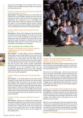 10
maar je kunt niet zeggen dat er op Patro niets te zien is.
Ondanks al dat aanvallende geweld hielden we dit seizoen
toch al tien keer de nul”.
Dug-Out: “Je trekt dus voluit de kaart van de aanval. Dat
houdt ongetwijfeld risico’s in”!
Nico Claesen: “De tegenaanval loert om de hoek. Maar die
proberen we zo snel mogelijk in de kiem te smoren door erg
hoog druk te zetten. Als je de bal dicht bij de goal van de
tegenstrever kan recupereren kan je onmiddellijk voor
gevaar zorgen. Maar zoals ik al zei slagen we er desondanks
toch vaak in om ook achteraan stand te houden. Vooraan
knelt het schoentje. We creëren wekelijks voldoende kansen
maar de afwerking rendeert aan een te laag percentage”.
Dug-Out: “Wijk je op geen enkel moment af van die
4 - 2 - 4”?
Nico Claesen: “Nooit. Ik kies volledig voor de aanval met het
risico dat we ook kansen weggeven. Ik win liever met 3-2 dan
met 2-0. Ik stuur enkel bij wanneer er een speler van de
tegenpartij te veel in de wedstrijd zit. Dan laat ik één van mijn
jongens die speler schaduwen en irriteren tot hij de moed
laat zakken. Maar dat zal ik nooit 90 minuten lang doen,
enkel tijdens een gedeelte van de wedstrijd”.
Eén verdedigende middenvelder
Dug-Out: “In dit systeem moet er wel een kapitale rol
weggelegd zijn voor de twee verdedigende
middenvelders”.
Nico Claesen: “Ik speel slechts met één verdedigende
middenvelder en dat is Jacky Peeters. Die rol is hem op het
lijf geschreven. Al is het toch niet te onderschatten. Hij heeft
constant vijf van onze spelers voor zich. Maar met zijn
ervaring kwijt hij zich prima van die taak. Zijn eerste opgave
is om de tegenaanval eruit te halen en het tempo te breken.
Dat doet hij prima. Mijn andere centrale middenvelder
bepaalt min of meer zelf hoeveel hij verdedigt. Als hij goed in
de wedstrijd zit en de bovenhand haalt van zijn
rechtstreekse tegenstander, dan zal er op hem verdedigd
moeten worden. Maar moet hij het individueel afleggen, dan
zal hij meer moeten terugplooien”.
Dug-Out: “Welke instructies geef je de flankaanvallers
mee”?
Nico Claesen: “In de eerste plaats om het veld zo breed
mogelijk te houden. Maar als de aanval zich aan de andere
kant afspeelt, heeft het weinig zin dat ze tegen de zijlijn
blijven plakken. Dan verwacht ik uiteraard dat ze in de recht-
hoek van de tegenstander opduiken. Mijn twee diepe spitsen
kiezen positie in functie van elkaar. De eerste is vrij en de
andere zoekt de vrije ruimte op die overblijft. Ook mijn backs
trekken mee ten aanval. Eentje knijpt bij balbezit naar binnen
en de andere verleent steun aan de aanval als die zich aan
zijn kant afspeelt”.
Dug-Out: “Tracht je nog meer specifieke accenten te
leggen”?
Nico Claesen: “Wanneer we in balbezit zijn verwacht ik dat
de speler het dichtst bij de man die de bal aan de voet heeft,
een vooractie maakt en wegloopt. Op die manier trekt hij een
mannetje mee en creëert hij de ruimte voor de speler met
bal of voor een andere speler om in te duiken. Daarnaast
verlang ik ook dat het spel zo veel en zo snel mogelijk van
kant verlegd wordt”.
Dug-Out: “Elke speler krijgt duidelijk de nodige
richtlijnen. Je besteedt dan ook heel wat tijd aan het
tactische aspect, neem ik aan”.
Nico Claesen: “Een trainer is altijd met tactiek bezig. Tussen
pot en pint maar ook op belangrijke momenten. Ik praat voor-
al veel individueel met elke speler. Wekelijks spreek ik ieder-
een wel eventjes kort aan.
Dat kan dan over details gaan, maar soms ook over een
manier van spelen. De collectieve tactische bespreking duurt
bij mij niet langer dan tien minuutjes en gaat in de eerste
plaats over onszelf. Ik ga van onze eigen kwaliteit uit en spits
me niet toe op de tegenstander. Ik scout de meeste van onze
tegenpartijen wel, maar toch probeer ik elke week mijn wil op
te leggen aan de tegenstander. Daarnaast heb ik ook een
goede assistent-coach die zelf ook veel richtlijnen geeft en
mij daardoor wat ontlast”.
Dug-Out: “Jouw assistent mag dus ingrijpen waar nodig”.
Nico Claesen: “Hij krijgt van mij inderdaad een grote verant-
woordelijkheid. In principe verwacht ik van hem dat hij ervoor
zorgt dat ook de nummers 12 tot 22 zich goed voelen. En dat
vind ik zeer belangrijk want die hebben niet enkel hun nut als
invallers, maar drijven ook de concurrentie op om zo de
basiself scherp te houden.
Maar ook voor de titularissen moet mijn assistent een luiste-
rend oor zijn. Hij staat dichter bij de groep dan ik en kan mij
zo belangrijke informatie doorspelen. Ik ga nooit met hem in
discussie en hij hoeft ook geen verantwoording af te leggen
voor de beslissingen die hij neemt. We steunen elkaar voor
de volle honderd procent”.
Dug-Out: “In hoeverre maak je tijd vrij om de teamgeest
Dug-Out - Nummer 42 - April 2007
(Photonews)
 