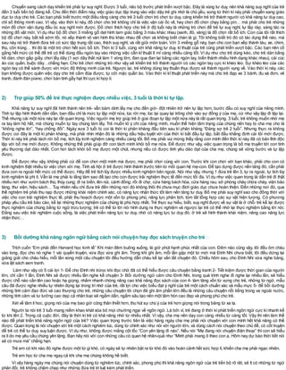 Chuyển sang cách dạy khiến trẻ phải tự suy nghĩ. Được 3 tuổi, não bộ trước phát triển vượt bậc. Đây là vùng tư duy, nên khả năng suy nghĩ của trẻ
đến 3 tuổi tiến bộ đáng kể. Cho đến thời điểm này, việc giáo dục tập trung vào việc dậy trẻ ghi nhớ là chủ yếu, song từ thời kì này phải chuyển sang giáo
dục tư duy cho trẻ. Các bạn phải biết trước một điều rằng càng cho trẻ 3 tuổi chơi trò chơi tư duy, càng khiến trẻ trở thành người có khả năng tư duy cao,
chỉ số thông minh cao. Vì vậy, vào thời kì này, đồ chơi cho trẻ không chỉ là việc vặn cái ốc vít, hay chơi đồ chơi chạy bằng pin… mà phải cho trẻ những
món đồ chơi vận dụng đầu óc suy nghĩ mới được. Đồ chơi thích hợp cho trẻ ở độ tuổi này là những trò chơi để trẻ tự suy nghĩ, tự lắp ráp, sáng tác ra
những đồ vật mới. Ví dụ như bộ đồ chơi 3 miếng gỗ dẹt hình tam giác bằng 3 màu khác nhau (xanh, đỏ, vàng) là đồ chơi rất bổ ích. Con của tôi rất thích
bộ đồ chơi này, bất kể sớm tối, nó xếp thành vô vàn hình thù khác nhau để chơi và không biết chán là gì. Tôi không biết trò đó có tác dụng thế nào, mà
sau này nó trở thành đứa trẻ có sức tập trung rất cao, thích suy nghĩ, và rất giỏi môn toán. Với 3 miếng gỗ này, bạn cho con bạn xếp thành tàu, xe, chim,
thú, côn trùng… thì đó là một trò chơi hết sức bổ ích. Thời kì 3 tuổi, cùng với khả năng tư duy, kĩ thuật của trẻ cũng phát triển vượt bậc. Các bạn nên cố
gắng hết mức có thể để trẻ có thể dùng đầu ngón tay vào những việc cần kĩ thuật tỉ mỉ càng nhiều càng tốt. Ví dụ như cho trẻ dùng kéo, cho trẻ dán bằng
hồ dán, chơi gấp giấy, chơi lấy dây (1 sợi dây thắt nút làm 1 vòng lớn, đan qua đan lại bằng các ngón tay, biến thành nhiều hình dạng khác nhau), cài cúc
áo cúc quần, buộc dây…chẳng hạn. Cho trẻ chơi những trò như vậy sẽ khiến trẻ trở thành người có các ngón tay cực kì khéo léo. Sự khéo léo của các
ngón tay có thể sánh được với mức độ thông minh của trẻ. Ngược lại, trẻ không dùng tay thuần thục được sẽ thành người vụng về. Vào thời kì này, các
bạn không được quên việc dạy cho trẻ cầm đũa được, tự cởi mặc quần áo. Vào thời kì kĩ thuật phát triển này mà cho trẻ đạp xe 3 bánh, đu xà đơn, vẽ
tranh, đánh đàn piano, chơi bàn tính gẩy hạt thìcực kìhợp lí.
2) Trợ giúp 50% để trẻ thực nghiệm được nhiều việc, 3 tuổi là thời kì tự lập.
Khả năng tự suy nghĩ đã hình thành nên trẻ- vẫn bám dính lấy mẹ cho đến giờ- đột nhiên trở nên tự lập hơn, bước đầu có suy nghĩ của riêng mình.
Tính tự lập hình thành dần dần, ban đầu chỉ là mức tự lập một nửa, lúc rời mẹ, lúc lại quay lại trông chờ vào sự đồng ý của mẹ, cứ như vậy lặp đi lặp lại.
Thế nhưng cái một nửa này lại rất quan trọng. Việc người mẹ trợ giúp trẻ ở giai đoạn tự lập một nửa này là rất quan trọng. 3 tuổi, trẻ không muốn nhờ mẹ
ra tay làm hộ hết, mà chúng muốn tự tay chúng làm lấy. Trẻ muốn tỏ ý chí của riêng mình, muốn thể hiện tâm trạng của chúng nên hay bị cha mẹ cho là
“không nghe lời”, “hay chống đối”. Ngày xưa 3 tuổi bị coi là thời kì phản kháng đầu tiên sau kì phản kháng “Đáng sợ trẻ 2 tuổi”. Nhưng thực ra không
được coi đây là một kì phản kháng, mà phải nhìn nhận đó là những dấu hiệu tuyệt vời của thời kì bắt đầu tự lập, bắt đầu khẳng định cái tôi mới được.
Thời kì này trẻ phải tách rời bố mẹ, tích lũy kinh nghiệm càng nhiều càng tốt. Bố mẹ phải vui mừng thấy rằng con mình đến thời kì này đã có bản lĩnh độc
lập với bố mẹ mới được. Không những thế phải giúp đỡ con tách mình khỏi bố mẹ nữa. Để được như vậy, việc quan trọng là bố mẹ truyền tới con tình
yêu thương dạt dào nhất. Con hơi tách khỏi bố mẹ được một chút, nhưng nếu có được tình yêu dào dạt của cha mẹ, chúng sẽ vững bước và tự lập
được.
Để được như vậy, không phải cứ để con chơi một mình mà được, mẹ phải chơi cùng với con. Trước khi con chơi với bạn khác, phải cho con có
kinh nghiệm thật nhiều từ việc chơi với mẹ. Tính xã hội ở trẻ được hình thành trước tiên từ mối quan hệ mẹ-con. Để tạo dựng được nền tảng đó, cần phải
đưa con ra ngoài hết mức có thể được. Hãy để trẻ tích lũy được nhiều kinh nghiệm bên ngoài. Nói như vậy, nhưng 1 đứa trẻ lên 3, tự ra ngoài, tự tích lũy
kinh nghiệm là phi lí. Vẫn là mẹ phải lo lắng làm sao để tạo cho con được trải nghiệm thực tế đến mức tối đa. Ví dụ như việc quan trọng là dẫn trẻ đi thật
nhiều nơi như vườn bách thú, thủy cung; đi ra biển, lên núi, cánh đồng; rồi đi chợ, cửa hàng bách hóa, cửa hàng rau; sở phòng cháy chữa cháy, viện bảo
tàng, thư viện, hiệu sách… Tuy nhiên nếu chỉ đưa trẻ đến những nơi đó không thôi thì chưa mục đích giáo dục chưa hoàn thiện. Đến những nơi đó, qua
thể nghiệm trẻ phải thu nạp được những khái niệm chính xác, có năng lực nhận thức tốt làm nền tảng tư duy. Bố mẹ phải suy nghĩ sao cho đồng thời với
việc cho con trải nghiệm thực tế, phải thu hoạch được một vốn từ phong phú, năng lực phân tích, tóm tắt tổng hợp các sự vật hiện tượng. Có phương
pháp yêu cầu trẻ báo cáo, kể lại những thực nghiệm của chúng là phù hợp nhất. Trẻ thực sự hiểu, biết, suy nghĩ được về sự vật là ở chỗ- trẻ kể lại được
thực nghiệm của chúng bằng từ ngữ trừu tượng; trẻ có thể từ lời nói hình dung ra thực nghiệm và ngược lại trẻ có thể nhớ lại thực nghiệm bằng lời nói;
Đằng sau việc trải nghiệm cuộc sống, là việc phát triển năng lực tư duy, nhờ có năng lực tư duy đó, ở trẻ sẽ hình thành khái niệm, nâng cao năng lực
nhận thức…
3) Bồi dưỡng khả năng ngôn ngữ bằng cách nói chuyện hay đọc sách truyện cho trẻ
Trích cuốn “Em phải đến Harvard học kinh tế” Khi màn đêm buông xuống, là giờ phút hạnh phúc nhất của con. Đêm nào cũng vậy, tôi đều ôm cháu
vào long, đọc cho nó nghe 1 vài quyển truyện, vừa đọc vừa ghi âm. Trong khi ghi âm, mỗi lần gặp một từ mới mà Đình Nhi chưa biết, tôi đều dừng lại
giảng giải cho cháu hiểu, mỗi lần xong một câu chuyện tôi đều hướng dẫn cháu kể lại vắn tắt chuyện đó. Chiều hôm sau, cho Đình Nhi vừa nghe băng,
vừa lật sách xem tranh.
Làm như vậy có 5 cái lợi 1- Để cho Đình nhi trứoc khi đọc chữ đã có thể hiểu được câu chuyện bằng tranh 2- Tiết kiệm được thời gian của người
lớn, chỉ cần 1 lần, Đình Nhi sẽ được nhiều lần nghe kể chuyện 3- Bồi dưỡng ngữ cảm cho Đinh Nhi, trong quá trình nghe đi nghe lại nhiều lần, sẽ hiểu
được chỗ nào cần lên cao hoặc hạ giọng, nhằm nhanh chóng nâng cao khả năng đọc sách của con 4- làm tăng vốn từ vựng cho trẻ, những từ ngữ, mẫu
câu đã được nghe nhiều tự nhiên đọng lại trong trí nhớ của trẻ, rất lợi cho việc biểu đạt ý nghĩ của trẻ một cách chuẩn xác và mẫu mực 5- để bồi dưỡng
những tình cảm đạo đức và cao thượng cho trẻ, những câu chuyện tôi chọn đẻ ghi âm phần lớn đều là những câu chuyện nổi tiếng trong va ngoài nước,
những tình cảm và tư tưởng cao dẹp cả nhân loại sẽ ngấm dần, ngấm sâu tạo nên một tâm hòn cao đẹp và phong phú cho trẻ.
Xét về tâm líhoc, giọng nói của mẹ bao giờ cũng thân thiết hơn, thu hút sự chú ý của trẻ hơn giọng nói trong băng từ xa lạ.
Người ta nói trẻ 3 tuổi mang niềm khao khát xóa bỏ mọi chướng ngại về ngôn ngữ. Là bởi vì, trẻ đang ở thời kìphát triển ngôn ngữ cực kìnhanh kể
từ khi lên 2. Trong cả cuộc đời, đây là thời kì trẻ có khả năng nhớ từ nhiều nhất. Vì vậy, cha mẹ nên dạy con càng nhiều từ càng tốt. Vậy thì nên làm thế
nào để phát triển khả năng ngôn ngữ của trẻ? Việc quan trọng trước tiên là việc hàng ngày cha mẹ phải nói chuyện với con mình hết khả năng có thể
được. Quan trọng là nói chuyện với trẻ một cách nghiêm túc, dùng từ chính xác như nói với người lớn, và dùng cách nói chuyện theo chủ để, có cốt truyện
để trẻ có thể tư duy, suy luận được. Ví dụ như, không được mắng cột lốc “Con yên lặng đi nào”. Nếu nói “Mẹ đang nói chuyện điện thoại” thì con sẽ hiểu
ra lído mẹ yêu cầu chúng yên lặng. Bạn hãy nói với con những câu có quan hệ nhân-quả như “Mình phải mang ô theo con ạ. Hôm nay dự báo thời tiết nói
sẽ có mưa mà” chẳng hạn.
Trẻ em có khi nào đó nghe được một từ gìkhó, có ngày sẽ tự nhiên bật ra từ khó đó vào hoàn cảnh hết sức hợp lí, khiến cha mẹ phải ngạc nhiên.
Trẻ em học từ cha mẹ ngay cả khi cha mẹ chúng không hề biết.
Vì vậy hàng ngày mẹ chúng nói chuyện dùng từ nghiêm túc, chính xác, phong phú thì khả năng ngôn ngữ của trẻ tiến bộ rõ rệt, sẽ ít có những từ ngữ
phản đối, trẻ không chậm chạp như những đứa trẻ trítuệ kém phát triển.
 