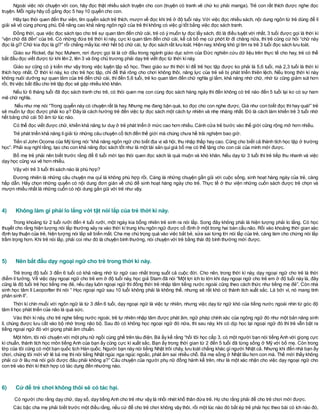 Ngoài việc nói chuyện với con, hãy đọc thật nhiều sách truyện cho con (truyện có tranh vẽ chứ ko phải manga). Trẻ con rất thích được nghe đọc
truyện. Mỗi ngày hãy cố gắng đọc 5 hay 10 quyển cho con.
Hãy tạo thói quen đến thư viện, tìm quyển sách trẻ thích, mượn về đọc khi trẻ ở độ tuổi này. Với việc đọc nhiều sách, nội dung ngôn từ trẻ dùng để lí
giải sẽ vô cùng phong phú. Để nâng cao khả năng ngôn ngữ của trẻ thìkhông có việc gìtốt bằng việc đọc sách tranh.
Đồng thời, qua việc đọc sách tạo cho trẻ sự quan tâm đến chữ cái, trẻ có ý muốn tự đọc lấy sách, đó là điều tuyệt vời nhất. 3 tuổi được gọi là thời kì
“vận chữ đã đến” của trẻ. Có những đứa trẻ thời kì này, cực kì quan tâm đến chữ cái, kể cả bố mẹ cứ phớt lờ đi chăng nữa, thì trẻ cũng cứ hỏi “chữ này
đọc là gì? Chữ kia đọc là gì?” rồi chẳng mấy lúc nhớ hết bộ chữ cái, tự đọc sách rất lưu loát. Hiện nay, không khó gìtìm ra trẻ 3 tuổi đọc sách lưu loát.
Giáo sư Rickel, đại học Muhem, nơi được gọi là lá cờ đầu trong ngành giáo dục sớm của Đức nghiên cứu dữ liệu trên thực tế cho hay, trẻ có thể
bắt đầu đọc viết được từ khi lên 2, lên 3 và ông chủ trương phải dạy trẻ viết đọc từ thời kìnày.
Giáo sư cũng có ý kiến như vậy trong việc luyện tập số học. Theo giáo sư thì thời kì để trẻ học tập được ko phải là 5,6 tuổi, mà 2,3 tuổi là thời kì
thích hợp nhất. Ở thời kì này, ko cho trẻ học tập, chỉ để thả rông cho chơi không thôi, năng lực của trẻ sẽ bị phát triển thiên lệch. Nếu trong thời kì này
không nuôi dưỡng sự quan tâm của trẻ đến chữ cái, thì đến 5,6 tuổi, trẻ ko quan tâm đến chữ nghĩa gì lắm, khả năng nhớ chữ, nhớ từ cũng giảm sút hơn
rồi, thìviệc bắt đầu cho trẻ tập đọc sẽ gặp nhiều khó khăn.
Nếu từ 6 tháng tuổi đã đọc sách tranh cho trẻ, có thói quen mẹ con cùng đọc sách hàng ngày thì đến không có trẻ nào đến 5 tuổi lại ko có sự ham
mê chữ nghĩa.
Nếu như mẹ nói “Trong quyển này có chuyện rất là hay. Nhưng mẹ đang bận quá, ko đọc cho con nghe được. Giá như con biết đọc thìhay quá!” trẻ
sẽ muốn tự đọc được phải ko ạ? Đây là cách hướng trẻ đến việc tự đọc sách một cách tự nhiên và nhẹ nhàng nhất. Đó là cách làm khiến trẻ 3 tuổi nhớ
hết bảng chữ cái 50 âm từ lúc nào.
Có thể đọc viết được chữ, khiến khả năng tư duy ở trẻ phát triển ở mức cao hơn nhiều. Cánh cửa trẻ bước vào thế giới cũng rộng mở hơn nhiều.
Trẻ phát triển khả năng lígiải từ những câu chuyện cổ tích đến thế giới mà chúng chưa hề trải nghiệm bao giờ.
Tiến sĩJohn Ocorna của Mỹ từng nói “khả năng ngôn ngữ cho biết địa vị xã hội, thu nhập thấp hay cao. Cũng cho biết cả thành tích học tập ở trường
học”. Phải suy nghĩrằng, tạo cho con khả năng đọc sách tốt như là một tài sản quígiá bố mẹ có thể tặng cho con cái của mình mới được.
Bố mẹ trẻ phải nên biết trước rằng để 6 tuổi mới tạo thói quen đọc sách là quá muộn và khó khăn. Nếu dạy từ 3 tuổi thì trẻ tiếp thu nhanh và việc
dạy học cũng vui vẻ hơn nhiều.
Vậy với trẻ 3 tuổi thìsách nào là phù hợp?
Đương nhiên là những câu chuyện ma quỉ là không phù hợp rồi. Càng là những chuyện gần gũi với cuộc sống, sinh hoạt hàng ngày của trẻ, càng
hấp dẫn. Hãy chọn những quyển có nội dung đơn giản về chủ để sinh hoạt hàng ngày cho trẻ. Thực tế ở thư viện những cuốn sách được trẻ chọn và
mượn nhiều nhất là những cuốn có nội dung gần gũi với trẻ như vậy.
4) Không làm gì phải lo lắng với tật nói lắp của trẻ thời kì này.
Trong khoảng từ 2 tuổi rưỡi đến 4 tuổi rưỡi, một ngày kia bỗng nhiên trẻ sinh ra nói lắp. Song đây không phải là hiện tượng phải lo lắng. Có học
thuyết cho rằng hiện tượng nói lắp thường xảy ra vào thời kìtrung khu ngôn ngữ được cố định ở một trong hai bán cầu não. Rồi vào khoảng thời gian xác
định tay thuận của trẻ, hiện tượng nói lắp sẽ biến mất. Cha mẹ chú trọng quá vào việc bắt bẻ, sửa sai từng lời nói lắp của trẻ, càng làm cho chứng nói lắp
trầm trọng hơn. Khi trẻ nói lắp, phải coi như đó là chuyện bình thường, nói chuyện với trẻ bằng thái độ bình thường mới được.
5) Nên bắt đầu dạy ngoại ngữ cho trẻ trong thời kì này.
Trẻ trong độ tuổi 3 đến 6 tuổi có khả năng nhớ từ ngữ cao nhất trong suốt cả cuộc đời. Cho nên, trong thời kì này, dạy ngoại ngữ cho trẻ là thời
điểm lí tưởng. Về việc dạy ngoại ngữ cho trẻ em ở độ tuổi này, học giả Starn đã nói “Một lợi ích to lớn khi dạy ngoại ngữ cho trẻ em ở độ tuổi này là, đây
cũng là độ tuổi trẻ học tiếng mẹ đẻ, nếu dạy luôn ngoại ngữ thì đồng thời trẻ nhập tâm tiếng nước ngoài cũng theo cách thức như tiếng mẹ đẻ”. Còn nhà
sinh học tâm lí Leoporlter thì nói “ Học ngoại ngữ sau 10 tuổi không phải là không thể, nhưng sẽ rất khó có thành tích xuất sắc. Là bởi vì, nó mang tính
phản sinh lí”.
Thời kì chín muồi với ngôn ngữ là từ 3 đến 6 tuổi, dạy ngoại ngữ là việc tự nhiên, nhưng việc dạy từ ngữ khó của tiếng nước ngoài nhìn từ góc độ
tâm líhọc phát triển của não là quá sức.
Vào thời kì này, cho trẻ nghe tiếng nước ngoài, trẻ tự nhiên nhập tâm được phát âm, ngữ pháp chính xác của ngông ngữ đó như một bản năng sinh
lí, chúng được lưu cất vào bộ nhớ trong não bộ. Sau đó có không học ngoại ngữ đó nữa, thì sau này, khi có dịp học lại ngoại ngữ đó thì trẻ vẫn bật ra
tiếng ngoại ngữ đó với giọng phát âm chuẩn.
Một hôm, tôi nói chuyện với một phụ nữ ngồi cùng ghế trên tàu điện. Bà ấy kể rằng “hồi tôi học cấp 3, có một người bạn nói tiếng Anh với giọng cực
kì chuẩn, thành tích học môn tiếng Anh của bạn ấy cũng cực kì xuất sắc. Bạn ấy trong thời gian từ 2 đến 5 tuổi đã từng sống ở Mỹ với bố mẹ. Còn trong
lớp của tôi cũng có một bạn quốc tịch Hàn quốc. Người bạn này nói tiếng Nhật trôi chảy, lưu loát chẳng khác gìngười Nhật cả. Nhưng khi đến nhà bạn ấy
chơi, chúng tôi mới vỡ lẽ bà mẹ thì nói tiếng Nhật ngúc nga ngúc ngoắc, phát âm sai nhiều chỗ. Bà mẹ sống ở Nhật lâu hơn con mà. Thế mới thấy không
phải cứ ở lâu mà nói giỏi được đâu phải không ạ?” Câu chuyện của người phụ nữ đồng hành kể trên, như là một xác nhận cho việc dạy ngoại ngữ cho
con trẻ vào thời kìthích hợp có tác dụng đến nhường nào.
6) Cứ để trẻ chơi không thôi sẽ có tác hại.
Có người cho rằng dạy chữ, dạy số, dạy tiếng Anh cho trẻ như vậy là nhồi nhét khổ thân đứa trẻ. Họ cho rằng phải để cho trẻ chơi mới được.
Các bậc cha mẹ phải biết trước một điều rằng, nếu cứ để cho trẻ chơi không vậy thôi, rồi một lúc nào đó bắt ép trẻ phải học theo bài có ích nào đó,
 