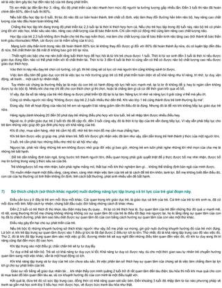 sẽ là việc làm gây tác hại đến não bộ của trẻ đang phát triển.
Tôi xin nhắc lại đến lần thứ 3, rằng, tốc độ phát triển của não nhanh hơn mức độ người ta tưởng tượng gấp nhiều lần. Đến 3 tuổi thì não đã hoàn
chỉnh đến 60%, đến 6 tuổi thì80%.
Nếu bắt đầu học tập từ 6 tuổi, thì lúc đó não đã cơ bản hoàn thành, tính chất cố định, việc làm thay đổi đường hằn trên não bộ, hay nâng cao chất
lượng của não đều hoàn toàn không thể.
Chẳng thà học tập khi đang trong độ phát triển lúc 2,3 tuổi lại là thời kì thích hợp hơn cả. Nếu cho trẻ học tập trong độ tuổi này, não bộ trẻ có phản
ứng tốt với việc học, khắc sâu vào não, nâng cao chất lượng của tế bào thần kinh. Chỉ cần một cử động nhỏ cũng làm nâng cao chất lượng não.
Học tập của trẻ 2,3 tuổi không đơn thuần cho trẻ thu nạp kiến thức, mà làm cho chất lượng của tế bào thần kinh não tăng cao (trở thành tế bào thần
kinh giàu ribonucleic RNA, cái được coi là mầm sống của kíức).
Mạng lưới dây thần kinh trong não đã hoàn thành 80% tức là không thay đổi được gì đối với 80% đã hoàn thành ấy nữa, dù có luyện tập đến đâu
đi nữa, thể chất thiên tài đã mất đi không bao giờ trở lại nữa.
Thiết nghĩ các bậc cha mẹ nên biết rằng tuổi thích hợp để học hỏi là từ khi trẻ chưa được 1 tuổi. Thời kì từ sơ sinh đến 3 tuổi là thời kì nếu được
giáo dục đúng đắn, não có thể phát triển với tố chất thiên tài. Thời kì từ 3 đến 6 tuổi là thời kì cũng vẫn có thể có được não bộ chất lượng cao nếu được
giáo dục thích hợp.
Vào thời kìnày nếu dạy trẻ chơi cờ tướng, cờ gô, thìtrẻ cũng sẽ có lực cờ mà người lớn cũng không sánh bìđược.
Việc làm đầu tiên để giáo dục con trẻ là việc tạo ra môi trường giúp trẻ có thể phát triển toàn diện vô số khả năng như kĩ năng, trí nhớ, tự duy, vận
động, vẽ tranh… một cách tự nhiên nhất.
Tuy nhiên cái chúng ta thường thấy lại là mặc dù con trẻ có hành động nội lực hết sức mạnh mẽ, lại bị lơ đi không để ý, hay bị ngăn cấm không
được tự do bộc lộ. Nhiều khi cha mẹ chỉ để cho con thích chơi gìthìchơi, hoặc là chẳng làm gìcả cứ để thời gian trôi qua vô bổ.
Vìvậy, đại đa số tài năng của trẻ nhỏ đáng ra được phát triển tột độ lại bị lụi tàn. Năng lực trínhớ và năng lực lígiải cũng vìthế mà yếu ớt.
Cũng có nhiều người nói rằng “Không được dạy trẻ 2,3 tuổi nhiều thứ đến thế. Khi vào lớp 1 trẻ cũng thành đứa trẻ bình thường ấy mà”.
Đúng vậy. Xét về hoạt động của não bộ trẻ em và nguyên lítài năng giảm dần thìđiều đó là đúng. Nhưng đó là để nói khi không tiếp tục giáo dục trẻ
nữa.
Hàng ngày dành khoảng 20 đến 30 phút dạy trẻ những điều phù hợp với lứa tuổi, trẻ sẽ nhập tâm được nhiều điều hay.
Ngoài ra, ở phần giáo dục trẻ 2 tuổi tôi đã đề cập rồi, đến 3 tuổi cũng vậy, đó là thời kì tự lập của trẻ vẫn đang tiếp tục. Vì vậy vẫn phải tiếp tục cho
trẻ làm những việc giúp đỡ gia đình phù hợp với khả năng của trẻ.
Khi đi chợ, mua sắm hàng, nhờ trẻ cầm hộ đồ, nhờ trẻ tìm món đồ mẹ cần mua chẳng hạn.
Khi trẻ làm được việc gìgiúp mẹ, phải khen trẻ. Mỗi khi được ghi nhận việc đã làm như vậy, dần dần trong trẻ hình thành ý thức của một người lớn.
3 tuổi, trẻ cần phải học những điều nho nhỏ từ xã hội như vậy.
Ngược lại, phải nói rằng những trẻ em không được nhờ giúp đỡ việc gì bao giờ, những trẻ em luôn phải nghe những lời nhỏ mọn của cha mẹ là
những trẻ bất hạnh.
Để trẻ dần khẳng định bản ngã, từng bước trở thành người lớn, điều quan trọng phải giải quyết triệt để ý thức được bố mẹ nhìn nhận, được bố
mẹ tin tưởng trong vùng ý thức sâu sa của trẻ.
Trẻ khôngđược bố mẹ nhìn nhận, luôn phải nghe mắng mỏ, thất bại mỗi khi thử nghiệm làm gì… không thể khẳng định bản ngã của mình được.
Tôi muốn nhấn mạnh một điều rằng, càng khen, càng nhìn nhận việc làm của trẻ sẽ là cách để trẻ lớn khôn, lanh lợi. Bố mẹ không biết đến điều đó,
con cái của họ thường có tinh thần không ổn định, tính cách bất thường, phát sinh nhiều vấn đề bất hạnh.
7) Sở thích chệch (sở thích khác người) nuôi dưỡng năng lực tập trung và trí lực của trẻ giai đoạn này.
Điều cần lưu ý ở đây là trẻ em mỗi đứa mỗi khác. Cái quan trọng khi giáo dục trẻ, là giáo dục cá tính của trẻ. Cá tính của trẻ từ khi sinh ra, đã có
mỗi đứa mỗi tính. Một cách tự nhiện, chúng bắt đầu cuộc đời bằng những cách đi khác nhau.
Đến 2,3 tuổi có trẻ thích đi thú nhún, tàu điện máy bay đu quay… thì lại có trẻ thích hoa lá. Sự quan tâm của trẻ đến những thứ đó quá ư mạnh mẽ,
rõ rệt, song thường thì bố mẹ chúng không những không coi sự quan tâm đó của trẻ là điều tốt đẹp mà ngược lại, họ lo lắng rằng sự quan tâm của con
họ đã bị chệch đường, phải làm sao tiêu diệt được sự quan tâm đó của con bằng cách hướng sự quan tâm của con vào một thứ khác.
Điều này gây tổn hại cho sự phát triển của trẻ.
Nếu trẻ bộc lộ những khuynh hướng sở thích khác người như vậy, bố mẹ phải vui mừng, gìn giữ nuôi dưỡng khuynh hướng đó của trẻ mới đúng.
Là bởi vì, khi trẻ tập trung sự quan tâm được vào 1 điều gìtức là đã đạt được 2 điều lợi ích to lớn. Thứ nhất, đó là khả năng tập trung cao độ vào việc đó.
Thứ 2, đó là khi đã tập trung quan tâm vào một việc gì đó, đương nhiên trẻ sẽ suy nghĩ đến những điều liên quan đến việc đó, rồi khi tư duy xong thì trí
năng cũng đạt đến mức độ cao hơn.
Khi tập trung vào một điều gì, chắc chắn trẻ sẽ tự tư duy lấy.
Tư duy vì thế sẽ tiến bộ. Trẻ sẽ có khả năng tư duy cực kì tốt. Khả năng tư duy có được này, dù cho một thời gian sau tự nhiên trẻ chuyển hướng
quan tâm sang một việc khác, vẫn là một hoạt động có ích.
Khi khả năng tập trung và tư duy của trẻ còn chưa sâu sắc, thì việc phân tán sở thích hay sự quan tâm của chúng sẽ là việc làm chẳng đem lại lợi
ích gìcho sự phát triển của trẻ.
Giáo sư nổi tiếng về giáo dục nhân tài… khi nhận thấy con mình quãng 2 tuổi trở đi rất quan tâm đến tàu điện, tàu hỏa thì mỗi khi mua quà cho con
là mua toàn đồ liên quan đến tàu xe, và coi khuynh hướng đó của con mình là một điều tuyệt vời.
Kết quả là, đứa trẻ đó có sức tập trung cao, đồng thời có khả năng quan sát sắc bén. Đến khoảng 3 tuổi đã nhập tâm từ lúc nào phương pháp vẽ
tranh xa gần mà học sinh lớp 5 tiểu học mới được học, vẽ được bức tranh tàu hỏa như thật.
 