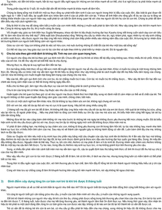 Tuy nhiên, nói đến trẻ khỏe mạnh, hẳn là mọi người đều nghĩ ngay tới những em bé khỏe mạnh về cơ thể, chứ ít ai nghĩ được la phải khỏe mạnh cả
về tâm hồn.
Trong phần dạy trẻ từ 0 tuổi, tôi muốn đặt vấn đề trẻ khỏe mạnh là khỏe mạnh về tâm hồn.
Chúng ta đang sống mà ít biết tới một sự thực rằng sự phát triển tâm sinh lí của con người trong thời kì đầu của cuộc đời, đặc biệt là giai đoạn rất
ngắn ngủi từ 1 đến 3 tuổi đầu, lại quyết định sức khỏe tâm sinh lí của cả phần đời còn lại. Y khoa về tinh thần cho rằng gốc rễ âu xa của sự lo lắng và
không khỏe khoắn của con người hiện nay, xuất phát từ cái bất ổn định trong quan hệ với cha mẹ người đó khi họ còn là con trẻ. Chúng ta phải để tâm
đến điều này một cách nghiêm túc.
Đây là thời kì cha mẹ dễ dàng nắm bắt ý muốn của con mình nhất, những ý muốn xuất phát từ tâm hồn trẻ. Như vậy càng làm cho trẻ lớn mạnh hơn
lên. Càng là những ngày thơ ấu, thìý muốn càng đa dạng.
Về chuyện này, giáo sư tinh thần học Sugita Mineyasu, khoa nội tâm trị liệu thuộc trường đại học Kyushu từng viết trong cuốn sách dạy con với tiêu
đề “Ai làm nên đứa trẻ như thế này?” (Nhà xuất bản Shoubunsha) rằng “Những nhu cầu tự nhiên như ăn, ngủ, khám phá, ngạc nhiên tự nó nảy sinh chẳng
ai kiểm soát được, nếu được người mẹ đáp ứng hết mức không chút cảm thấy phiền nhiễu vào những năm đầu của cuộc đời, thì tương lai tự nhiên đứa
trẻ trưởng thành con người biết thông cảm với người khác.
Giáo sư còn nói “dạy con không phải là việc sở hữu con, mà nuôi dưỡng những tố chất tốt của trẻ như một báu vật sống vậy”
Có thể nói dạy con, hay giáo dục con từ lúc còn thơ và tuân theo trình tự phát triển tự nhiện của trẻ. Đó là nguyên tắc.
1) Cho bú sữa theo giờ nhất định là không tốt. Tình mẹ con còn quan trọng hơn.
Có người cho rằng cho trẻ bú theo giờ qui định mới tốt. Chưa đến giờ bú thìtrẻ có khóc để kệ đấy cũng không sao. Khóc nhiều thìnở phổi. Khóc là
việc của em bé. Và để như vậy trẻ sẽ biết thế nào là chịu đựng.
Nhưng thực ra, đây lại là suy nghĩsai lầm đến tai hại.
Em bé bằng nhiều hình thức nỗ lực hết sức mình để truyền đạt tới người mẹ về nhu cầu của bản thân. Khóc vìmuốn bú cũng là một trong những hình
thức đó. Nhưng nếu cứ khóc mãi mẹ vẫn làm ngơ thì trẻ hiểu ra rằng khóc như vậy không phải là cách truyền đạt để mẹ thấu hiểu tâm trạng của chúng.
Lần tới nữa trẻ không còn muốn truyền đạt đúng tâm trạng của chúng cho mẹ nữa.
Mẹ của trẻ, đến giờ qui định mới cho con bú, dù nó chẳng muốn bú tí nào. Còn lúc nó muốn bú thì chẳng được… Như vậy đã làm tổn hại đến sự
chính xác trong cảm nhận của cơ thể trẻ trong những ngày đầu đời.
Kiểu cho bú theo giờ, làm ngơ nhu cầu thực sự của em bé chẳng phải là cách gìkhoa học cả.
Chu kìăn của từng trẻ có khác nhau, tùy thuộc vào nhu cầu của cơ thể chúng.
Huấn luyện cho trẻ quen bú theo giờ có vẻ như người mẹ được thảnh thơi hơn thật đấy, song nó đánh mất đi cảm nhận cơ thể và tố chất của trẻ. Trẻ
là người không có thói quen truyền đạt đúng cảm giác của mình, chóng chán, bất mãn.
Và còn có một cách nghĩsai lầm khác nữa. Đó là không tự tay chăm sóc em bé, không ngủ chung với em bé.
Đối với em bé, việc kề da áp thịt với mẹ nó cực kìlà quan trọng. Hãy bế trẻ càng nhiều càng tốt.
2 tháng tuổi mẹ đã gửi em bé để đi làm, thìkhông thể đáp ứng thỏa mãn nhu cầu kề da áp thịt của em bé được. Kết quả là bé không bú sữa, uống
vào lại nôn ra, đi ngoài phân lỏng… Nếu mẹ phát hiện ra rằng con mình thiếu sự ôm ấp của mẹ mà sửa sai, thì biểu hiện trên cũng hết ngay, bé sẽ bụ
bẫm lên trông thấy.
Những đứa trẻ lúc nào cũng bám dính không rời mẹ nửa bước là những trẻ mà ngày bé không được yêu thương hết mức chúng muốn. Đó là biểu
hiện sinh ra khi nhu cầu được gắn bó với mẹ, được mẹ ôm ấp từ những ngày mới sinh đã không được thỏa mãn mà ra.
Vì phải đi làm chẳng hạn, mẹ không tự tay chăm sóc con, không tỏ lòng yêu thương con thì trong tâm hồn trẻ, tự lúc nào không hay, manh nha hình
thành sự bực tức vì thiếu thốn tình cảm của mẹ. Sau này nó sẽ thành căn nguyên gây ra những hành động có vấn đề. Luôn bám dính lấy cha mẹ, không
tách ra độc lập được.
Giáo sư Sugita nói trên nêu một ví dụ minh họa cho phần này bằng một câu chuyện của cậu học sinh tên là Akihiro thi 4 lần vào đại học mà không
đậu. Akihiro là một cậu bé có thành tích học tập tốt, là học sinh được đánh giá là thừa sức đậu vào trường đại học quốc gia hàng đầu. Song, thi mấy lần
đều không đậu được. Nguyên nhân là thế này. Thực ra, khi còn nhỏ, Akihiro có mẹ phải đi làm vì lí do kinh tế. Đương nhiên việc chăm sóc Akihiro không
thể do một tay mẹ cậu làm hết được. Tự lúc nào, trong đầu óc Akihiro nảy sinh sự bực tức, vìmẹ không giành trọn tình thương yêu cho cậu.
Song, vì nhiều lần phải nếm trải cảnh bất mãn mà mẹ vẫn làm ngơ rồi, cậu ta quyết định báo thù bằng hình thức cố tình thi trượt để thu hút sự chú ý
của cha mẹ đến mình.
Như vậy, nếu như gửi con từ lúc mới được 2 tháng tuổi để đi làm, trẻ có lớn lên, ở tách xa cha mẹ, nhưng trong lòng luôn có mầm bệnh có thể phát
bất cứ lúc nào.
Trong thời kì đầu ngắn ngủi của cuộc đời, với tình thương yêu bị hạn chế, tâm hồn đầy lỗ hổng trẻ lớn lên thành người không thấu hiểu cả ý chí của
nhân loại.
Cùng với trào lưu vợ chồng cùng đi làm thìkhuynh hướng trên càng trở nên mạnh mẽ hơn, nói vậy không hề ngoa chút nào.
3) Đỉnh điểm xây dựng lòng tin cơ bản nơi trẻ là khi trẻ được 8 tháng tuổi
Người mạnh khỏe cả về cơ thể và tinh thần là người như thế nào nhỉ? Đó là người biết tôn trọng bản thân đồng thời cũng biết thông cảm với người
khác.
Và cũng là người biết giữ cân bằng giữa nhu cầu, ý muốn của bản thân mình với nhu cầu, ý muốn của những người xung quanh.
Để trẻ trở thành những con người như vậy, thìkhi còn thơ ấu, chúng phải được sống trong tình thương yêu chan hòa của cha mẹ. Em bé từ lúc sinh
ra đến khi được 7, 8 tháng tuổi, luôn được cha mẹ hết lòng thương yêu, sẽ thành người tâm thái ổn định thực sự. Nếu trong thời gian này, đón nhận tín
hiệu từ trẻ phát ra một cách đúng đắn, lòng tin cơ bản giữa mẹ con được xác lập, không có lẽ nào em bé đó lại trở thành trẻ có vấn đề được cả.
Trẻ có vấn đề là những trẻ khi còn là em bé, có nhu cầu gì đều phát tín hiệu đến cha mẹ chúng, song những tín hiệu đó đã không được cha mẹ
 