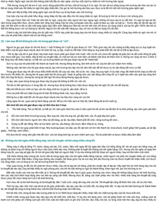 trình tự nhiên. Ngôn ngữ của trẻ nhỏ không phải bắt đầu từ việc nghe, mà học một cách tự nhiên từ môi trường bên ngoài.
Thế nhưng, trong khi trẻ em ở các nước đang phát triển chỉ học một số lượng ít ỏi từ ngữ, thì các trẻ em sống trong môi trường văn hóa cao lại có
thể sử dụng chính xác rất nhiều từ ngữ khó gấp nhiều lần. Cái gọi là môi trường văn hóa cao, thực ra là để chỉ một môi trường giàu ngôn ngữ.
Nhìn vào đây ta thấy, khả năng ngôn ngữ của trẻ thực sự là tùy thuộc vào môi trường.
Các bậc cha mẹ cần phải hiểu rằng, càng nhập dữ liệu vào đầu cho trẻ càng nhiều từ ngữ, thìlượng từ trẻ nói ra được mới phong phú.
Học giả Chom Skii nói “Việc trẻ nhỏ nhớ từ ngữ, cũng như việc người lớn học ngoại ngữ, không chỉ dựa vào kí ức để nhớ. Từ ngữ lọt vào tai trẻ,
nằm trong vùng tiềm thức, được phân tích, tổng hợp bằng một bộ máy computer siêu tốc, quản lý theo sự việc và bật ra.”. Trước đây, tôi đã đề cập tới
việc, trẻ nhỏ sinh ra đã có sẵn một vùng ngôn ngữ bẩm sinh. Năng lực tiềm tài nơi trẻ nhỏ mới chỉ được sử dụng chút ít, còn lại tới gần 100% nên trẻ có
thể tinh thông được với cả những từ rất khó. Người lớn đã mất dần năng lực này, chỉ còn có thể sử dụng 5% đó thôi.
Chính vì vậy, khi khả tiềm tàng còn tới gần như 100% này, phải tận dụng dạy cho trẻ được càng nhiều từ càng tốt. Càng dạy nhiều từ ngữ cho trẻ, trí
não của trẻ phát triển, thành một em bé thông minh.
(3) Làm sao để trẻ không bị nản chí trong giai đoạn có “chí”.
Người ta gọi giai đoạn từ khi trẻ được 1 tuổi 8 tháng tới 2 tuổi là giai đoạn có “chí”. Thời gian này, trẻ cho chúng ta thấy năng lực tư duy tuyệt vời.
Đặc điểm của trẻ giai đoạn này là, tách rời khỏi bố mẹ, tự lập, muốn tự thể hiện. Khả năng tư duy phát triển tốt, trẻ rất có thể tự lập được.
Tính tự lập của trẻ ở giai đoạn này hoàn toàn chưa phải giai đoạn chín muồi. Vẫn có trẻ còn chưa tốt nghiệp tã giấy (tức là vẫn phải đóng tã giấy
chứ chưa biết gọi). Tuy nhiên, đây là thời kỳ chuyển tiếp, từ một em bé sơ sinh nằm cũi thành một đứa trẻ thích chơi ở những nơi rộng rãi hơn. Chính vì
thế, tổng hợp rất nhiều mặt lại, có thể nói, sự trưởng thành nơi trẻ giai đoạn này là rất “mãnh liệt”.
Sức tư duy của trẻ phát triển rất nhanh và mạnh mẽ, nhưng thông thường, tâm tính và lời nói của trẻ vẫn còn chậm hơn nhiều.
Những việc nên làm cho trẻ giai đoạn này là, tạo môi trường học tập cho trẻ, làm thế nào để trẻ được tự do vận động hết mức có thể.
Trong giai đoạn này, trẻ vẫn chưa điều khiển tốt tốc độ của các việc, kể cả ăn, nói, chạy, hay suy nghĩ. Vídụ việc chạy, tất nhiên là trẻ chạy có tiến bộ
hơn trước rất nhiều rồi, nhưng khi rẽ quẹo phải trái thì chưa giỏi. Hoặc là giống như các vận động viên chạy thi cự li ngắn lao sầm vào giải lụa căng làm
đích, trẻ chạy thìđược, nhưng lúc dừng lại bất ngờ thìchưa đứng khựng ngay lại được.
Vìvậy, việc quan trọng trong giai đoạn này, là giúp trẻ không bị thối chí, nản chí.
Trẻ đã có thể nghĩđược ở trong đầu rồi, nhưng thực tế lại không thực hiện được đúng như trẻ nghĩ. Do đó, trẻ dễ nhụt lại.
Nếu trẻ biết là sức mình có hạn, sẽ cho rằng mình ko có giá trị, yếu đuối, dễ tự ti.
Cha mẹ phải hết sức thận trọng khi tỏ thái độ không thoải mái, hay mắng mỏ trẻ.
Những lưu ý đặc biệt đối với trẻ giai đoạn này là cha mẹ hãy chơi cùng với con trẻ.
Lắng nghe trẻ nói, quan sát kỹ hành động của trẻ. Nỗ lực tìm hiểu xem từ thái độ, hành động đó là trẻ muốn gì.
Đồ chơi tốt cho trẻ giai đoạn này có thể chia làm 5 loại.
1- Thú nhồi bông. Trẻ có thể bế, có thể sờ với cảm giác thích thú, luôn ở bên cạnh trẻ kể cả khi mẹ tắt đèn đi ra khỏi phòng, tạo cảm giác yên tâm
cho trẻ.
2- Đồ chơi kích thích trítưởng tượng. Như búp bê, nhà cho búp bê, gỗ xếp hình, cát, rối giật dây đơn giản.
3- Đồ chơi bắt chước người lớn. Như bộ đồ hàng, xe tải, tàu điện, thành phố đồ chơi, nông trường đồ chơi...
4- Dụng cụ để vận động. Như xe ba bánh, xích đu, cầu thang, cầu trượt, đệm nhảy lò xo, bóng.
5- Đồ chơi trợ giúp phát triển trí tuệ. Như locking-tower, bộ xếp các đồ vật kích cỡ lớn nhỏ thành bộ, time-shock, tranh ghép hình puzzle, xe tải lắp
ghép... Kính lúp, nam châm...
Khi đưa trẻ tới công viên gần nhà để chơi, cho bé dùng kính lúp và nam châm xem sao. Trẻ sẽ phát kiến ra được nhiều điều lắm đấy!
(4) Không cho trẻ nghe nhiều tiếng máy, mà nói chuyện với trẻ càng nhiều càng tốt
Tiếng máy ở đây là tiếng TV, radio, băng cát sét, CD, video. Nếu mỗi ngày để trẻ nghe liên tiếp 5,6 tiếng đồng hồ, trẻ sẽ quen với tiếng máy, sẽ
không có phản ứng với tiếng người thực một cách chính xác nữa. Không phải là tuyệt đối không cho trẻ nghe băng, CD, nhưng cho trẻ nghe cả ngày thứ
tiếng máy đó, sau này sẽ gặp rắc rối khi trẻ giao tiếp thật với người thật. Vídụ như không biết hội thoại với người khác, hay nói lẩm bẩm một mình.
Để chữa những triệu chứng đó, trước tiên là dừng ngay việc cho trẻ nghe nhiều tiếng máy lại, chính người mẹ phải nói chuyện nhiều với con bằng
giọng thật của mình, thật nhiều. Cũng qua những câu chuyện, hội thoại giữa mẹ và con này, tình yêu thương của mẹ được truyền tải nhiều nhất, con được
mẹ công nhận, con có lòng tự tin, trẻ sẽ trưởng thành hơn nhiều.
Việc quan trọng, là để cho trẻ phát âm được nhiều. Sau đó là dạy bé nói đúng, phát âm chuẩn, lặp đi lặp lại. Hãy nghĩ như là mình đang dạy cho trẻ
bị khuyết tật não vậy. Dạy trẻ thật nhiều từ ngữ phong phú, cho trẻ nói bật những từ ngữ đó thành tiếng, khen ngợi trẻ, tạo cho trẻ lòng tự tin.
Một việc muốn các cha mẹ nên biết, là ở những trẻ khuyết tật não hay 5 giác quan, thường các chức năng đó không bằng được trẻ bình thường,
nên các việc kích thích hoạt động như nói trên lại càng cần thiết. Nhưng thực tế, bằng các biện pháp như nói trên, nhiều khả năng trẻ khuyết tật cũng
được phục hồi chức năng hơn cả ở trẻ bình thường.
Hơn nữa, kể cả trẻ bình thường và trẻ khuyết tật, đến 1 tuổi rưỡi, cũng nên dạy chữ cho trẻ. Trẻ khuyết tật cũng rất thích nhớ chữ, kể cả chữ Hán.
Thời kỳ này, việc nhớ chữ của trẻ là do thị giác phát triển, cấu tạo của não có biến đổi, kỹ năng biến đổi. Vì vậy mà trẻ bình thường trở thành thiên
tài, trẻ khuyết tật cũng trưởng thành như một trẻ bình thường hoặc hơn thế nữa.
Khi trẻ nhớ chữ, trong tế bào não lượng phân tử kíức RAN được tăng lên nhiều, khác hẳn với chất lượng não của trẻ chưa biết chữ.
Chính vì thế, trong giai đoạn này, hãy dạy cho trẻ biết chữ, biết đọc. Ví dụ như khi đang chơi, cho bé ghép tranh với chữ phù hợp, miếng card vẽ
tranh con chó ghép với miếng card ghi chữ Chó, bảo bé nhặt card có ghi chữ Chó lên, đọc mẫu cho bé, cứ từng chút một như vậy, dạy bé đọc nhiều từ
 