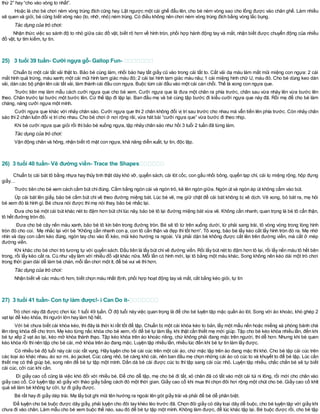 thứ 2” hay “cho vào vòng to nhất”.
Hoặc là cho bé chơi ném vòng trúng đích cũng hay. Lật ngược một cái ghế đẩu lên, cho bé ném vòng sao cho lồng được vào chân ghế. Làm nhiều
sẽ quen và giỏi, bé cũng biết vòng nào (to, nhỡ, nhỏ) ném trúng. Có điều không nên chơi ném vòng trúng đích bằng vòng lắc bụng.
Tác dụng của trò chơi:
Nhận thức việc so sánh độ to nhỏ giữa các đồ vật, biết rõ hơn về hình tròn, phối hợp hành động tay và mắt, nhận biết được chuyển động của nhiều
đồ vật, tự tìm kiếm, tự tin.
25) 3 tuổi 39 tuần- Cưỡi ngựa gỗ- Gallop Fun-
Chuẩn bị một cái tất vải thật to. Bảo bé cùng làm, nhồi báo hay tất giấy cũ vào trong cái tất to. Cắt vải dạ màu làm mắt mũi miệng con ngựa: 2 cái
mắt hình quả trứng, màu xanh; một cái mũi hình tam giác màu đỏ; 2 cái tai hình tam giác màu nâu; 1 cái miệng hình chữ U, màu đỏ. Cho bé dùng keo dán
vải, dán các bộ phận lên cái tất vải, làm thành cái đầu con ngựa. Buộc túm cái đầu vào một cái cán chổi. Thế là xong con ngựa que.
Trước tiên mẹ làm mẫu cách cưỡi ngựa que cho bé xem. Cưỡi ngựa que là đưa một chân ra phía trước, chân sau vừa nhảy lên vừa bước lên
theo. Chân trước lại bước một bước lên. Cứ thế lặp đi lặp lại. Ban đầu mẹ và bé cùng tập bước đi kiểu cưỡi ngựa que này đã. Rồi mẹ để cho bé làm
chàng, nàng cưỡi ngựa một mình.
Cưỡi ngựa que khác với nhảy chân sáo. Cưỡi ngựa que thì 2 chân không đổi vị trí sau trước cho nhau mà vẫn tiến lên phía trước. Còn nhảy chân
sáo thì2 chân luôn đổi vị trícho nhau. Cho bé chơi ở nơi rộng rãi, vừa hát bài “cưỡi ngựa que” vừa bước đi theo nhịp.
Khi bé cưỡi ngựa que giỏi rồi thìbảo bé xuống ngựa, tập nhảy chân sáo như hồi 3 tuổi 2 tuần đã từng làm.
Tác dụng của trò chơi:
Vận động chân và hông, nhận biết rõ mặt con ngựa, khả năng diễn xuất, tự tin, độc lập.
26) 3 tuổi 40 tuần- Vẽ đường viền- Trace the Shapes
Chuẩn bị cái bát tô bằng nhựa hay thủy tinh thật dày khó vỡ, quyển sách, cái lót cốc, con gấu nhồi bông, quyển tạp chí, cái lọ miệng rộng, hộp đựng
giầy…
Trước tiên cho bé xem cách cầm bút chìđúng. Cầm bằng ngón cái và ngón trỏ, kê lên ngón giữa. Ngón út và ngón áp út không cầm vào bút.
Úp cái bát lên giấy, bảo bé cầm bút chì vẽ theo đường miệng bát. Lúc bé vẽ, mẹ giữ chặt để cái bát không bị xê dịch. Vẽ xong, bỏ bát ra, mẹ hỏi
bé xem đó là hình gì. Bé chưa nói được thìmẹ nói thay, bảo bé nhắc lại.
Đưa cho bé một cái bút khác nét to đậm hơn bút chìlúc nãy, bảo bé tô lại đường miệng bát vừa vẽ. Không cần nhanh, quan trọng là bé tô cẩn thận,
tô hết đường tròn đó.
Đưa cho bé cây nến màu xanh, bảo bé tô kín bên trong đường tròn. Bé sẽ tô từ trên xuống dưới, từ phải sang trái, tô vòng vòng trong lòng hình
tròn đó cho coi. Mẹ nhắc lại với bé “Không cần nhanh con ạ, con tô cẩn thận và đẹp thì tốt hơn”. Tô xong, bảo bé lấy kéo cắt lấy hình tròn đó ra. Mẹ nhớ
nhìn và dạy con cầm kéo đúng, ngón tay cho vào lỗ kéo, mũi kéo hướng ra ngoài. Và phải dặn bé không được cắt lên trên đường viền, mà cắt ở mép
đường viền.
Khi khác cho bé chơi trò tương tự với quyển sách. Đầu tiên là lấy bút chìvẽ đường viền. Rồi lấy bút nét to đậm hơn tô lại, rồi lấy nến màu tô hết bên
trong, rồi lấy kéo cắt ra. Cú như vậy làm với nhiều đồ vật khác nữa. Mỗi lần có hình mới, lại tô bằng một màu khác. Song không nên kéo dài một trò chơi
trong thời gian dài dễ làm bé chán, mỗi lần chơi một ít, để bé vui vẻ thìhơn.
Tác dụng của trò chơi:
Nhận biết về các màu rõ hơn, biết chọn màu nhất định, phối hợp hoạt động tay và mắt, cắt bằng kéo giỏi, tự tin
27) 3 tuổi 41 tuần- Con tự làm được!- i Can Do it-
Trò chơi này đã được chơi lúc 1 tuổi 49 tuần. Ở độ tuổi này việc quan trọng là để cho bé luyện tập mặc quần áo lót. Song với áo khoác, khó ghép 2
vạt lại để kéo khóa, thìngười lớn hay làm hộ hết.
Với bé chưa biết cài khóa kéo, thì đây là thời kì rất tốt để tập. Chuẩn bị một cái khóa kéo to bản, lấy một mẩu nến hoặc miếng xà phòng bánh chà
lên răng khóa để cho trơn. Mẹ kéo từng nấc khóa cho bé xem, rồi để bé tự làm lấy, khi thật cần thiết mẹ mới giúp. Tập cho bé kéo khóa nhiều lần, đến khi
bé tự xếp 2 vạt áo lại, kéo mở khóa thành thạo. Tập kéo khóa trên áo khoác riêng, chứ không phải đang mặc trên người, thì dễ hơn. Nhưng khi bé quen
kéo khóa rồi thìnên tập cho bé cài, mở khóa trên áo đang mặc. Luyện tập nhiều lần, nhiều lúc đến khi bé tự tin làm lấy được.
Có nhiều bé độ tuổi này cài cúc rất vụng. Hãy luyện cho bé cài cúc trên một cái áo, chứ mặc tập trên áo đang mặc thì khó. Cho bé tập cài cúc trên
các loại áo khác nhau, áo sơ mi, áo jacket. Cúc càng nhỏ, bé càng khó cài, nên ban đầu mẹ chọn những cái áo có cúc to và khuyết to để bé tập. Lúc cần
thiết mẹ có thể giúp bé, song nên để bé tự tập một mình. Dần dà bé cài được cúc to thì tập sang cài cúc nhỏ. Luyện tập nhiều, chắc chắn bé sẽ tự biết
cài cúc, cởi cúc khi cần.
Đi giầy cao cổ cũng là việc khó đối với nhiều bé. Để cho dễ tập, mẹ cho bé đi tất, xỏ chân đã có tất vào một cái túi ni lông, rồi mới cho chân vào
giầy cao cổ. Cứ luyện tập xỏ giầy với tháo giầy bằng cách đó một thời gian. Giầy cao cổ khi mua thì chọn đôi hơi rộng một chút cho bé. Giầy cao cổ khít
quá sẽ làm bé không tự cởi, tự đi giầy được.
Bé rất hay đi giầy dép trái. Mẹ lấy bút ghi mũi tên hướng ra ngoài lên gót giầy trái và phải để bé dễ phân biệt.
Để luyện cho bé buộc được dây giầy, phải luyện cho đôi tay khéo léo trước đã. Chọn đôi giầy có dây loại dây dễ buộc, cho bé luyện tập với giầy khi
chưa đi vào chân. Làm mẫu cho bé xem buộc thế nào, sau đó để bé tự tập một mình. Không làm được, để lúc khác tập lại. Bé buộc được rồi, cho bé tập
 