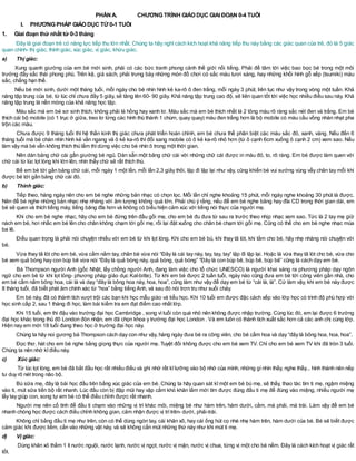 PHẦNA. CHƯƠNG TRÌNH GIÁO DỤC GIAI ĐOẠN 0-4 TUỔI
I. PHƯƠNG PHÁP GIÁO DỤC TỪ 0-1 TUỔI
1. Giai đoạn thứ nhất từ 0-3 tháng
Đây là giai đoạn trẻ có năng lực tiếp thu lớn nhất. Chúng ta hãy nghĩ cách kích hoạt khả năng tiếp thu này bằng các giác quan của trẻ, đó là 5 giác
quan chính- thị giác, thính giác, xúc giác, vị giác, khứu giác.
a) Thị giác:
Xung quanh giường của em bé mới sinh, phải có các bức tranh phong cảnh thế giới nổi tiếng. Phải để tâm tới việc bao bọc bé trong một môi
trường đầy sắc thái phong phú. Trên kệ, giá sách, phải trưng bày những món đồ chơi có sắc màu tươi sáng, hay những khối hình gỗ xếp (tsumiki) màu
sắc, chẳng hạn thế.
Nếu bé mới sinh, dưới một tháng tuổi, mỗi ngày cho bé nhìn hình kẻ ka-rô ô đen trắng, mỗi ngày 3 phút, liên tục như vậy trong vòng một tuần. Khả
năng tập trung của bé, từ lúc chỉ chưa đầy 5 giây, sẽ tăng lên 60- 90 giây. Khả năng tập trung cao độ, sẽ liên quan tốt tới việc học nhiều điều sau này. Khả
năng tập trung là nền móng của khả năng học tập.
Màu sắc mà em bé sơ sinh thích, không phải là hồng hay xanh lơ. Màu sắc mà em bé thích nhất là 2 tông màu rõ ràng sắc nét đen và trắng. Em bé
thích cái bộ mobile (có 1 trục ở giữa, treo lơ lửng các hình thù thành 1 chùm, quay quay) màu đen trắng hơn là bộ mobile có màu cầu vồng nhàn nhạt pha
trộn các màu.
Chưa được 9 tháng tuổi thì hệ thần kinh thị giác chưa phát triển hoàn chỉnh, em bé chưa thể phân biệt các màu sắc đỏ, xanh, vàng. Nếu đến 6
tháng tuổi mà bé chán nhìn hình kẻ vằn ngang và ô kẻ ka-rô thì đổi sang mobile có ô kẻ ka-rô nhỏ hơn (từ ô cạnh 6cm xuống ô cạnh 2 cm) xem sao. Nếu
làm vậy mà bé vẫn không thích thú lắm thìdừng việc cho bé nhìn ô trong một thời gian.
Nên dán bảng chữ cái gần giường bé ngủ. Dán sẵn một bảng chữ cái với những chữ cái được in màu đỏ, to, rõ ràng. Em bé được làm quen với
chữ cái từ lúc lọt lòng khi lớn lên, nhìn thấy chữ sẽ rất thích thú.
Bế em bé tới gần bảng chữ cái, mỗi ngày 1 một lần, mỗi lần 2,3 giây thôi, lặp đi lặp lại như vậy, cũng khiến bé vui sướng vùng vẫy chân tay mỗi khi
được bé tới gần bảng chữ cái đó.
b) Thính giác:
Tiếp theo, hàng ngày nên cho em bé nghe những bản nhạc có chọn lọc. Mỗi lần chỉ nghe khoảng 15 phút, mỗi ngày nghe khoảng 30 phút là được.
Nên để bé nghe những bản nhạc nhẹ nhàng với âm lượng không quá lớn. Phải chú ý rằng, nếu để em bé nghe băng hay đĩa CD trong thời gian dài, em
bé sẽ quen và thích tiếng máy, tiếng băng đĩa hơn và không có biểu hiện cảm xúc với tiếng nói thực của người mẹ.
Khi cho em bé nghe nhạc, hãy cho em bé đứng trên đầu gối mẹ, cho em bé đu đưa từ sau ra trước theo nhịp nhạc xem sao. Tức là 2 tay mẹ giữ
nách em bé, hơi nhấc em bé lên cho chân không chạm tới gối mẹ, rồi lại đặt xuống cho chân bé chạm tới gối mẹ. Cũng có thể cho em bé nghe nhạc múa
ba lê.
Điều quan trọng là phải nói chuyện nhiều với em bé từ khi lọt lòng. Khi cho em bé bú, khi thay tã lót, khi tắm cho bé, hãy nhẹ nhàng nói chuyện với
bé.
Vừa thay tã lót cho em bé, vừa cầm nắm tay, chân bé vừa nói “Đây là cái tay này, tay, tay, tay” lặp đi lặp lại. Hoặc là vừa thay tã lót cho bé, vừa cho
bé xem quả bóng hay con búp bê vừa nói “Đây là quả bóng này, quả bóng, quả bóng” “Đây là con búp bê, búp bê, búp bê” cũng là cách dạy em bé.
Bà Thompson người Anh (gốc Nhật, lấy chồng người Anh, đang làm việc cho tổ chức UNESCO) là người khai sáng ra phương pháp dạy ngôn
ngữ cho em bé từ khi lọt lòng- phương pháp giáo dục Kal-bitte). Từ khi em bé được 2 tuần tuổi, ngày nào cũng đưa em bé tới công viên gần nhà, cho
em bé cầm nắm bông hoa, cái lá và dạy “đây là bông hoa này, hoa, hoa”, cũng làm như vậy để dạy em bé từ “cái lá, lá”. Cứ làm vậy, khi em bé này được
8 tháng tuổi, đã biết phát âm chính xác từ “hoa” bằng tiếng Anh, và sau đó nói trơn tru như suối chảy.
Em bé này, đã có thành tích vượt trội các bạn khi học mẫu giáo và tiểu học. Khi 10 tuổi em được đặc cách xếp vào lớp học có trình độ phù hợp với
học sinh cấp 2, sau 1 tháng đi học, làm bài kiểm tra em đạt điểm cao nhất lớp.
Khi 15 tuổi, em thi đậu vào trường đại học Cambridge , song vìtuổi còn quá nhỏ nên không được nhập trường. Cùng lúc đó, em lại được 6 trường
đại học khác trong thủ đô London đón nhận, em đã chọn khoa y trường đại học London . Và em luôn có thành tích xuất sắc hơn cả các anh chị cùng lớp.
Hiện nay em mới 18 tuổi đang theo học ở trường đại học này.
Chúng ta hãy noi gương bà Thompson cách dạy con như vậy, hàng ngày đưa bé ra công viên, cho bé cầm hoa và dạy “đây là bông hoa, hoa, hoa”.
Đọc thơ, hát cho em bé nghe bằng giọng thực của người mẹ. Tuyệt đối không được cho em bé xem TV. Chỉ cho em bé xem TV khi đã tròn 3 tuổi.
Chúng ta nên nhớ kĩđiều này.
c) Xúc giác:
Từ lúc lọt lòng, em bé đã bắt đầu học rất nhiều điều và ghi nhớ rất kĩlưỡng vào bộ nhớ của mình, những gìnhìn thấy, nghe thấy... hình thành nên nếp
tư duy rõ nét trong não bộ.
Bú sữa mẹ, đây là bài học đầu tiên bằng xúc giác của em bé. Chúng ta hãy quan sát kĩ một em bé bú mẹ, sẽ thấy, thao tác tìm ti mẹ, ngậm miệng
vào ti, mút sữa tiến bộ rất nhanh. Lúc đầu còn bị đập mũi hay vập cằm khó khăn lắm mới tìm được đúng đầu ti mẹ để đúng vào miệng, nhiều người mẹ
lấy tay giúp con, song tự em bé có thể điều chỉnh được rất nhanh.
Người mẹ nên cố tình để đầu ti chạm vào những vị trí khác môi, miệng bé như hàm trên, hàm dưới, cằm, má phải, má trái. Làm vậy để em bé
nhanh chóng học được cách điều chỉnh không gian, cảm nhận được vị trítrên- dưới, phải-trái.
Không chỉ bằng đầu ti mẹ như trên, còn có thể dùng ngón tay, cái khăn xô, hay cái ống hút cọ nhè nhẹ hàm trên, hàm dưới của bé. Bé sẽ biết được
cảm giác khi được liếm, cắn vào những vật này, và sẽ không cắn mút những thứ này như khi mút ti mẹ.
d) Vị giác:
Dùng khăn xô thấm 1 ít nước nguội, nước lạnh, nước vị ngọt, nước vị mặn, nước vị chua, từng vị một cho bé nếm. Đây là cách kích hoạt vị giác rất
tốt.
 