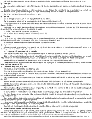 Cho em bé xem nhìn nhiều đồ chơi di động. Cầm cái xúc xắc lắc lắc cho kêu ở nhiều vị tríkhác nhau để hướng tầm nhìn của em bé tới đó.
b) Thính giác
Cho em bé nghe những bản nhạc nhẹ nhàng. Trẻ không cảm nhận được âm nhạc khi luôn bị nghe nhạc rốc, âm thanh lớn, dai dẳng từ bài này qua
bài khác.
Gõ chuông màu sắc bé nghe, bé sẽ nhớ sự khác nhau của các cung bậc nốt nhạc. Chú ý xem trẻ phản ứng thế nào trước những âm thanh lạ tai
khác nhau. Vídụ như bất ngờ bật radio lên chẳng hạn, như vậy sẽ làm cho khả năng phân biệt âm thanh của trẻ được phát triển hơn.
Cho trẻ nghe những bài hát ru con của các nước trên thế giới.
c) Xúc giác
Cho trẻ nắm ngón tay cha mẹ. Cho trẻ cầm tờ giấy thích xé thìxé, thích vò thìvò.
Cho trẻ đeo vòng tay, hoặc là buộc nơ vào cổ tay bé. Để đồ vật vừa tầm với để trẻ tập với lấy đồ.
Để vào giường cho trẻ bộ đồ playgym (như cái mái nhà nhỏ, treo lủng lẳng nhiều món đồ chơi) để cho bé làm được nhiều động tác tay như tóm, gõ,
đẩy, quay tròn, kéo…
Không được cấm trẻ mút tay. Mút tay đó là dấu hiệu cho thấy trẻ bước vào giai đoạn phát triển mới. Đó là khả năng đưa đồ vật vào miệng của mình
đã xuất hiện. Không nên cấm trẻ mút tay mà làm mất tính tự tin của trẻ.
Từ khoảng 6 tháng tuổi, 2 mẹ con hãy chơi bóng với nhau.
Cho trẻ chơi trò xếp hộp nhỏ lồng vào hộp to. Chơi trò đóng nắp cho hộp.
d) Vận động
Cho trẻ bò thỏa thích. Để bày trước mắt trẻ nhiều món đồ nó thích để trẻ bò tới nơi lấy. Tức là để cho chân của bé được vận động hết sức. Hãy để
trẻ bò thật nhiều trong suốt quãng thời gian tập bò, không được nôn nóng cho trẻ vào xe tập đi sớm.
Bò là hoạt động kích thích phát triển gân cốt, kích thích kĩnăng điều khiển vận động nhất.
e) Ngôn ngữ
Điều quan trọng nhất đối với trẻ trong thời kì này là sự phát triển về ngôn ngữ. Hãy nói chuyện với trẻ thật nhiều. Được 8 tháng tuổi nên cho trẻ cai
sữa. Nguyên nhân để trẻ phát triển ngôn ngữ chậm là vìcai sữa muộn.
II. PHƯƠNG PHÁP GIÁO DỤC TRẺ TỪ 2-3 TUỔI
ü 2 tuổi là bước vào thời kì tự lập. Cái gì cũng không khiến bố mẹ làm hộ, mà tự làm lấy, rất muốn học cách tự làm lấy.
ü 2 tuổi trẻ không có giờ phút nào ngồi yên, lúc nào cũng phải hoạt động, như những vận động viên chuyên nghiệp. Kể cả lúc ăn cơm cũng vậy,
không thể ngồi yên một chỗ ăn ngoan ngoãn được. Luôn luôn vận động, làm cái này, làm cái nọ, không biết mệt, cho đến lúc đi ngủ đêm.
Đây là ý muốn học tập của trẻ 2 tuổi. Vìvậy không được bỏ phímà phải phát triển ý muốn ấy 1 cách hiệu quả nhất.
3 điểm cơ bản để phát huy ý muốn ở trẻ 2 tuổi. Nếu đón nhận và phát huy đúng lúc, sẽ khiến trẻ trở thành người ưu tú thực sự, 3 điểm đó là Vận
động- Ngôn ngữ- Kỹ năng cơ bản.
1) Cho trẻ vận động nhiều, đi bộ nhiều
Hãy cho trẻ vận động hết mình bằng cách đi bộ hang ngày.
Trílực của trẻ được phát triển hoàn hảo khi được kích hoạt các giác quan, vận động, ngôn ngữ ngay sau khi sinh.
Ví dụ đối với vận động, nếu không để kĩ năng vận động của tay chân được phát huy hết mức thì trẻ không phát triển theo chiều hướng tích cực.
Đứa trẻ sẽ không có chiều sâu nội tâm.
Trẻ được khoảng 1 tuổi rưỡi cần phải cho đi bộ với khoảng cách dài nhất có thể được. Nếu cứ cõng, bế, ngồi xe đẩy, xe hơi thì sẽ đánh mất khả
năng đi bộ.
Phải nên nhớ rằng rèn luyện đi bộ hang ngày là bước đầu tiên để có được em bé thong minh. Đi bộ cũng làm dáng dấp bé đẹp hơn.
Gần đây cha mẹ trẻ thường không cho con đi bộ, mà đi đâu cũng đi ô tô luôn. Vì vậy sức đi bộ trở nên cực kì ít, khoảng cách đi được cũng ngắn,
đứa trẻ phát triển bất hoàn hảo.
Trẻ 2 tuổi muốn hoạt động, luôn luôn có nhu cầu vận động chân tay, cơ thể. Nếu đè nén ý muốn này nó sẽ bị ức chế. Còn nếu biết phát huy ý muốn
này, trẻ sẽ trở thành người có khả năng vận động rất tốt.
Vìvậy hãy để trẻ đi bộ thật tốt khi được 2 tuổi. Đi bộ coi như bài rèn luyện hang ngày, cũng là cách để trẻ có đầu óc thong minh hơn.
Tuy nhiên, nếu chỉ đi bộ trên đường bằng phẳng thì chưa hoàn hảo. Phải cho trẻ đi cả đường dốc, gập ghềnh, cầu một thanh, treo bậc thang lên
xuống, trẻo bậc, nhảy bậc…
Mẹ ở xa ném quả bong cho lăn và bảo con chạy lấy quả bong. Mới đầu trẻ sẽ chạy theo đường quả bong lăn, sau đó sẽ quan sát hướng đến của
quả bong và chạy đến nhặt quả bong bằng đường ngắn nhất.
Hàng ngày qui định khoảng cách là bao nhiêu để cho con chạy. Mới đầu là 3 mét, dần lên 5m, 10m, 15m. Bắt đầu luyện cho trẻ dung lực toàn thân
để vận động từ lúc 2 tuổi này đến khi vào lớp 1, trẻ sẽ có sức chạy rất tốt.
Sau 2 tuổi rưỡi cho trẻ nhảy trên tấm đệm đàn hồi, tập lấy thăng bằng. Cả đi, cả nhảy, nhào lộn trên đệm đàn hời cũng rất tốt.
2) Thời kì nhạy cảm với ngôn ngữ nhất trong cả cuộc đời
Khi được 2 tuổi, trẻ có nhu cầu vận động toàn thân, và nhu cầu đối với ngôn ngữ cũng y như vậy. Đặc biệt là khi được 2 tuổi, ngôn ngữ phát triển
một cách đột phá, nhưng chỉ đến 2 tuổi rưỡi là hiện tượng đột phá này tự nhiên biến mất. Theo đó, có thể nói thời kì từ 2 tuổi đến 2 tuổi rưỡi là thời kì
quan trọng nhất. Các bậc cha mẹ nên biết trước điều này, đây là thời kìmẫn cảm với ngôn ngữ nhất trong suốt cả cuộc đời.
Đến tuổi này ngôn ngữ em bé không còn phù hợp với trẻ nữa. Ngôn ngữ em bé sẽ trở thành nguyên nhân gây ra khuyết tật trong ngôn từ của trẻ.
 