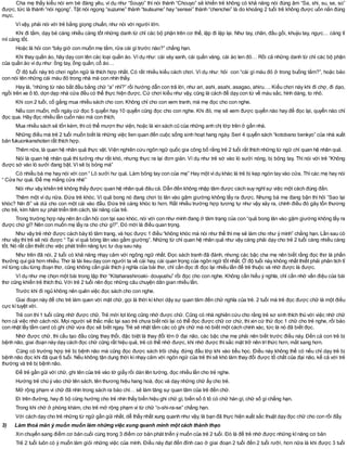 Cha mẹ thấy kiểu nói em bé đáng yêu, ví dụ như “Souyo” thì nói thành “Chouyo” sẽ khiến trẻ không có khả năng nói đúng âm “Sa, shi, su, se, so”
được, tức là thành “nói ngọng”. Tật nói ngọng “suzume” thành “tsutsume” hay “sensei” thành “chenchei” là do khoảng 2 tuổi trẻ không được uốn nắn đúng
mực.
Vìvậy, phải nói với trẻ bằng giọng chuẩn, như nói với người lớn.
Khi đi tắm, dạy bé càng nhiều càng tốt những danh từ chỉ các bộ phận trên cơ thể, lặp đi lặp lại. Như tay, chân, đầu gối, khuỷu tay, ngực… càng tỉ
mỉ càng tốt.
Hoặc là hỏi con “bây giờ con muốn mẹ tắm, rửa cái gìtrước nào?” chẳng hạn.
Khi thay quần áo, hãy dạy con tên các loại quần áo. Ví dụ như: cái váy xanh, cái quần vàng, cái áo len đỏ… Rồi cả những danh từ chỉ các bộ phận
của quần áo vídụ như: ống tay, ống quần, cổ áo…
Ở độ tuổi này trò chơi ngôn ngữ là thích hợp nhất. Có rất nhiều kiểu cách chơi. Ví dụ như: hỏi con “cái gì màu đỏ ở trong buồng tắm?”, hoặc bảo
con nói tên những cái màu đỏ trong nhà mà con nhìn thấy.
Hay là, “những từ nào bắt đầu bằng chữ “a” nhỉ?” rồi hướng dẫn con trả lời, như ari, ashi, asahi, asagao, ahiru…. Kiểu chơi này khi đi chợ, đi dạo,
ngồi trên xe ô tô, dọn dẹp nhà cửa đều có thể thực hiện được. Cứ chơi kiểu như vậy, cũng là cách để dạy con từ về màu sắc, hình dáng, to nhỏ.
Khi con 2 tuổi, cố gắng mua nhiều sách cho con. Không chỉ cho con xem tranh, mà mẹ đọc cho con nghe.
Nếu con muốn, mỗi ngày cứ đọc 5 quyển hay 10 quyển cũng đọc cho con nghe. Khi đó, mẹ sẽ xem được quyển nào hay để đọc lại, quyển nào chỉ
đọc qua. Hãy đọc nhiều lần cuốn nào mà con thích.
Mua nhiều sách sẽ tốn kém, thìcó thể mượn thư viện, hoặc là xin sách cũ của những anh chị lớp trên ở gần nhà.
Những điều mà trẻ 2 tuổi muốn biết là những việc lien quan đến cuộc sống sinh hoạt hang ngày. Seri 4 quyển sách “kotobano benkyo” của nhà xuất
bản fukuonkanshoten rất thích hợp.
Thêm nữa, là quan hệ nhân quả thực vật. Viện nghiên cứu ngôn ngữ quốc gia công bố rằng trẻ 2 tuổi rất thích những từ ngữ chỉ quan hệ nhân quả.
Nói là quan hệ nhân quả thì tưởng như rất khó, nhưng thực ra lại đơn giản. Ví dụ như trẻ sờ vào lò sưởi nóng, bị bỏng tay. Thì nói với trẻ “Không
được sờ vào lò sưởi đang bật. Vìsẽ bị bỏng mà”
Có nhiều bà mẹ hay nói với con “ Lò sưởi hư quá. Làm bỏng tay con của mẹ” Hay một vídụ khác là trẻ bị kẹp ngón tay vào cửa. Thìcác mẹ hay nói
“ Cửa hư quá. Để mẹ mắng cửa nhé”
Nói như vậy khiến trẻ không thấy được quan hệ nhân quả đâu cả. Dẫn đến không nhập tâm được cách suy nghĩsự việc một cách đúng đắn.
Thêm một ví dụ nữa. Đứa trẻ khóc. Vì quả bong nó đang chơi bị lăn vào gậm giường không lấy ra được. Nhưng bà mẹ đang bận thì hỏi “Sao lại
khóc? Nín đi” và dúi cho con một cái vào đầu. Đứa trẻ càng khóc to hơn. Rất nhiều trường hợp tương tự như vậy xảy ra, chính điều đó gây tổn thương
cho trẻ, kìm hãm sự phát triển tính cách, tài năng của trẻ.
Trong trường hợp này nên ân cần hỏi con tại sao khóc, nói với con như mình đang ở tâm trạng của con “quả bong lăn vào gậm giường không lấy ra
được chứ gì? Nên con muốn mẹ lấy ra cho chứ gì?”. Đó mới là điều quan trọng.
Như vậy trẻ nhớ được cách bày tỏ tâm trạng, và học được 1 điều “không khóc mà nói như thế thìmẹ sẽ làm cho như ý mình” chẳng hạn. Lần sau có
như vậy thì trẻ sẽ nói được “ Tại vì quả bóng lăn vào gầm giường”. Những từ chỉ quan hệ nhân quả như vậy càng phải dạy cho trẻ 2 tuổi càng nhiều càng
tốt. Nó rất cần thiết cho việc phát triển năng lực tư duy sau này.
Như trên đã nói, 2 tuổi có khả năng nhạy cảm với ngông ngữ nhất. Đọc sách tranh đã đành, nhưng các bậc cha mẹ nên biết rằng đọc thơ là phần
thưởng quígiá hơn nhiều. Thơ là tài lieu dạy con người ta về cái hay, cái quan trọng của ngôn ngữ tốt nhất. Ở độ tuổi này không nhất thiết phải phân tích tỉ
mỉ từng câu từng đoạn thơ, cũng không cần giải thích ý nghĩa của bài thơ, chỉ cần đọc đi đọc lại nhiều lần để trẻ thuộc và nhớ được là được.
Ví dụ như mẹ chọn một bài trong tập thơ “Kitaharashiroaki- douyushu” rồi đọc cho con nghe. Không cần hiểu ý nghĩa, chỉ cần nhớ vần điệu của bài
thơ cũng khiến trẻ thích thú. Với trẻ 2 tuổi nên đọc những câu chuyện dân gian nhiều lần.
Trước khi đi ngủ không nên quên việc đọc sách cho con nghe.
Giai đoạn này để cho trẻ làm quen với mặt chữ, gọi là thời kì khơi dậy sự quan tâm đến chữ nghĩa của trẻ. 2 tuổi mà trẻ đọc được chữ là một điều
cực kìtuyệt vời.
Trẻ con thì1 tuổi cũng nhớ được chữ. Trẻ mới lọt lòng cũng nhớ được chữ. Cũng có nhà nghiên cứu cho rằng trẻ sơ sinh thích thú với việc nhớ chữ
hơn cả việc nhớ cách nói. Mọi người sẽ thắc mắc tại sao trẻ chưa biết nói lại có thể đọc được chữ cơ chứ, thìxin cứ thử đọc 1 chữ cho trẻ nghe, rồi bảo
con nhặt lấy tấm card có ghi chữ vừa đọc sẽ biết ngay. Trẻ sẽ nhặt tấm các có ghi chữ mà nó biết một cách chính xác, tức là nó đã biết đọc.
Nhớ được chữ, thì cấu tạo đầu cũng thay thổi, đặc biệt là thay đổi lớn ở đại não, các bậc cha mẹ phải nên biết trước điều này. Đến cả con trẻ bị
bệnh não, giai đoạn này dạy cách đọc chữ cũng rất hiệu quả, trẻ có thể nhớ được, khi nhớ được thìsắc mặt trở nên tríthức hơn, mắt sang hơn.
Cũng có trường hợp trẻ bị bệnh não mà cũng đọc được sách trôi chảy, đứng đầu lớp khi vào tiểu học. Điều này không thể có nếu chỉ dạy trẻ bị
bệnh não đọc khi đã qua 6 tuổi. Nếu không tận dụng thời kìnhạy cảm với ngôn ngữ của trẻ thìsẽ khó làm thay đổi được tố chất của đại não, kể cả với trẻ
thường và trẻ bị bệnh não.
Để trẻ gần gũi với chữ, ghi tên của trẻ vào tờ giấy rồi dán lên tường, đọc nhiều lần cho trẻ nghe.
Hướng trẻ chú ý vào chữ tên sách, tên thương hiệu hang hoá, đọc và dạy những chữ ấy cho trẻ.
Mở rộng phạm vi chữ đã nhìn trong sách ra báo chí… sẽ làm tăng sự quan tâm của trẻ đến chữ.
Đi trên đường, hay đi bộ cũng hướng cho trẻ nhìn thấy biển hiệu ghi chữ gì, biển số ô tô có chữ hán gì, chữ số gìchẳng hạn.
Trong khi chờ ở phòng khám, cho trẻ mở rộng phạm vi từ chữ “o-shi-ra-se” chẳng hạn.
Với cách dạy cho trẻ những từ ngữ gần gũi nhất, dễ thấy nhất xung quanh như vậy, là bạn đã thực hiện xuất sắc thuật dạy đọc chữ cho con rồi đấy.
3) Làm thoả mãn ý muốn muốn làm những việc xung quanh mình một cách thành thạo
Xin chuyển sang điểm cơ bản cuối cùng trong 3 điểm cơ bản phát triển ý muốn của trẻ 2 tuổi. Đó là để trẻ nhớ được những kĩnăng cơ bản
Trẻ 2 tuổi luôn có ý muốn làm giỏi những việc của mình. Điều này đạt đến đỉnh cao ở giai đoạn 2 tuổi đến 2 tuổi rưỡi, hơn nữa là khi được 3 tuổi
 