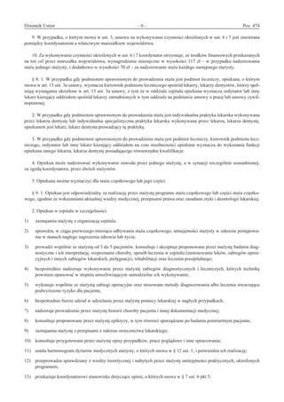 Dziennik Ustaw	 – 6 – 	 Poz. 474
﻿
9. W przypadku, o którym mowa w ust. 3, umowa na wykonywanie czynności określonych w ust. 6 i 7 jest zawierana
pomiędzy koordynatorem a właściwym marszałkiem województwa.
10. Za wykonywanie czynności określonych w ust. 6 i 7 koordynator otrzymuje, ze środków finansowych przekazanych
na ten cel przez marszałka województwa, wynagrodzenie miesięczne w wysokości 117 zł – w przypadku nadzorowania
stażu jednego stażysty, i dodatkowo w wysokości 70 zł – za nadzorowanie stażu każdego następnego stażysty.
§ 8. 1. W przypadku gdy podmiotem uprawnionym do prowadzenia stażu jest podmiot leczniczy, opiekuna, o którym
mowa w art. 15 ust. 3a ustawy, wyznacza kierownik podmiotu leczniczego spośród lekarzy, lekarzy dentystów, którzy speł-
niają wymagania określone w art. 15 ust. 3a ustawy, z tym że w oddziale szpitala opiekuna wyznacza ordynator lub inny
lekarz kierujący oddziałem spośród lekarzy zatrudnionych w tym oddziale na podstawie umowy o pracę lub umowy cywil-
noprawnej.
2. W przypadku gdy podmiotem uprawnionym do prowadzenia stażu jest indywidualna praktyka lekarska wykonywana
przez lekarza dentystę lub indywidualna specjalistyczna praktyka lekarska wykonywana przez lekarza, lekarza dentystę,
opiekunem jest lekarz, lekarz dentysta prowadzący tę praktykę.
3. W przypadku gdy podmiotem uprawnionym do prowadzenia stażu jest podmiot leczniczy, kierownik podmiotu lecz-
niczego, ordynator lub inny lekarz kierujący oddziałem na czas nieobecności opiekuna wyznacza do wykonania funkcji
opiekuna innego lekarza, lekarza dentystę posiadającego równorzędne kwalifikacje.
4. Opiekun może nadzorować wykonywanie zawodu przez jednego stażystę, a w sytuacji szczególnie uzasadnionej,
za zgodą koordynatora, przez dwóch stażystów.
5. Opiekuna można wyznaczyć dla stażu cząstkowego lub jego części.
§ 9. 1. Opiekun jest odpowiedzialny za realizację przez stażystę programu stażu cząstkowego lub części stażu cząstko-
wego, zgodnie ze wskazaniami aktualnej wiedzy medycznej, przepisami prawa oraz zasadami etyki i deontologii lekarskiej.
2. Opiekun w szpitalu w szczególności:
1)	 zaznajamia stażystę z organizacją szpitala;
2)	 sprawdza, w ciągu pierwszego miesiąca odbywania stażu cząstkowego, umiejętności stażysty w zakresie postępowa-
nia w stanach nagłego zagrożenia zdrowia lub życia;
3)	 prowadzi wspólnie ze stażystą od 3 do 5 pacjentów, konsultuje i akceptuje proponowane przez stażystę badania diag-
nostyczne i ich interpretację, rozpoznanie choroby, sposób leczenia w szpitalu (zastosowanie leków, zabiegów opera-
cyjnych i innych zabiegów lekarskich, pielęgnacji), rehabilitacji oraz leczenia poszpitalnego;
4)	 bezpośrednio nadzoruje wykonywanie przez stażystę zabiegów diagnostycznych i  leczniczych, których technikę
powinien opanować w stopniu umożliwiającym samodzielne ich wykonywanie;
5)	 wykonuje wspólnie ze stażystą zabiegi operacyjne oraz stosowane metody diagnozowania albo leczenia stwarzające
podwyższone ryzyko dla pacjenta;
6)	 bezpośrednio bierze udział w udzielaniu przez stażystę pomocy lekarskiej w nagłych przypadkach;
7)	 nadzoruje prowadzenie przez stażystę historii choroby pacjenta i innej dokumentacji medycznej;
8)	 konsultuje proponowane przez stażystę epikryzy, w tym również sporządzane po badaniu pośmiertnym pacjenta;
9)	 zaznajamia stażystę z przepisami z zakresu orzecznictwa lekarskiego;
10)	 konsultuje przygotowane przez stażystę opisy przypadków, prace poglądowe i inne opracowania;
11)	 ustala harmonogram dyżurów medycznych stażysty, o których mowa w § 12 ust. 1, i potwierdza ich realizację;
12)	 przeprowadza sprawdziany z wiedzy teoretycznej i nabytych przez stażystę umiejętności praktycznych, określonych
programem;
13)	 przekazuje koordynatorowi stanowiska dotyczące opinii, o których mowa w § 7 ust. 6 pkt 5.
www.rcl.gov.pl
 