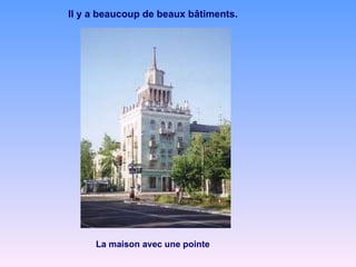 Il y a beaucoup de beaux bâtiments. La maison avec une pointe 