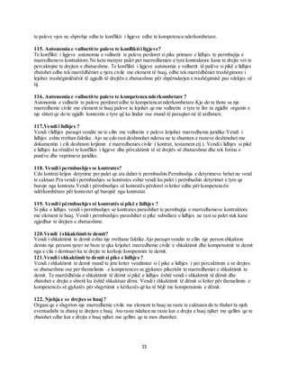 15
te paleve vjen ne shprehje edhe te konflikti i ligjeve edhe te kompetenca nderkombetare.
115. Autonomia e vullnetitte paleve te konflikti i ligjeve?
Te konflikti i ligjeve autonomia e vullnetit te paleve perdoret si pike primare e lidhjes te permbajtja e
marredheneve kontraktore.Ne kete menyre palet per marredhenien e tyre kontraktore kane te drejte vet te
percaktojne te drejten e zbatueshme. Te konflikti i ligjeve autonomia e vullnetit të palëve si pikë e lidhjes
zbatohet edhe tek marrëdhëniet e tjera civile me element të huaj, edhe tek marrëdhëniet trashëgimore i
lejohet trashëgimlënësit të zgjedh të drejtën e zbatueshme për shpërndarjen e trashëgimisë pas vdekjes së
tij.
116. Autonomia e vullnetitte paleve te kompetenca nderkombetare ?
Autonomia e vullnetit te paleve perdoret edhe te kompetencat nderkombetare.Kjo do te thote se nje
marredhenie civile me element te huaj paleve iu lejohet qe me vullnetin e tyre te lire ta zgjidhi organin e
nje shteti qe do te zgjidh kontestin e tyre që ka lindur ose mund të paraqitet në të ardhmen.
117.Vendi i lidhjes ?
Vendi i lidhjes paraqet vendin ne te cilin me vullnetin e paleve krijohet marredhenia juridike.Vendi i
lidhjes eshte rrethan faktike. Ajo ne cdo rast deshmohet ndersa ne te shumten e rasteve deshmohet me
dokumentin i cili deshmon krijimin e marredhenies civile ( kontrat, testament etj ). Vendi i lidhjes si pikë
e lidhjes ka rëndësi te konflikti i ligjeve dhe përcaktimit të së drejtës së zbatueshme dhe tek forma e
punëve dhe veprimeve juridike.
118. Vendi i permbushjes se kontrates?
Cdo kontrat krijon detyrime per palet qe ata duhet ti permbushin.Permbushja e detyrimeve behet ne vend
te caktuar.Pra vendi i permbushjes se kontrates eshte vendi ku palet i permbushin detyrimet e tyre qe
burojn nga kontrata.Vendi i përmbushjes së kontratës përdoret si kriter edhe për kompetencën
ndërkombëtare për kontestet që burojnë nga kontratat.
119. Vendi i përmbushjes së kontratës si pikë e lidhjes ?
Si pike e lidhjes vendi i permbushjes se kontrates parashihet te permbajtja e marredhenieve kontraktore
me element te huaj. Vendi i permbushjes parashihet si pike subsdiare e lidhjes ne rast se palet nuk kane
zgjedhur te drejten e zbatueshme.
120.Vendi i shkaktimit te demit?
Vendi i shkaktimit te demit eshte nje rrethane faktike.Ajo paraqet vendin te cilin nje person shkakton
demin nje personi tjeter ne baze te qka krijohet marredhenie civile e shkaktimit dhe kompensimit te demit
nga e cila i demtuari ka te drejte te kerkoje kompensim te demit.
121.Vendi i shkaktimit te demit si pike e lidhjes ?
Vendi i shkaktimit te demit mund te jete kriter vendimtar si ( pike e lidhjes ) per percaktimin e se drejtes
se zbatueshme ose per themelimin e kompetences se gjykates pikerisht te marredheniet e shkaktimit te
demit. Te marrëdhënia e shkaktimit të dëmit si pikë e lidhjes është vendi i shkaktmit të dëmit dhe
zbatohet e drejta e shtetit ku është shkaktuar dëmi. Vendi i shkaktimit të dëmit si kriter për themelimin e
kompetencës së gjykatës për shqyrtimit e kërkesës që ka të bëjë me kompensimin e dëmit.
122. Njohja e se drejtes se huaj?
Organi qe e shqyrton nje marredhenie civile me element te huaj ne raste te caktuara do te thuhet ta njoh
eventualisht ta zbatoj te drejten e huaj. Ato raste ndahen ne raste kur e drejta e huaj njihet me qellim qe te
zbatohet edhe kur e drejta e huaj njihet me qellim qe te mos zbatohet.
 