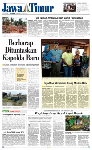 HALAMAN  | | JUMAT, 14 JUNI 2013
Jawa Timur
surya.co.id | surabaya.tribunnews.com
A
mya (60) warga Dusun
Lisoen terpaksa harus
memendam impiannya
untuk bisa mempunyai rumah
tinggal layak huni.
Wanitaparuhbayayangsehari-
harisebagaipenjualkopiiniharus
gigit jari, karena BSPS yang dite-
rimanya, jauh dari harapan. Bah-
kan jauh dari cukup untuk seka-
dar mengganti dinding anyaman
bambu rumahnya.
Dulu, ketika saya dengar
kabar bahwa akan dapat ban-
tuan untuk perbaikan rumah,
sungguh bahagianya tiada
tara, ucapnya. Karena setiap
penerima BSPS bakal mendapat
bantuan Rp 6 juta cuma-cuma.
Ternyata dia hanya menerima
Rp 700.000. Janda tua yang
hidup sebatang kara ini, hanya
bisa mengerutkan alisnya,
ketika dirinya dinyatakan
tidak layak menerima bantuan
tersebut. Karena ia rumahnya
menumpang di atas tanah milik
Saleh (60). Sehingga, dia hanya
diberi uang Rp 700.000.
Kalau memang karena dasar
menumpang di tanah milik Pak
Saleh, kok saya dulu diajukan
sebagai penerima BSPS? Padahal
yang mengajukan bantuan itu
aparat desa kami,’’ tanya Amya.
Soal dana BSPS di Kalianget
Timur ini menjadi pergunjingan
warga, lantaran banyak pene-
rimanya yang mengaku tidak
mendapatkan Rp 6 juta utuh.
Tuduhan yang berembus, aparat
desa telah menyunat hak warga,
sehingga pada Senin (10/6) se-
jumlah warga melaporkan hal ini
ke wakil bupati dan kejaksaan.
Mukasir (60), warga sedusun
dengan Amya juga mengaku
tak mendapatkan haknya pe-
nuh. Dia hanya diberi materi-
al bangunan untuk merehab
rumah yang nilainya sekitar
Rp 4.5 juta serta uang tunai Rp
400.000.
Begitu pula Habiyati (60)
warga Dusun Padurekso. Dia
hanya mendapat material seni-
lai Rp 3.3 juta ditambah uang
tunai Rp 300.000. Addur (45),
warga Dusun Tarebungan men-
dapat bantuan material senilai
Rp 4.5 juta ditambah uang tunai
Rp 50.000.
Kami warga Desa kalianget
Timur tidak utuh menerima
bantuan BSPS dari pemerintah.
Modusnya tidak sama, ada
yang berupa material, ada yang
dikasih uang tunai, tapi nilainya
tetap tidak utuh,” terang Addur.
Pihak Pemkab Sumenep ber-
dalih tidak mungkin bantuan
itu dipotong, lantaran disalur-
kan langsung melalui rekening
masing-masing. Tetapi yang
terjadi di Desa Kalianget Timur,
setelah bantuan dicairkan oleh
masing-masing penerima, di-
minta oleh perangkat desa. Ke-
mudian dikembalikan sebagian
berupa material, tetapi jumlah-
nya tidak utuh lagi Rp 6 juta.
Sarkawi (50) tokoh masya-
rakat Desa Kalianget Timur
mengaku juga telah menyam-
paikan laporannya ke Kejak-
saan Negeri (Kejari) Sumenep,
Senin (10/6). Dia masih belum
membuka nama-nama aparat
desa yang dituduh menyunat
bantuan itu. ‘’ Untuk nama-
nama detailnya, biar kejari yang
membeberkan nanti,’’ papar
Sarkawi.
Dalam berkas laporan itu,
Sarkawi melampirkan 11 pe-
nerima dari tiga dusun dari 52
total penerima bantuan BSPS di
Desa Kalianget Timur yang ban-
tuannya diduga disunat.	(rivai)		
Berharap
Dituntaskan
Kapolda Baru
kediri, surya - Pergantian
Kapolda Jatim dari Irjen Pol
Hadiatmoko kepada Irjen Pol
Unggung Cahyono memberi-
kan angin segar kepada aktivis
antikorupsi Indonesia Justice
Society (IJS).
Mereka berharap kasus duga-
an korupsi Jembatan Brawijaya
yang hampir dua bulan dita-
ngani Polda Jatim segera tuntas.
Mudah-mudahan kapolda
baru punya semangat untuk
memberantas korupsi. Kami op-
timistis kasus Jembatan Brawija-
ya bakal diteruskan lagi, tandas
Mahbuba, aktivif IJS kepada Sur-
ya, Kamis (13/6).
Menurut Mahbuba, sejak kasus
Jembatan Brawijaya penanganan-
nya ditarik ke Polda Jatim praktis
proses penyidikannya terhenti.
Padahal saat ditangani Polres Ke-
Bantuan Stimulan Perumahan Swadaya (BSPS) dari
Bappenas dimaksudkan untuk membantu warga miskin
merehab rumahnya tidak layak huni. Namun apa daya,
bantuan itu ternyata tidak diterima utuh oleh Desa
Kalianget Timur, Kecamatan Kalianget, Sumenep.
Bantuan Rehab Rumah Tak Diterima Utuh
Mimpi Amya Punya Rumah Layak Musnah
jombang, surya - Stigma
buruk Islam sebagai agama
teroris kini mulai luntur di ka-
langan warga Amerika Serikat
(AS). Banyak warga AS mulai
membuka mata, terorisme di
dunia sebenarnya bukan ber-
latar belakang agama.
Itu terungkap saat kun-
jungan studi singkat tentang
Islam oleh delapan mahasiswi
Michigan University dan Leigh
University,AS, di Kampus Uni-
versitas Pesantren Tinggi Darul
Ulum (Unipdu) Jombang, Ka-
mis (13/6).
Saya hidup di lingkungan
di mana orang Islam jadi mino-
ritas. Saya tidak paham Islam.
Tapi saya bisa merasakan orang
muslim orang yang baik dan
bisa berdampingan baik meski
dengan orang nonmuslim,
kata Roxanne, pimpinan tim
mahasiswaAS di tengah kegiat-
an tersebut.
Roxanne mengatakan, di AS
pada awalnya banyak yang
antipati terhadap muslim. Sen-
timenIslamantiamerikaditam-
bah keganasan teroris meng-
atasnamakan Islam membuat
orang AS menilai Islam agama
pencetak para teroris.
Tapi secara perlahan, per-
sepsi tentang Islam yang tidak
ramah mulai luntur. Hal itu,
menurut Roxanne, berdasarkan
pengalamandirinyadanteman-
temannya sesama warga AS
saat bergaul dan berinteraksi
dengan warga muslim diAS.
Roxanne berpendapat, pre-
dikat Islam ajaran untuk pen-
cetak para teroris jelas salah.
Menurutnya, Islam, khusus-
nya di Indonesia, sepanjang
pengetahuannya, bukanlah
agama yang mengajarkan ke-
kerasan.
Roxanne, bersama ketujuh
temannya dari AS berada di
Indonesia guna memperdalam
pengetahuan tentang Islam. Di
Indonesia, delapan mahasis-
wa asal AS ini secara khusus
berkunjung ke pesantren dan
perguruan tinggi. Di antaranya
ke Unipdu Jombang.
Wakil Rektor Unipdu, Zul-
fikar As'ad mengatakan, ke-
datangan delapan mahasiswa
AS ini secara khusus bertujuan
mendalami dan memahami
agama Islam. “Momentum ini
baik bagi kami untuk menyam-
paikan bahwa Islam agama
yang rahmatan lil 'alamin, bukan
agama seperti yang pernah
mereka bayangkan selama ini,
ujar Gus Ufik, sapaan akrab
putra almarhum KH As’ad
Umar itu.
Selama berada di Unipdu
Jombang,merekadialogdengan
para dosen dan mahasiswa
Unipdu, serta mahasiswa dari
kampus Universitas Indonesia
(UI) Jakarta, UGM Jogjakarta,
dan Unair Surabaya.
Pada sesi akhir, Rektor Unip-
du, Prof Ahmad Zahro membe-
rikan cinderamata berupa buku
berjudul ‘Fiqh Islam Kontem-
porer’ kepada para mahasiswa
AS tersebut. (uto)
surya/sutono
belajar islam - Para mahasiswa asal AS yang berkunjung ke Kampus Universitas Pesantren Tinggi Darul Ulum (Unipdu) Jombang
menunjukkan buku Fiqh Islam Kontemporer, hadiah dari Rektor Unipdu, Prof Ahmad Zahro.
Saya Bisa Merasakan Orang Muslim Baik
8 Mahasiswa AS Kunjungi Unipdu■
surya/rivai
butuh rehab - Amya di depan rumahnya yang menumpang di atas
tanah milik Saleh.
Kasus Jembatan Brawijaya 2 Bulan Ngendon■
Kasus dugaan korupsi
Jembatan Brawijaya
diduga merugikan negara
Rp 66 miliar
Tiga pejabat Pemkot
Kediri telah diperiksa
Polres Kediri Kota
Kasusnya tiba-tiba
diambilalih Polda Jatim 8
April 2013.
■
■
■
storyhighlights
PAMEKASAN, surya - Dampak hu-
jan terus menerus di Madura tak hanya
menyebabkan banjir, namun juga rumah
ambruk akibat tanah amblas.
Tiga rumah sekaligus di Desa Palenga-
an Daja, Kecamatan Palengaan, Kabupa-
ten Pamekasan roboh, Kamis (13/6) seki-
tar pukul 08.30. Ketiga rumah itu milik
milik Kusairi (35), Mohammad Sukar (80)
dan anaknya, Mulyono (60).
Beruntung, dalam kejadian itu tak ada
korban jiwa. Sebab, sebelum ketiga rumah
ambruk, penghuninya lebih dulu ke luar
mengungsi ke rumah tetangganya. Se-
mentara sebagian perabot dititipkan lebih
dulu ke rumah tetangganya.
Menurut Sukar yang tinggal bersama
Tarziah, ibu kandungnya dan Abdus Sa-
lam, anaknya, malam sebelum kejadian,
ia curiga melihat tembok rumahnya mi-
ring dan pondasi rumahnya amblas bebe-
rapa sentimiter.
Bangunan rumah tembok yang dibuat
setahun lalu, ukuran 7 x 12 meter, berada
di dataran tinggi. Ketika hujan selama
dua hari tiada henti, pekarangan rumah-
nya terendam air setinggi tumit. Kemudi-
an ia memberitahu anaknya untuk segera
mengungsi dan mengemasi sebagian ba-
rangnya.
Dugaan Sakur tidak meleset. Ketika
rumah itu sudah dikosongkan, tiba-tiba
ambruk bersamaan dengan amblasnya
tanah. Kini dia bingung harus tinggal di
mana, karena rumah anaknya juga ikut
ambruk.
Sedang Mulyono, yang rumahnya
berada tak jauh di depan rumah Sukar
mengungkapkan, waktu rumahnya am-
bruk kejadiannya cepat. Namun seisi ru-
mah sudah di luar, karena sejak malam
sebelumnya sebagian tanah pekarangan-
nya sudah amblas.
Ali Sakban, salah seorang staf kecamat-
an yang datang ke lokasi mengatakan,
ambruknya ketiga rumah akibat tanah
ambles tergerus air hujan sudah dilapor-
kan ke camat. “Mengenai berapa kerugi-
an ketiga rumah yang ambruk itu, kami
tidak bisa menaksir,” kata Ali Sakban.
Banjir di Pamekasan setidaknya me-
rendam 5.000 rumah di 20 desa di tiga ke-
camatan. Kepala Badan Penanggulangan
Bencana Daerah (BPBD) Pamekasan, Is-
kandar Syah mengatakan, kerusakan ter-
parah menimpa jalan raya membentuk
kubangan yang tergerus banjir. Selain itu,
beberapa tanggul irigasi ikut hancur.
“Berapa jumlah kerugian semuanya
akibat banjir kemarin, masih didata, ka-
rena dampak kerusakan banjir ini me-
nyangkut tekhnis dan intasi lain. Untuk
mengetahui, kami koordinasi dulu de-
ngan instansi lain,” kata Iskandar.
Pemkab setempat mulai menyalurkan
bantuan makanan kepada warga yang
rumahnya terendam, karena mereka ti-
dak bisa beraktivitas.	(sin)
Siswi Beprestasi Dapat Rp 27 Juta
tulungagung - Metta Andriani, yang meraih nilai terting-
gi unas SMA jurusan IPA se-Kabupaten Tulungagung, akhirnya
bisa melanjutkan ke sekolah lebih tinggi setelah menerima bea-
siswa Rp 27 juta dari Telkomsel yang diserahkan oleh Menteri
Pendidikan dan Kebudayaan, Prof Dr M Nuh, Kamis (13/6).
Metta tinggal bersama orangtuanya, Santosa yang tukang ba-
ngunan dan Emi Supangatin yang penjahit, di Desa Ngujang,
Kecamatan Kedungwaru, Kabupaten Tulungagung. Karena
keterbatasan kemampuan keluarganya, Metta terpaksa tidak
melanjutkan sekolah dan harus bekerja menjadi buruh toko pa-
kan burung di desanya dengan upah Rp 400.000/bulan. Ketika
bertemu di Jakarta, M Nuh meminta nomor teleponnya. Metta,
yang nilai unasnya 56,45 ini mengaku ingin kuliah di jurusan
Ilmu Matematika. (yul)
141 Orang Tidak Lunasi BPIH
jember - Kantor Kementerian Agama Jember akhirnya men-
coret 141 orang yang namanya sudah masuk dalam kuota calon
jamaah haji tahun ini lantaran hingga Kamis (13/6) mereka
belum melunasi Biaya Perjalanan Ibadah Haji (BPIH). Padahal
batas akhir pelunasan BPIH Rabu (12/6). Mereka masuk dalam
daftar tunggu akhirnya, karena belum melunasi hingga batas
akhir pelunasan BPIH, ujar Plt Kepala Seksi Haji dan Umroh
Kementerian Agama Jember, M Muslih, Kamis (13/6). Kursi
milik ratusan orang yang belum melunasi BPIH itu kemudian
dikembalikan ke Kantor Kemenag Provinsi Jatim. Selanjutnya,
Kantor Kemenag Jatim yang akan memroses kekosongan kursi
yang tidak dilunasi itu.(uni)
LINTAS JAWA TIMUR
surya/muchsin
ambruk - Rumah Sukar, di Desa Palengaan Daja, Kecamatan
Palengaan, Pamekasan, ambruk akibat tanahnya amblas.
diri Kota penanganannya sudah
mencapai 70 persen. Malahan
penyidik telah menetapkan se-
jumlah tersangka seperti Kepala
Dinas PU Kota Kediri Ir Kasenan,
Ketua Panitia Lelang Wijanto dan
Fajar Purna Wijaya, saudara se-
pupu Wali Kota Kediri dr Samsul
Ashar.
Proyek Jembatan Brawijaya
yang dianggarkan Rp 66 miliar
diduga menyimpang karena pro-
ses lelangnya abal-abal, pelaksana
proyek bukan pemenang lelang
dan diduga terjadi penggelem-
bungan anggaran. Polisi malahan
sudah menemukan aliran dana
dari kasus Jembatan Brawijaya ke
sejumlah pejabat Pemkot Kediri
dan anggota dewan.
Penyidik kasus ini sudah me-
meriksa beberapa pejabat, terma-
suk Wawali Abdullah Abubakar.
Namun dua kali gagal memang-
gil Wali Kota Samsul Ashar, kare-
na dia beralasan sakit. Tapi peng-
usutan kasus korupsi ini tiba-tiba
ditarik ke Polda Jatim pada tang-
gal pada 8April 2013.
Kabid Humas Polda Jatim
AKBP Awi Setiyono di Surabaya
dikonfirmasi mengatakan, pena-
nganan kasus ini tetap berjalan.
Tapi karena kendala audit BPKP
itu, maka ada-tidaknya dan besar-
an nominal kerugian negara da-
lam kasus ini masih belum dapat
diketahui, kataAwi.
Menurut mantan Kapolres
Magetan itu, langkah penyidik-
an selanjutnya akan sangat di-
tentukan hasil audit BPKP itu.
Tapi penyidik Pidana Korupsi
Polda Jatim akan berupaya se-
cara maksimal untuk menuntas-
kan kasus dugaan korupsi ter-
sebut. Semoga saja audit BPKP
bisa secepatnya diketahui hasil-
nya, katanya.	(dim/ant)
Tiga Rumah Ambruk Akibat Banjir Pamekasan
Kabupaten Jember kini menjadi salah
satu produsen rokok kretek Dji Sam
Soe. Ini setelah PT HM Sampoerna
Tbk membuka pabriknya di Desa
Garahan, Kecamatan Silo. Pabrik
Sigaret Kretek Tangan (SKT) itu bisa
memproduksi 410 batang rokok per
jam. (uni)
produksi rokok skt
surya/sri wahyunik
surya/didik mashudi
proyek bermasalah - Jembatan Brawijaya yang pembangunannya
diduga bermasalah, lantaran tendernya dimainkan.
join facebook.com/suryaonline follow @portalsurya
 