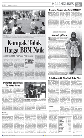 surya.co.id | surabaya.tribunnews.com
MALANGLINES| SABTU, 15 JUNI 2013
dengan alasan menghormati
teman-teman seperjuangan. “Te-
man-teman yang dikeluarkan
dari PDIP kan menolak untuk
bergabung dengan partai lain.
Bapak menghormati itu,” papar
Bunda.
Tawaran itu beberapa kali da-
tang kepada Peni untuk menjadi
Caleg DPR RI. Karena bersiku-
kuh dengan pilihannya, Peni
kemudian memberikan tawaran
itu kepada Bunda. Bunda terta-
rik dengan tawaran itu, namun
untuk DPRD Kota Malang.
Bunda beralasan, saat ini dia
masih tetap ingin aktif dalam
kegiatan sosial. Terutama men-
dampingi anak asuhnya yang
masih bersekolah di Kota Ma-
lang. “Butuh tenaga lebih untuk
mondar-mandirJakarta-Malang.
Karena itu saya pilih di Malang
saja,” terangnya.
Diakui Bunda, saat ini nama-
nya belum masuk dalam DCS
yang dirilis KPU Kota Malang.
Namun, namanya baru akan
masuk dalam DCS pada masa
perbaikan mendatang. Bunda
akan maju dari daerah pemilih-
an (Dapil) Klojen.
Sekretaris DPC PPP Kota
Malang, Aan Anshori, mengaku
sudah mendengar kabar itu.
Namun sejauh ini belum ada
komunikasi resmi dengan par-
tainya. “Kalau komunikasi kan
melibatkan semua. Selama ini
belum pernah ada,” ujarnya.
Namun diakui Anshori, nama
Bunda masih bisa dimasukan
dalam DCS dalam masa perba-
ikan. Syaratnya ada calon dalam
DCS yang mengundurkan diri.
Selain itu harus ada komunikasi
dengan partai, utamanya ketua
dan sekretaris.
Komisi Pemilihan Umum
memberi waktu 14-27 Juni 2013
kepada masyarakat untuk
memberi tanggapan terhadap
DCS. Masyarakat bisa memberi-
kan masukan dan keberatan ter-
hadap nama-nama dalam DCS.
Tanggal 28 Juni - 4 Juli 2013
parpol memberikan klarifikasi
atas keberatan dari masyarakat.
dilanjutkan 5 - 18 Juli 2013 par-
pol mengirimkan jawaban atas
keberatan tersebut ke KPU Kota
Malang.
Sementara perbaikan DCS di-
lakukan 19-25 Juli 2013. Pada ke-
sempatan ini parpol bisa meng-
ganti caleg yang dianggap tidak
memenuhi syarat. “Jadi masih
ada kesempatan Parpol untuk
mengubah DCS sekali lagi,”
terang Zaenudin, Divisi SDM,
Organisasi, dan Hubungan Ma-
syarakat KPU Kota Malang.
Koordinator Pendidikan Pemi-
lih dan Pemantau Pilkada Kota
Malang, Malang Corruption
Watch (MCW), Hayyi Ali, masa
keberatan merupakan kesempat-
anbagimasyarakatuntukmenya-
ring para politisi busuk agar tidak
masuk menjadi caleg. Masyarakat
harus peduli nama-nama yang
tercantum dalam DCS.
“Ini saatnya kita menyaring
politisi busuk. Masyarakat
jangan segan untuk menyam-
paikan keberatan apabila tahu
ada politisi bermasalah masuk
dalam DCS,” tegasnya. (day)
Bunda...
DARI HALAMAN 9■
surya/nedi putra aw
demo bbm - Sejumlah aktivis PMII cabang Kota Malang diterima dua orang anggota dewan untuk berdialog di dalam halaman
gedung DPRD Kota Malang saat berunjuk rasa menolak kenaikan harga BBM, Jumat (14/6). Sebelumnya mereka mengadakan aksi
longmarch dari Jl Veteran sambil memblokir jalan sehingga sempat memacetkan arus lalu lintas.
Malang, Surya - Peserta
jalan sehat yang digelar Ge-
nerasi Muda (GM) FKPPI di
Perumahan Ijen Nirwana, Sabtu
(15/6) dipastikan meriah. Tiket
di kantor Arema Cronous dan
Harian Surya sudah ludes diam-
bil peminat.
MediaOfficerAremaCronous,
Sudarmaji, mengungkapkan ja-
lan sehat ini harus berlangsung
bernuansa Singo Edan. Arema-
nia dan peserta jalan sehat wajib
mengenakan atribut Arema, se-
perti kaos, sal, topi, dan sebagai-
nya. Kalau ini terjadi, puluhan
ribu peserta benar-benar akan
membirukan Ijen Nirwana.
Jalan sehat ini sekaligus pe-
lepasan Kapolres Malang Kota,
AKBP Teddy Minahasa Putra,
yang pindah ke Mabes Polri.
“Kapolres Teddy juga Pembina
Arema Cronous. Jalan sehat ini
juga untuk mengantarkan Ka-
polres Teddy di tugas barunya,”
kata Sudarmaji kepada Surya,
Jumat (14/6).
Jalan sehat ini menyediakan
hadiah empat tiket umrah, 12
motor, 100 ponsel, dan ribuan
hadiah menarik lain. Deretan
artis papan atas ibukota siap
menghibur peserta jalan sehat,
di antaranya Dewi Persik,
Chyntiasari, Lia Amelia, dan
penyanyi terkenal lainnya.
Ketua Panitia yang juga Ketua
PD XIII GM FKPPI Jatim, Agoes
Soerjanto, menyatakan jalan se-
hat ini sebagai pestanya warga
Malang Raya. Makanya panitia
tak memunggut biaya dengan
harapan seluruh elemen se-Ma-
lang Raya berpartisipasi.
“Jalan sehat ini juga untuk
melepas Kapolres Teddy Mina-
hasa yang sukses menjalankan
tugas di Kota Malang serta
mampu menciptakan harmoni-
sasi antara TNI, Polri dan semua
elemen masyarakat, hingga Kota
Malang aman, damai, dan kon-
dusif,” pungkas Agoes. (jay)
Aremania Birukan Jalan Sehat GM FKPPI
Kompak Tolak
Harga BBM Naik
Malang, Surya- Ratusan
anggota Pergerakan Mahasis-
wa Islam Indonesia (PMII)
demo menolak rencana ke-
naikan harga Bahan Bakar
Minyak (BBM), Jumat (14/6).
Mereka mendatangi DPRD
Kota Malang untuk menyua-
rakan aspirasinya.
Namun, setiba di Gedung
Dewan pukul 11.00 WIB,
mereka tidak dapat masuk
ke halaman Gedung Dewan
karena pintu gerbang dijaga
ketat petugas. Mereka pun
akhirnya memilih berorasi di
luar Gedung Dewan.
“Bapak polisi, mohon izinkan
kami masuk ke dalam karena
kamibukangerombolanperam-
pok,”kataseorangorator.
Merasa terus tertahan di
luar gedung, massa bergerak
semakin merapat ke pintu
gerbang. Bahkan mereka mu-
lai mendorong pintu. “Maju
tiga langkah dan dorong pin-
tu,” seru seorang orator.
Dari dalam polisi berusaha
menahan dorongan itu. Saat
aksi mulai memanas, datang
anggota F-PDIP DPRD Kota
Malang, Sri Untari.
Untari siap membukakan
gerbang dengan satu syarat
mahasiswa berjanji dulu kalau
waktunyaJumatansemuaharus
menunaikan ibadah Shalat Ju-
mat. “Kalau tidak saya tak mau
bukakangerbang,”ujarnya.
Mendengar tawaran dari
Untari, massa PMII pun se-
pakat. Mereka berjanji mem-
bubarkan diri saat waktunya
Shalat Jumat. Gerbang pun
dibuka, dan para mahasiswa
masuk ke halaman DPRD
dengan tertib. Mereka duduk
di lapangan rumput di bawah
tiang bendera. Sementara dua
anggota DPRD Kota Malang,
Sri Untari dan Nurul Arba’ati
menemui mereka untuk ber-
dialog.
Menurut KorlapAksi,Agus
Yasin, kenaikan harga BBM
akan memicu inflasi. Im-
basnya harga-harga akan naik
dan memberatkan rakyat. Un-
tuk itu, rencana pemerintah
menaikkan harga BBM harus
dibatalkan. “Kebijakan ini
tidak pro-rakyat. Rakyat akan
semakin sengsara dengan
kebijakan kenaikan harga
BBM,” ujar Agus, kemarin.
Ketua F-PDIP DPRD Kota
Malang, Sri Untari mengata-
kan, fraksinya tegas menolak
rencana pemerintah menaik-
kan harga BBM. Penolakan
itubukansemata-matakarena
akan menyengsarakan rakyat,
namun selama ini pemerintah
juga melakukan pemborosan.
Hal senada diungkapkan
Anggota F-PKS DPRD Kota
Malang, Nurul Arba’ati. Bah-
kan sikap partainya sudah di-
wujudkan dengan memasang
spanduk di banyak tempat.
“Sikap kami sudah jelas, me-
nolak kenaikan harga BBM,”
tegas Nurul. (day)
Aktivis PMII, PDIP dan PKS Sekata■
15
pemain terlalu main kedalam.
Begitu salah passing, mudah
dibawa lawan,” tambahnya.
Sementaraitu,kubuPersegres
menyambut suka cita keberha-
silan mencuri poin di Kanjuruh-
an. Terlebih jika melihat
mereka harus kehilangan
striker Aldo Baretto di
menit awal pertandingan
karena cedera tangan.
Belum lagi mengingat di
putaran pertama mereka
justru keok 1-2 di kandang
sendiri.
Saat sesi konfrensi pers,
pelatih Persegres Gresik,
Widodo C Putra memuji pe-
nampilan anak asuhnya. Wi-
dodo menyebut pemainnya
pantas pulang dengan satu
poinkarenatampilbaik.
Selain itu, Widodo me-
ngatakan, keberhasilan
mendapat satu poin ka-
rena pemainnya disiplin
menjalankan instruksi yang
diberikannya.
Widodo mengatakan, ia
menginstruksikan pemainnya
untuk tidak fokus pada lini de-
pan Arema. Yang perlu diwas-
padai justru lini tengah Arema.
Ternyata prediksinya terbukti
dengan gol yang dicetak Arema
Cronous di menit 57 melalui
sepakan pemain sayap, Greg
Nwokolo.
“Saya sudah mempelajari
kekuatan Arema Cronous. Ter-
nyata terbukti di pertandingan
tadi,” kata Widodo usai pertan-
dingan.
Mantan asisten pelatih Timnas
ini mengakui ambsennya Ka-
yamba Gumbs tidak mempenga-
ruhi performa Singo Edan.
Menurutnya, kunci per-
mainan Singo Edan dalam
laga tersebut ada di Cristian
Gonzales dan Alberto ‘Beto’
Goncalves.
Makanya selama per-
tandingan, anak asuhnya
diminta mematikan dua
pemain ini. Siswanto dkk
sukses menjalankan in-
struksi Widodo dari pinggir
lapangan. Beto dan Gonza-
les jarang mendapat umpan
matang dari pemain lain.
“Sekalipun mendapat
bola, Beto dan Gonzales
tidak mendapat umpan
dengan baik,” tambahnya.
(jay)
Arema...
DARI HALAMAN 9■
Kebijakan ini
tidak pro-rakyat.
Rakyat akan
semakin sengsara dengan
kebijakan kenaikan harga
BBM.
Agus Yasin
Korlap Aksi
MALANG, surya - AH (23)
warga Batu Martil, Kelurahan
Pandan Wangi, Kecamatan
Blimbing ditangkap atas kepe-
milikan 544 butir pil LL. AH
merupakan kurir dari seorang
bandar besar yang masih buron,
dengan inisial DJ.
Penangkapan AH bermula
dari dari razia yang dilakukan
Polres Malang Kota terhadap
penyalahgunaan obat terlarang,
pada Selasa (4/6) lalu.
Polisi kemudian menangkap
MK yang membawa tiga bung-
kus aluminum foil. Masing-
masing berisi delapan butir pil
LL. Dari MK polisi kemudian
mendapatkan nama AH, yang
disebut sebagai pemasok LL.
“Mendapatkan nama AH,
kami segera melakukan pe-
ngejaran yang bersangkutan.
AH kami tangkap di jalan,”
terang Kasubag Humas Pol-
res Malang Kota, AKP Dwiko
Gunawan, Jumat (14/6).
Dari tangan AH polisi menda-
patkan 25 bungkus aluminium
foil di dalam bungkus rokok.
Masing-masing bungkusan ber-
isi 8 butir pil LL. Sehingga total
ada 200 butir pil LL.
Polisi kemudian menggele-
dah rumah AH dan menemu-
kan 320 butir pil LL. Total pil
yang bisa diamankan polisi
sebanyak 544 butir.
“Kami masih melakukan pe-
ngembangan untuk menelusuri
dari mana pil-pil tersebut ber-
asal,” tambah Dwiko.
Lanjut Dwiko, pil sebanyak
itu hanya mungkin dipasok
dari penjual besar. Hal tersebut
mungkin dilakukan oleh apotek
atau pabrik obat ilegal. Untuk
jajaran reskoba Polres Malang
Kota fokus melacak pil LL sisa
stok toko obat.
“Hanya bersifat antisipasi
saja. Jangan-jangan ada yang
nakal, obat sisa stok ketersedia-
an kemudian dijual kepada para
bandar,” ucapnya.
Sementara AH mengaku
awalnya hanya iseng dengan
pil LL. Bermula dari kawan-
kawan sepergaulannya yang
mengatakan LL bisa menghi-
langkan stress dan mengobati
pusing-pusing.
AH kemudian mencoba pil
tersebut dan mulai ketagihan.
Pada saat itulah AH ditawari
DJ untuk membantu berjualan.
Setiap bungkus berisi delapan
butir LL diharga Rp 10.000.
“Saya ditawari untuk meng-
antarkan pesanan LL. Sementara
DJ yang memasok barangnya,”
katanya.
Dari setiap butir AH mengaku
mendapat komisi Rp 2000. Jum-
lah tersebut tidak terlalu besar,
namun AH mendapat keun-
tungan bisa membeli LL dengan
harga murah. (iks)
Polisi Lacak LL Sisa Stok Toko Obat
MALANG, surya - Antrean
panjang terjadi di 21 Cinema
Malang Town Square (Matos),
Jumat (14/6) siang. Satu di
antara yang mengantre adalah
Dina Nurrakhma bersama tiga
orang temannya.
Dina Cs ternyata sedang
mengantre tiket film Superman
terbaru, Man of Steel (MoS),
untuk jam tayang 15.30 WIB.
“Yang jam satu siang gak
dapet. Ini saja dapat tempat
duduk di depan,” kata Dina
kepada Surya online.
Meski perempuan, Dina yang
juga mahasiswi Universitas Ne-
geri Malang (UM) ini mengaku
pecinta berat tokoh Superman.
Deina penasaran dengan
informasi yang diterimanya
mengenai film MoS karya
sutradara Zack Snyder ini jika
huruf ‘S’ di dada tokoh super-
hero Superman ternyata bukan
berarti kata ‘super’.
“Dari spoiler (bocoran) dan re-
view yang ada di internet, huruf
‘S’ itu sebuah simbol di Planet
Krypton yang artinya harapan,”
ujarnya.
Manajer 21 Cinema Matos,
Bambang Wibisono, mengata-
kan sejak dirilis Kamis (13/6),
film MoS sudah diserbu para
penikmat film Malang.
Bambang menuturkan em-
pat jam tayang film MoS selalu
penuh hingga kursi terdepan
sekalipun. “Animonya sangat
tinggi, antrean membludak,
terutama untuk jam tayang per-
tama (12.45) dan malam (18.15
dan 21.00),” ungkap Bambang.
Sama seperti di Matos, 21
Cinema Dieng Plaza pun
mengalami antrean panjang
tiket film MoS ini. Manajer 21
Cinema Dieng Plaza, Mulyadi,
menambahkan tidak ada bang-
ku kosong di tiap jam tayang
film MoS di 21 Dieng.
“Setelah booming Iron Man
3, kini berganti dengan demam
MoS. Film bagus di mana tam-
pilan sosok Superman berubah
dari yang biasanya kita keta-
hui,” tandas Mulyadi.
Film ini dibintangi Henry Ca-
vill (Clark Kent/Kal-El/Super-
man), Amy Adams (Lois Lane),
Michael Shannon (Jenderal Zod),
Russell Crowe (Jor-El/ayah asli
Clark Kent). Menceritakan ten-
tang asal-muasal Superman tiba
di bumi.	 (isy)
Penonton Superman
Terpaksa Antre
surya/irwan syairwan
FILM SUPERMAN - Pengunjung Matos 21 harus rela antre untuk
bisa mendapatkan tiket Film Superman Man of Steel yang mulai di
putar di Kota Malang, Jumat (14/6).
Kreasi Jilbab
Citrawati Fitri kartika
B
agi Citrawati Fitri Kartika (24), memakai jilbab tidak
harus ribet apalagi sampai mengikuti tren model
jilbab yang njlimet.
Citra yang bekerja sebagai staf administrasi Univer-
sitas Brawijaya (UB) Press ini mengatakan cukup li-
patan sederhana, selama pas dengan terusannya,
pasti tetap akan tampil menawan tanpa harus
mempersulit diri melipat-lipat atasan jilbab.
“Model lipatan jilbab yang njlimet itu malah
sering bikin was-was. Sederhana, yang penting
fleksibel, nyaman, pasti kita tetap bisa tampil
menawan,” kata Citra, Kamis (13/6).
Meski begitu, Citra mengakui pertama memakai
jilbab, dirinya pun terobsesi dengan pola-pola rumit
ala hilbabers. Bahkan ke tempat kerja pun, Citra yang
kelahiran Sinjai 8 Maret 1989 ini dulu sering kali tampil
dengan jilbab modis.
“Tapi lama-lama capek sendiri. Apalagi habis salat,
membuatnya lagi rumit. Sekarang kalau ada acara resmi
saja baru saya pakai model rumit,” sambungnya.
Akhirnya, alumni Administrasi Publik UB 2007 ini me-
mutuskan tampilan jilbab simple. Namun bukan hanya se-
kedar simple, Citra memadukannya dengan pakaian terusan
yang pas.
“Tidak selamanya model jilbab yang rumit itu bagus dan
cocok untuk setiap aktivitas. Sebab inti penggunaan jilbab itu
adalah menutupi aurat,” ujarnya.
Meski belum ada satu tahun menggunakan jilbab, Citra ter-
nyata cukup kreatif membuat pola-pola lipatan jilbab sendiri.
Bahkan, mahasiswi S2 Fakultas Ilmu Administrasi (FIA) UB ini
pernah menang Lomba Kreasi Hijab di UB awal tahun lalu.
“Waktu itu (lomba) yang menciptakan model jilbabnya bukan
saya. Tapi dari situ saya belajar untuk membuat pola jilbab se-
derhana yang fungsional untuk aktivitas sehari-har. Tapi belum
banyak model yang saya buat sih,” ucapnya sambil tertawa.
Memutuskan memakai jilbab, Citra seperti merasa telanjang
saat belum memakai jilbab. Menurutnya, perempuan yang me-
makai jilbab aura feminimnya makin tampak terlihat, apapun
model jilbab yang dikenakan.
“Sayaajakibudankakaksayamemakaijilbabjuga.Tapibaru
ibu yang memakai. Semoga saja kakak saya menyusul,” pung-
kas Citra yang ingin membuat buku tentang jilbab ini. (isy) surya/irwan syairwan
Klasemen Sementara
1. 	 PERSIPURA 					 24 		 18 	6 		 0 	57-12 		 60
2. 	 AREMA 							 24 		 15 	4 		 5 	47-19 		 49
3. 	 SRIWIJAYA FC 			 22 		 14 	3 		 5 	40-31 		 45
4. 	 PERSIB 							 23 		 13 	5 		 5 	50-32 		 44
5. 	 MITRA KUKAR 			 23 		 13 	4 		 6 	38-33 		 43
6. 	 BARITO PUTERA 		 23 		 12 	4 		 7 	40-29 		 40
7. 	 PERSISAM 					 23 		 8 		 8 		 7 	33-32 		 32
8. 	 PERSIRAM 					 24 		 7 		 10 	7 	30-26 		 31
9. 	 PERSELA 						 23 		 7 		 7 		 9 	40-32 		 28
10. 	 PERSIJA 						 24 		 8 		 4 		 12 	27-33 	 28
11. 	GRESIK UNITED 		 24 		 7 		 7 		 10 	26-35 	 28
12. 	 PERSIBA 					 23 		 6 		 7 		 10 	23-29 	 25
13. 	 PERSEPAM MU 		 23 		 6 		 7 		 10 	23-35 	 25
14. 	 PELITA BR 				 24 		 5 		 9 		 10 	30-38 	 24
15. 	 PERSIWA 					 24 		 7 		 3 		 14 	26-38 	 24
16. 	 PERSITA 					 23 		 4 		 8 		 11 	 20-38 	 20
17. 	PERSIDAFON 				 24 		 4 		 5 		 15 	24-45 	 17
18. 	 PSPS 							 24 		 4 		 5 		 15 	21-58 	 17
join facebook.com/suryaonline follow @portalsurya
 