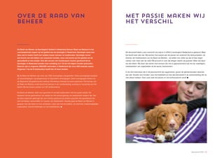 12 ♦ Raad van Beheer Houden van Honden Jaaroverzicht 2014 ♦ 13
Over de raad van
beheer
De Raad van Beheer op Kynologisch Gebied in Nederland (hierna: Raad van Beheer) is het
overkoepelende orgaan op het gebied van de kynologie in Nederland. Kynologie staat voor
alles wat te maken heeft met relaties tussen mensen en (ras)honden. Kynologie omvat
dus kennis van het fokken van raszuivere honden, maar ook kennis op het gebied van de
gezondheid en het welzijn. Ook alle vormen van hondensport worden gerekend tot de
kynologie. In Nederland worden naar schatting zo’n 1,5 tot 1,8 miljoen honden gehouden.
Daarvan zijn er ongeveer 500.000 rashonden; in Nederland zijn circa 300 erkende rassen.
Ongeveer 1 op de 5 huishoudens heeft één of meer honden.
Bij de Raad van Beheer zijn meer dan 300 verenigingen aangesloten. Deze verenigingen bestaan
uit rasverenigingen, kynologenclubs en bijzondere verenigingen. Deze verenigingen kiezen via
de Algemene Vergadering een bestuur. Het bestuur bestaat uit zeven personen. Het bureau van
de Raad van Beheer ondersteunt het bestuur in de voorbereiding, vorming en uitvoering van het
beleid. Bij het bureau werken zo’n 40 medewerkers.
De Raad van Beheer staat voor gezonde en sociale (ras)honden met een goed welzijn. Dit
betekent dat de gezondheid, het welzijn en het sociaal gedrag van (ras)honden leidend zijn. Pas
als deze aspecten geborgd zijn, kan worden gestuurd op andere aspecten die gerelateerd zijn
aan het fokken, aanschaffen en houden van (ras)honden. Daartoe gaat de Raad van Beheer in
gesprek met zijn leden en hun achterban, maar ook met de politiek, de overheid, maatschappelijke
organisaties, kennisinstellingen en het bedrijfsleven. ■
Met passie maken wij
het verschil
Dit document biedt u een overzicht van wat er in 2014 in kynologisch Nederland is gebeurd. Maar
het biedt meer dan dat. Wij werken met passie aan de passie van anderen! De bestuursleden, de
directie, de medewerkers van de Raad van Beheer… wij zetten ons, ieder op zijn of haar eigen
manier, voor meer dan de volle 100 procent in voor die dingen waarin wij geloven. Maar dat doen
wij niet alleen. Wij doen dat samen met mensen die net zo gepassioneerd zijn als wij: vrijwilligers,
medewerkers van organisaties uit de sector, leveranciers…
In de mini-interviews die in dit jaaroverzicht zijn opgenomen, geven de geïnterviewden steevast
aan wat ‘houden van honden’ voor hen betekent en hoe dat doorwerkt in de samenwerking die ze
met elkaar hebben. Daar spat vaak het plezier en het enthousiasme vanaf. ■
 