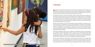 48 49
2. Educação
AEducação é um dos direitos que contribui para o fortalecimento de indivíduos a favor do rompimento da
transmissão intergeracional da pobreza; uma vez que se associa à possibilidade de acesso a informações e
ao conhecimento e que oportunizam a indivíduos mais bem preparados e com habilidades potencializadas para
melhores condições de inserção nos diversos âmbitos que compõem o espaço social.
São múltiplos os aspectos que necessitam ser apontados, quando se observa a relação que a educação tem na
vida das pessoas. Apesar de avanços no acesso à educação no Brasil, em especial no que toca à universalização
para os primeiros anos de ensino fundamental; ainda ressalta-se que a continuidade de estudos, em especial
para indivíduos de famílias socioeconomicamente mais vulneráveis, nem sempre ocorre e essa situação pode es-
tar associada à inserção precoce no mercado de trabalho, inadaptação ao cotidiano escolar, desinteresse familiar
na continuidade da trajetória escolar, entre outros.
Percebe-se que existem fatores a serem mais bem estudados em pesquisas qualitativas, e que podem estar asso-
ciados à reprodução e continuidade do círculo vicioso de pobreza geracional e manutenção na perpetuidade de
bolsões de desigualdades sociais, em determinados territórios. Acredita-se, que por meio de políticas públicas
que levem em consideração o intuito de desenvolver cidadãos ativos, com direitos sociais alcançados e direitos
de integração garantidos é possível que as desigualdades sejam reduzidas. A partir desta perspectiva a Educação
desempenha um papel fundamental.
Diante dessas considerações, acredita-se que as condições tanto de ampliação de acesso como da qualidade de
ensino ofertado são quesitos fundamentais em todos os momentos em que o tema Educação é apresentado.
Considera-se que o binômio – ampliação dos serviços e qualidade – deve estar na ordem do dia de ações tanto
para populações vulneráveis, como para todos os habitantes de um território que busca alçar índices de desen-
volvimento humano condizentes com o bem estar e qualidade de vida almejada pelos cidadãos.
No Brasil, quase a totalidade das crianças ingressa no sistema educacional. De acordo com o Censo/IBGE 2010,
para crianças de 7 a 14 anos que não frequentam escola o percentual é de 3,1% para o Brasil, sendo que 2,8%
destes estão na zona urbana e 4,6% estão localizados em zona rural. Ou seja, chega-se a 96,9% de crianças de 7 a
14 anos que frequentam a escola. Esse número, relativo à não frequência se eleva se observada a fase etária dos
Crianças em visita à Pinacoteca Municipal (prédio da Secretaria de Cultura e Turismo, Centro Cívico de Santo André) | Foto: Anderson Pedro/PSA
 