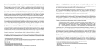 82 83
Com relação à Estratégia de Saúde da Família, serviço preventivo mais próximo do estrato social vinculado ao Pro-
grama Bolsa Família (PBF), o município contava em 2012 com 32 equipes, sendo 10 relativas à saúde bucal, além de
7 equipes de agentes comunitários de saúde42
. As equipes de Saúde da Família são fundamentais para o município
e, segundo estudo do IPEA43
, esse serviço contribui “na identificação das famílias não acompanhadas e aquelas
ainda invisíveis às políticas públicas, incluindo o Programa Bolsa Família e o acesso adequado e oportuno ao SUS”44
.
Nesse sentido, deve-se destacar a importância do trabalho realizado pela equipe da Saúde da Família. Como argumen-
ta o estudo do IPEA, trata-se de uma ação preventiva “mais próxima da população pobre e, por outro lado, atua na
provisão dos serviços necessários ao cumprimento das condicionalidades de saúde do PBF: cuidados pré e pós-natal,
atividades educativas nas áreas de saúde e nutrição, vacinação e acompanhamento do desenvolvimento infantil”45
.
Em relação aos óbitos no município, no período entre 1996 e 2010, a maior parte foi causada por doenças do apa-
relho circulatório (35%), seguido das neoplasias (tumores malignos) (18%) e das doenças do aparelho respiratório
(12%). Nesse período as doenças do sistema nervoso, aparelho digestivo, sistema osteomuscular e tecido conjunti-
vo e as do aparelho geniturinário aumentaram. Ao passo que os óbitos relacionados à gravidez, parto e puerpério,
casos de algumas afecções originadas no período perinatal, por doenças infecciosas e parasitárias e por causas
externas, nesse grupo, de um modo geral, diminuíram proporcionalmente no decorrer dos anos46
.
Em 2010, no que tange à distribuição dos óbitos por sexo, entre a população, estes se distribuem de modo seme-
lhante, embora no quesito causas externas e doenças do aparelho digestivo predomina o sexo masculino. Nesse ano
as doenças do aparelho circulatório foram responsáveis pela maioria dos óbitos, especialmente o infarto agudo do
miocárdio. Afecções originadas no período perinatal e malformações congênitas causaram a maior parte dos óbitos
de menores de um ano. A mortalidade proporcional mais expressiva nas outras idades foi: dos 10 aos 39 anos mor-
talidade por causas externas, e após os 40 anos, por doenças do aparelho circulatório e as neoplasias47
.
Com relação à mortalidade infantil, o número de óbitos infantis em 2012 foi de 96 crianças para 9.144 nascidas vi-
vas, sendo assim a taxa de mortalidade infantil48
de 10,5 crianças por mil nascimentos no município. Para o estado
42
Secretaria Municipal da Saúde, Relatório Anual de gestão, 2012.
43
IPEA, Instituto de Pesquisa Econômica Aplicada, é uma fundação pública federal vinculada à Secretaria de Assuntos Estratégicos da Presidência
da República. Suas atividades de pesquisa fornecem suporte técnico e institucional às ações governamentais para a formulação e reformulação de
políticas públicas e programas de desenvolvimento brasileiros. Disponível em:<http://www.ipea.gov.b>.
44
IPEA, 2013, p.470.
45
IPEA, 2013, p. 188.
46
Secretaria Municipal de Saúde, Relatório Anual de Gestão, 2012.
47
Secretaria Municipal da Saúde, Relatório Anual de Gestão, 2012.
48
A taxa de mortalidade infantil – número de óbitos de crianças de até um ano de idade por mil nascidas vivas (TMI).
de São Paulo, a taxa foi de 11,48 óbitos por mil nascidos. De acordo com a Fundação Seade49
, para o estado de SP,
em 2012, as causas perinatais e as malformações congênitas representaram 80% da mortalidade de menores de um
ano, destacando-se que 50% dos óbitos infantis ocorrem na primeira semana de vida.
Comparando os dados de mortalidade infantil no Estado de São Paulo entre 2011 e 2012, eles permaneceram está-
veis, de 11,55 em 2011 para 11,48 óbitos por mil nascidos vivos em 2012. Durante o período de 2010 a 2012 a re-
dução foi de 3,16%. E, ao ser comparada com 2000 que detinha uma taxa de 16,97%, registrou-se queda de 32,36%.
Os dados revelam o que no estado de São Paulo há menor risco de morte infantil no Brasil50
.
Podemos considerar que essa queda da taxa de mortalidade infantil no Estado, em parte, também pode estar rela-
cionada às condicionantes sociais de saúde vinculadas ao PBF, uma vez que, em dezembro de 2013, foram atendidas
por este programa de transferência de renda 1.366.553 famílias51
. Outro estudo do IPEA relata os efeitos positivos
que o PBF tem causado, sobretudo na melhoria das condições de saúde das famílias beneficiárias, contribuindo com
a redução da desnutrição infantil e da mortalidade infantil. De acordo com esse estudo:
“os impactos positivos também são observados no aumento da porcentagem de crianças de até 6 meses ali-
mentadas exclusivamente por amamentação, assim como na porcentagem de crianças a completar o calen-
dário de vacinação – porcentagens maiores entre os beneficiários do Bolsa Família que entre os não benefici-
ários. O programa também reduziu substancialmente as taxas de hospitalização entre menores de 5 anos”52
.
O atendimento básico à saúde aos grupos socioeconomicamente vulneráveis foi fortalecido em consequência de
alguns compromissos – no caso, as condicionalidades que garantem acesso aos serviços de saúde. Isto porque, para o
recebimento do benefício, as famílias têm de cumprir certas condicionalidades, como: manter o cartão de vacinação em
dia; cumprir avaliações de rotina para o desenvolvimento e crescimento para crianças menores de 7 anos; as mulheres
grávidas e lactantes assumem o compromisso de realizar o acompanhamento de saúde, com as consultas pré-natais e
pós-natais de rotina53
.
Houve elevação de consultas pré-natais em Santo André, passando de 60% para 78% de mães que tiveram sete
ou mais consultas durante a gestação, em um período de dez anos. Isso demonstra melhora da qualidade da as-
sistência à gestante. Tais consultas são importantes para a saúde da mãe e do filho. Essa é uma evidência que se
constitui em argumento para sugerir que tal melhoria possa ter alguma relação com as condicionalidades do PBF.
49
Fundação Seade, Fundação Sistema Estadual de Análise de Dados. Disponível em: <https://www.seade.gov.br/>.
50
Fundação Seade, disponível:<https://www.seade.gov.br/produtos/mortinf/>.
51
MDS, disponível em: <http://aplicacoes.mds.gov.br/sagi/RIv3/geral/relatorio.php#Transferência de Renda>.
52
IPEA, 2013, p.18.
53
FACCHINI, Luis Augusto, et.ali., IPEA, 2013, p.274.
 