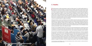 102 103
5. Trabalho
Complementando as análises desenvolvidas ao longo das seções anteriores, essa parte quantifica algumas ca-
racterísticas do mercado de trabalho, em especial da força de trabalho, observando o quesito tipo de inserção
formal-informal, um dos aspectos salientes da dinâmica de exploração do trabalho e valorização do capital, expres-
sos na rubrica ‘posição na ocupação’ entre uma das camadas de trabalhadores marcada por diferentes estados de
pobreza, sobretudo dos que estão no extremo inferior da renda considerados como tais aqueles cuja renda per
capita é: igual ou menor a R$70,00, igual ou menor a R$140,00, ou igual ou inferior a meio salário mínimo69
. Isso
quer dizer que as condições de vida a que estão submetidos esses trabalhadores está abaixo do padrão dos demais.
Nesse cenário, o mercado de trabalho, como forma capitalista de distribuição de renda e de posição social, confirma
e revela uma sociedade dividida em clivagens de exploração.
A ideia geral adotada, com base na condição do mercado de trabalho, é descrever aspectos das condições atuais dos
trabalhadores em situação de pobreza, abordando em especial uma fração da classe trabalhadora, aquela social-
mente sucumbida, registrada no Cadastro Único de Programas Sociais – CadÚnico/MDS, notadamente aquela que
é público-alvo do Programa Bolsa Família (PBF). Pois esta base de dados capta a variável posição ocupacional por
meio da rubrica função principal. Ampliam essas observações informações derivadas do Censo 2010/IBGE, além de
estudos que vão nortear o assunto a ser tratado nessa seção.
Os dados do Censo 2010/IBGE (estimativa 2013) mostram que o estrato da população pobre na cidade de Santo André
é composta de 114.433 pessoas pelo critério renda familiar per capita, ou seja, 16,2% do conjunto da cidade. Destas,
cerca de 29 mil se encontram na base da distribuição de renda, o que corresponde à faixa igual ou inferior a R$70,00.
No que concerne à composição da taxa de atividade – população economicamente ativa - PEA sobre a população
em idade ativa - PIA, em outros termos, a quantidade da força de trabalho disponível entre tal camada social era
40% (36 mil trabalhadores), dos quais 25 mil estavam empregados, sendo certa proporção deles (24%, ou 6 mil
pessoas) sem carteira assinada sob o contexto informal. A proporção desses trabalhadores sem carteira assinada
no universo da população ocupada em Santo André é 14%. Embora pequeno, mas não menos significativo, é o per-
centual de não remunerados entre os trabalhadores informais (3%). Esta categoria costuma agregar a atividade de
ajudantes em negócios de familiares. Somando as categorias que compõem o setor informal (24,3% empregados
69
Como mencionado na nota metodológica, esta é a linha de pobreza adotada para analisar a incidência de pobreza e é a traçada pelo MDS (Minis-
tério de Desenvolvimento Social e Combate à Fome).
Atendimento no Centro Público de Emprego, Trabalho e Renda (CPETR) | Foto: CPETR/PSA
 