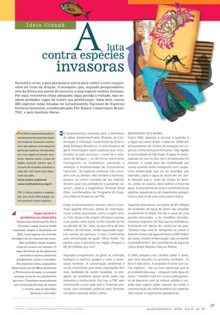 07
janeiro/fevereiro . 2009 . ano 6 . ed. 46
contra espécies
O levantamento, realizado para o Ministério
do Meio Ambiente/Probio (Projeto de Con-
servação e Utilização Sustentável da Diversi-
dade Biológica Brasileira), é uma tentativa de
gerar informações sobre espécies que, intro-
duzidas no país ao acaso – como foi o mos-
quito da dengue –, ou de forma intencional,
conseguiram se estabelecer, passando a
ameaçar a biodiversidade de ecossistemas
nacionais. “As espécies invasoras não convi-
vem com as demais, elas tendem a dominar,
porque, ao serem retiradas de seu habitat,
deixam para trás predadores e parasitas na-
turais”, explica a engenheira florestal Sílvia
Ziller, coordenadora do Programa de Espé-
cies Exóticas Invasoras da TNC.
Estão no levantamento animais como o cara-
mujo gigante africano, peixes de estimação,
como o beta, gramíneas, como o capim ano-
ni. Este último é de origem africana e passou
a ser usado como pasto no Rio Grande do Sul
na década de 50. Hoje, ocupa cerca de dois
milhões de hectares, tendo expulsado espé-
cies nativas dos pampas. E mais: é ineficiente
para alimentação do gado. Sílvia revela: “As
perdas para a pecuária na região chegam a
R$ 30 milhões por ano”.
Segundo a engenheira, no geral, os controles
biológico e químico ajudam a inibir a bioin-
vasão terrestre. A conservação ambiental é
muito importante, pois áreas degradadas têm
mais facilidade de serem invadidas. A miti-
gação do problema passa ainda pelas vias
educativa e institucional. Por isso, a TNC vem
ministrando cursos pelo país e firmando par-
cerias com entidades públicas para formular
um plano nacional sobre o tema.
Bioinvasão nos mares
Outra ONG disposta a encarar a questão é
a Água de Lastro Brasil, criada em 2008 por
pesquisadores do Centro de Inovação em Lo-
gística e Infra-Estrutura Portuária, Cilip, ligado
à Universidade de São Paulo. A água de lastro,
captada do mar ou dos rios e armazenada em
tanques, é usada para dar estabilidade aos
navios quando estão navegando sem cargas.
Uma embarcação que sai da Austrália, por
exemplo, capta a água de lastro em um por-
to daquele país e, antes de chegar ao desti-
no, ainda no oceano, deve realizar a troca da
água. O procedimento evita a transferência de
espécies aquáticas ou de organismos patogê-
nicos e tóxicos de uma costa para a outra.
Segundo estimativas, em torno de 40 milhões
de toneladas de água de lastro são lançadas
anualmente no Brasil. Foi ela a causa de uma
grande bioinvasão: a do mexilhão dourado,
molusco originário da Ásia que se multiplicou
livremente em bacias do centro-sul do país.
“Embora haja uma lei obrigando os navios a
fazerem a troca da água de lastro a 200 milhas
da costa, muitas embarcações não cumprem
o procedimento”, diz o presidente da Água de
Lastro Brasil, Newton Narciso Pereira.
A ONG prepara uma cartilha sobre o tema,
que será lançada no primeiro semestre. “O
foco é educativo. A proposta é evitar que ou-
tras espécies – tão ou mais agressivas que as
já estabelecidas aqui – cheguem pela água de
lastro.” Também está em curso o planejamen-
to de parcerias com os setores público e pri-
vado para sugerir ações capazes de conter a
contaminação da costa brasileira por espécies
não-nativas e organismos patogênicos.
invasoras
Idéi a Cid a d ã
luta
As ONGs responsáveis pelo le-
vantamento Nacional das Espé-
cies Exóticas Invasoras esclare-
cem que apenas uma pequena
parte das espécies introduzidas
em uma região se tornam inva-
soras. Mesmo assim, a base de
dados nacional mostra que o
número de invasões aumenta a
cada dia. Esta base está dispo-
nível nos sites:
www.nature.org/brasil
www.institutohorus.org.br
TNC e Hórus pedem à popula-
ção que envie informações so-
bre possíveis novos registros.
Durante o verão, o país permanece alerta para conter o aedes aegypti,
vetor do vírus da dengue. O mosquito, que, segundo pesquisadores,
veio da África nos navios de escravos, é uma espécie exótica invasora.
Por aqui, encontrou clima adequado, água parada à vontade, mas ne-
nhum predador capaz de conter sua proliferação. Além dele, outras
385 espécies estão listadas no Levantamento Nacional de Espécies
Exóticas Invasoras, coordenado pela The Nature Conservancy Brasil,
TNC, e pelo Instituto Hórus.
Sapo cururu é
problema na Austrália
Nativo das Américas do Sul e
Central, o sapo cururu (bufo
marinus) chegou à Austrália em
1935, como agente no controle
biológico de um besouro da cana.
Não só falhou nessa missão,
como se tornou um invasor. O
sapo alimenta-se de pequenos
animais e envena possíveis
predadores, como o crocodilo.
Em algumas áreas, segundo o
Departamento de Meio Ambiente
e Patrimônio do país, a invasão
avança cerca de um quilômetro
por ano. Cientistas australianos
vêm buscando formas de conter
o cururu, que se reproduz
durante o ano todo.
ilustração: LUC IMAGENS / Alexandre (imagem aedes aegypti: fotolia/vinicius tupinamba)
 