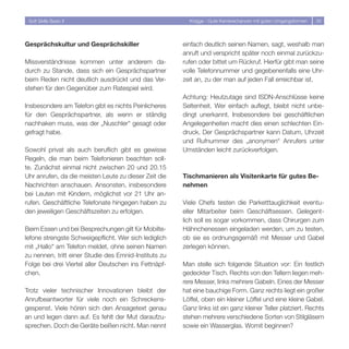 Soft Skills Basic II                                    Knigge - Gute Karrierechancen mit guten Umgangsformen   35




Gesprächskultur und Gesprächskiller                    einfach deutlich seinen Namen, sagt, weshalb man
                                                       anruft und verspricht später noch einmal zurückzu-
Missverständnisse kommen unter anderem da-             rufen oder bittet um Rückruf. Hierfür gibt man seine
durch zu Stande, dass sich ein Gesprächspartner        volle Telefonnummer und gegebenenfalls eine Uhr-
beim Reden nicht deutlich ausdrückt und das Ver-       zeit an, zu der man auf jeden Fall erreichbar ist.
stehen für den Gegenüber zum Ratespiel wird.
                                                       Achtung: Heutzutage sind ISDN-Anschlüsse keine
Insbesondere am Telefon gibt es nichts Peinlicheres    Seltenheit. Wer einfach auflegt, bleibt nicht unbe-
für den Gesprächspartner, als wenn er ständig          dingt unerkannt. Insbesondere bei geschäftlichen
nachhaken muss, was der „Nuschler“ gesagt oder         Angelegenheiten macht dies einen schlechten Ein-
gefragt habe.                                          druck. Der Gesprächspartner kann Datum, Uhrzeit
                                                       und Rufnummer des „anonymen“ Anrufers unter
Sowohl privat als auch beruflich gibt es gewisse       Umständen leicht zurückverfolgen.
Regeln, die man beim Telefonieren beachten soll-
te. Zunächst einmal nicht zwischen 0 und 0.15
Uhr anrufen, da die meisten Leute zu dieser Zeit die   Tischmanieren als Visitenkarte für gutes Be-
Nachrichten anschauen. Ansonsten, insbesondere         nehmen
bei Leuten mit Kindern, möglichst vor 1 Uhr an-
rufen. Geschäftliche Telefonate hingegen haben zu      Viele Chefs testen die Parketttauglichkeit eventu-
den jeweiligen Geschäftszeiten zu erfolgen.            eller Mitarbeiter beim Geschäftsessen. Gelegent-
                                                       lich soll es sogar vorkommen, dass Chirurgen zum
Beim Essen und bei Besprechungen gilt für Mobilte-     Hähnchenessen eingeladen werden, um zu testen,
lefone strengste Schweigepflicht. Wer sich lediglich   ob sie es ordnungsgemäß mit Messer und Gabel
mit „Hallo“ am Telefon meldet, ohne seinen Namen       zerlegen können.
zu nennen, tritt einer Studie des Emnid-Instituts zu
Folge bei drei Viertel aller Deutschen ins Fettnäpf-   Man stelle sich folgende Situation vor: Ein festlich
chen.                                                  gedeckter Tisch. Rechts von den Tellern liegen meh-
                                                       rere Messer, links mehrere Gabeln. Eines der Messer
Trotz vieler technischer Innovationen bleibt der       hat eine bauchige Form. Ganz rechts liegt ein großer
Anrufbeantworter für viele noch ein Schreckens-        Löffel, oben ein kleiner Löffel und eine kleine Gabel.
gespenst. Viele hören sich den Ansagetext genau        Ganz links ist ein ganz kleiner Teller platziert. Rechts
an und legen dann auf. Es fehlt der Mut daraufzu-      stehen mehrere verschiedene Sorten von Stilgläsern
sprechen. Doch die Geräte beißen nicht. Man nennt      sowie ein Wasserglas. Womit beginnen?
 