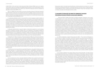 218 | Resíduos sólidos - Perspectivas e desafios para a gestão integrada
| Educação Ambiental Educação Ambiental |
Resíduos sólidos - Perspectivas e desafios para a gestão integrada | 219
6.938/81 BRASIL, 1981), que institui a Política Nacional do Meio Ambiente (PNMA), que tem por objetivo
a preservação, melhoria e recuperação da qualidade ambiental propícia à vida, visando assegurar, no País,
condições ao desenvolvimento sócio-econômico, aos interesses da segurança nacional e à proteção da
dignidade da vida humana (BRASIL, 2013).
Para isso, a PNMA se faz valer de alguns instrumentos de gestão ambiental. A Educação ambiental é
forma abrangente de educação, que se propõe atingir todos os cidadãos, através de um processo parti-
cipativo que procura incutir uma consciência crítica sobre a problemática ambiental, levando em consi-
deração a importância da utilização racional de recursos naturais com a consciência de uma preservação
e/ou conservação racional (SENOGRAFIA, 2013).
A conservação ambiental consiste no uso racional de um recurso qualquer, ou seja, em adotar um
manejo de forma a obter rendimentos garantindo a auto-sustentação do meio ambiente explorado. Já a
preservação apresenta um sentido mais restrito, significando a ação de apenas proteger um ecossistema
ou recurso natural de dano ou degradação, ou seja, não utilizá-lo, mesmo que racionalmente e de modo
planejado. Em decorrência da experiência adquirida ao longo de vários anos, passou-se a perceber que a
estratégia voltada para o controle da poluição deveria ser reformulada no lugar de se dar ênfase à busca
de soluções dos problemas de poluição, após os mesmos terem sido criados, deveriam ser adotadas
estratégias que visassem a evitar que a poluição fosse gerada, eliminando-se a necessidade de criar mé-
todos para seu controle.
A educação ambiental deve ser capaz de elaborar e desenvolver, programas de conscientização,
abordando os problemas associados à poluição, bem como enfatizando a necessidade da adoção de
estratégias de prevenção da poluição, além dos benefícios que essas podem proporcionar. O Governo
Federal do Brasil tem em seu planejamento estratégico o objetivo de promover a articulação das ações
educativas voltadas às atividades de proteção, recuperação e melhoria socioambiental, e de potencializar
a função da educação para as mudanças culturais e sociais, que se insere a educação ambiental.
Em dezembro de 1994, em função da Constituição Federal de 1988 e dos compromissos internacio-
nais assumidos com a Conferência do Rio, foi criado, pela Presidência da República, o Programa Nacional
de Educação Ambiental (PRONEA), compartilhado pelo então Ministério do Meio Ambiente, dos Recur-
sos Hídricos e da Amazônia Legal e pelo Ministério da Educação e do Desporto, com as parcerias do Mi-
nistério da Cultura e do Ministério da Ciência e Tecnologia (BRASIL, 1994). O PRONEA foi executado pela
Coordenação de Educação Ambiental do então Ministério de Educação e Cultura (MEC), e pelos setores
correspondentes do então Ministério do Meio Ambiente/Instituto Brasileiro de Recursos Renováveis e
Meio Ambiente (MMA/IBAMA), responsáveis pelas ações voltadas respectivamente ao sistema de ensino
e à gestão ambiental, embora também tenha envolvido em sua execução outras entidades públicas e
privadas do país.
O PRONEA previu três componentes: (a) capacitação de gestores e educadores, (b) desenvolvimen-
to de ações educativas, e (c) desenvolvimento de instrumentos e metodologias, contemplando sete
linhas de ação, são elas: Educação ambiental por meio do ensino formal; Educação no processo de
gestão ambiental; Campanhas de educação ambiental para usuários de recursos naturais; Cooperação
com meios de comunicação e comunicadores sociais; Articulação e integração comunitária; Articulação
intra e interinstitucional; Rede de centros especializados em educação ambiental em todos os estados
(MMA, 2013).
De uma maneira mais sucinta, a educação ambiental é definida como o processo que busca de-
senvolver uma população que seja consciente e preocupada com o meio ambiente e com os proble-
mas que lhes são associados (CNUMA, 1994). Uma população que tenha conhecimentos, habilidades,
atitudes, motivações e compromissos para trabalhar, individual e coletivamente, na busca de soluções
para os problemas existentes e para a prevenção dos novos. Podem-se dividir as demandas de Educação
Ambiental em educação formal, ou seja, envolvem estudantes em geral, desde a educação infantil até a
fundamental, média e universitária, além de professores e demais profissionais envolvidos em cursos de
treinamento em Educação Ambiental e em Educação Informal, que envolve todos os segmentos da po-
pulação (MARCATTO, 2002). O objetivo geral da Educação ambiental é atingir toda a população, criando
um método sistemático de informações acessíveis a todos.
6. UM EXEMPLO DA REDUÇÃO DOS IMPACTOS AMBIENTAIS CAUSADOS
POR RESÍDUOS SÓLIDOS ATRAVÉS DA EDUCAÇÃO AMBIENTAL
	 Diante dos diversos conflitos relacionados às questões ambientais o tratamento com os resídu-
os sólidos aparece como um dos temas centrais destes debates. Desde os primórdios da humanidade
e principalmente após o grande avanço urbano e industrial causado pelas revoluções do século XIX, a
produção de resíduos sempre foi constante, o desenvolvimento dos estudos ambientais, bem como, as
tecnologias desenvolvidas com o intuito de se sanar os problemas gerados pela intensa produção de
resíduos têm tido bons resultados e várias regiões do mundo. Todavia, um tipo que de tecnologia que
frequentemente é negligenciada, mas que pode contribuir significativamente para a resolução de diver-
sos problemas é a tecnologia social. A tecnologia social apresenta-se como a integração de atividades de
estudo, planejamento e intervenção com o objetivo principal de apresentar soluções para o desenvolvi-
mento social, bem como, qualificar as condições de vida da população (BAVA, 2004). Apresenta-se aqui,
um exemplo da utilização da Educação Ambiental, enquanto uma possibilidade de tecnologia social,
que pode ser aplicada a diversos contextos e realidades. Isso é, a Educação Ambiental se mostra como
uma eficaz tecnologia social tanto num contexto da realização de uma grande obra, que causará diversas
alterações no ambiente e no cotidiano das pessoas (como é o que ocorre com a Via Mangue), quanto
num contexto onde os problemas ambientais são frequentes mesmo sem uma intervenção externa de
grande porte.
Em 2004 foi implantado, na região do Bonsucesso em Olinda – PE, um Centro de Educação Am-
biental, que tinha o objetivo de planejar e desenvolver atividades que pudessem produzir alternativas
para os conflitos ambientais causados pelos resíduos sólidos no município de Olinda – PE. Para isto,
este projeto da Prefeitura Municipal de Olinda, desenvolveu um programa de atividades que integrou
ações como a triagem dos resíduos sólidos e o armazenamento de matérias que pudessem passar pelo
processo de reciclagem. Participavam das ações alunos, professores e outras pessoas da comunidade do
Bonsucesso e do seu entorno, nessas atividades questões como a importância do correto manuseio e
do reaproveitamento e acondicionamento do lixo eram abordados. Este tratamento com o lixo foi abor-
dado, principalmente, na unidade de compostagem. Na oficina de papel reciclado a ênfase foi na im-
portância do reaproveitamento do papel, nesta oficina, confeccionou-se diversos materiais com o papel.
Dentre outras diversas atividades desse projeto, houve também uma capacitação sobre as problemáticas
envolvidas nas ações, promovida por profissionais especialistas nestes conteúdos (SOARES; SALGUEIRO;
GAZINEU, 2007).
Com os esforços realizados neste projeto, diversos avanços foram alcançados. Um destes avanços
foi à atividade desenvolvida para a comunidade do Rosário, foram enviados para o Centro de Educação
Ambiental 500 kg de resíduos sólidos por dia desta comunidade, desta quantidade, 60% foram compos-
tados, 15% tratados como rejeito (seguindo para o aterro) e 25% foram reciclados. Assim, toda a comu-
nidade próxima ao Centro tornou-se participante ativa do projeto e dessa forma tanto os pontos mais
críticos de despejo de resíduos tanto as próprias ruas da comunidade estão mais limpas e valorizadas.
Portanto, esse projeto é um bom exemplo no qual a Educação Ambiental se tornou extremamente re-
levante para uma comunidade dado alternativas de soluções para seus problemas ambientais (SOARES;
SALGUEIRO; GAZINEU, 2007).
 