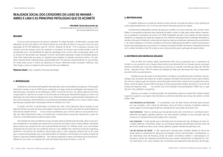 260 | Resíduos sólidos - Perspectivas e desafios para a gestão integrada
| Responsabilidade Socioambiental Responsabilidade Socioambiental |
Resíduos sólidos - Perspectivas e desafios para a gestão integrada | 261
REALIDADE SOCIAL DOS CATADORES DO LIXÂO DE INHAMÃ –
ABREU E LIMA E AS PRINCIPAIS PATOLOGIAS QUE OS ACOMETE
HOLANDA, Gerina Vasconcelos de.
Secretaria Estadual de Saúde de Pernambuco. (SES)
gerinaholanda@hotmail.com
RESUMO
Na busca pela perspectiva da própria cidadania, foi diagnosticada a problemática causada pela
deposição do lixo a céu aberto. Em Inhamã, distrito do município de Abreu e Lima que conta com uma
população de 95.198 habitantes, área de 126 Km2
, distante do Recife 17 km A pesquisa consiste num
estudo a cerca da situação social dos catadores e moradores do entorno que envolve desde o nível de
escolaridade até a suscetibilidade de algumas patologias mais comuns pela manipulação direta com
os resíduos ali descartados sem qualquer controle. Nas análises realizadas, a baixa escolaridade aparece
como fator importante que atraiu os catadores para trabalhar no lixão.No momento existem 150 cata-
dores representando implicitamente, aproximadamente 750 pessoas correspondentes as suas famílias.
Em todas estão acesos a chama de esperança no futuro, sobretudo tendo condições melhores, mais
informação, e acesso à saúde em pleno exercício de suas cidadanias.
Palavras-chave: Lixão, Catadores, Principais patologias.
1. INTRODUÇÃO
Atrelada ao crescimento demográfico desordenado, veio à necessidade do progresso. A Revolução
Industrial ocorrida no século XVIII trouxe a produção em larga escala de embalagem descartáveis con-
tribuindo para o aumento do lixo (Rodrigues, 2003). O acúmulo de lixo a céu aberto deposto de forma
irresponsável é o que forma os lixões e com ele todas as implicações diretamente ligadas ao mesmo. As
patologias das mais diversas etiologias tais como: disenterias bacilares e gastroenterites, leptospirose, té-
tano, asma brônquica, dermatofitoses e as protozooses (amebíase, giardíase e etc.). Essas e tantas outras
são doenças causadas pela manipulação direta ou indireta com o lixo.
O êxodo rural tem se apresentado na maioria das vezes como agravante dessa situação, já que
algumas famílias oriundas da zona rural acabam migrando para os lixões, pela falta de oportunidade no
mercado de trabalho formal. 	 O lixo e todos os problemas que o mesmo deriva é uma questão mun-
dial, pois afeta diretamente todos os ecossistemas, contaminando mananciais importantes a partir do
chorume; a atmosfera pela emissão dos gases enfim.
Na revelação de sérios problemas sociais causados pela má distribuição de renda, sabe-se que exis-
tem verdadeiras comunidades que sobrevivem no entorno dos lixões e que a maioria desses moradores
adota a prática de catação de lixo como principal fonte de renda. 	Em Inhamã, existe uma comunidade
resignada que por força das circunstâncias, executa o seu trabalho sem nenhuma norma de segurança,
porémtem consciência dos benefícios dessa prática para o meio ambiente, embora não se dê conta
que a maioria das patologias que a acomete poderia ser evitada ou minimizada com práticas simples de
higiene e algumas medidas profiláticas. 	 Pelo exposto pretende-se fazer uma analise sociocultural da re-
alidade em que vivem os catadores do Lixão de Inhamã, Município de Abreu e Lima- PE.
2. METODOLOGIA
O trabalho realizou-se no lixão de Inhamã, na área rural do município de Abreu e Lima, distante do
centro aproximadamente 5 km O mesmo transcorreu sistematicamente em etapas:
Levantamento bibliográfico através da pesquisa científica em acervo pessoal, sites, revistas, livros,
folders e monografias anteriores para inteiração de dados; visitas no lixão para coletar dados e questio-
nar os catadores e moradores do entorno em 2006; Fotografias serviram como registro do dia-a-dia dos
catadores na realização da tarefa de catação do lixo; Palestras educativas foram realizadas abordando a
temática Educação Ambiental e prevenção de algumas doenças ambientais; aplicação de questionários
a 20 (vinte) catadores e 20 (vinte) moradores do entorno objetivando identificar o perfil sociocultural e
as principais patologias que os acomete. Foi visitada a Secretaria de Meio Ambiente, e realizada entrevista
com o então Secretário; e por fim visitas as ruas muito próximas para a aplicação de questionários.
3. HISTÓRICO DOS RESÍDUOS SÓLIDOS
	 Pode-se dizer que resíduo sólido, propriamente dito, teve sua aparição com o surgimento do
homem e o seu aumento com a fixação desse homem que deixando de ser nômade, passou a produzir
resíduos à medida que consumia e desprezava os excessos ou quando entendia que algo não mais lhe
servia. 	 Segundo James (1997) há relatos da utilização do fogo para destruição dos restos inaproveitá-
veis, bem como seu aterramento.
	 Acredita-se que lixo pode ser extremamente complexo a sua definição, pois vai desde o‘lixo psi-
cológico’, até varreduras das sobras de cozinha. Qualquer atividade exercida pelo homem gera resíduos
até mesmo a própria ação da natureza ocasionada pela metamorfose natural como quedas de árvores,
folhas, morte de algum animal, enfim tudo que se amontoa gerando entulhos favorecem o acúmulo de
resíduos em algumas áreas. 	 De acordo com a Enciclopédia Universal Brasileira (1980), lixo é o que
não tem mais utilidade e se joga fora.
	 Quanto a sua origem os resíduos podem ser classificados quanto ao estado físico (sólido, líquido
e gasoso) e quanto a sua origem: lixos doméstico, comercial, industrial, dos serviços de saúde e nuclear
(LIMA), 1984.
Lixo Doméstico ou Domiciliar - 	 É considerado como tal todo resíduo derivado pelas pessoas
em suas moradias, como sobras de alimentos, cascas de frutas e verduras, recipientes plásticos,
isopor, papéis (inclusive papel higiênico), varreduras de casa, podas de árvores e etc.
Lixo Comercial - Todos os resíduos que são gerados pelo setor comercial e é constituído princi-
palmente por papéis, papelões, plásticos etc, tudo quanto é utilizado no dia-a-dia pelo setor do
comercio e é posteriormente descartado é lixo comercial.
Lixo Industrial - É todo aquele que é derivado pelo funcionamento das atividades do setor se-
cundário (fábricas e indústrias), sendo sua constituição bastante diversificada incluindo restos de
alimentos, madeira, tecidos, couro, metais, plásticos, papéis, substâncias químicas e etc.
Lixo de Serviços de Saúde - É todo aquele que é gerado pelas unidades ligadas ao serviço de
saúde direta ou indiretamente, destacam-se hospitais, clinicas (reconhecidas e clandestinas), ca-
sas veterinárias, setor de farmácia, postos de saúde, consultórios médicos e odontológicos, la-
boratórios aonde são realizados procedimentos que auxiliam diretamente os diagnósticos, clini-
cas veterinárias e etc, esses resíduos são constituídos principalmente pelo descarte de seringas,
 