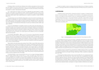 92 | Resíduos sólidos - Perspectivas e desafios para a gestão integrada
| Visão Histórica e Política Visão Histórica e Política |
Resíduos sólidos - Perspectivas e desafios para a gestão integrada | 93
| Diagnósticos de Resíduos Sólidos Diagnósticos de Resíduos Sólidos |
Os Resíduos Sólidos comumente são chamados de lixo, devido a associação do nome ao que não
tem mais utilidade e ao que não se quer por perto. Esse é um conceito trabalhado de maneira inadequa-
da, pois é relativo a concepção pessoal de cada um, podendo um produto descartado ter serventia para
outro alguém ou compor outros processos industriais.
Caso o gerenciamento de resíduos ocorra de forma inadequada, este pode acarretar em proble-
mas para a comunidade como problemas de saúde e redução da qualidade de vida. “É cada vez mais
evidente que a adoção de padrões de produção e consumo sustentáveis e o gerenciamento adequado
dos resíduos sólidos podem reduzir significativamente os impactos ao ambiente e à saúde” (JACOBI &
BESEN, 2011).
O mundo atravessa uma crise ambiental configurando-se como uma crise de conscientização, mar-
cada pela forma inadequada com a qual a humanidade tem utilizado os recursos naturais. O momento
atual é caótico, devido a diversos quadros de impactos ambientais e degradação do meio. Albuquerque
et al. (2010) enfatizaram, que desequilíbrios da relação entre homem e natureza vieram a configurar esta
crise, a qual pode ser minimizada pela transformação da maneira que indivíduo percebe, analisa e age
sobre o ambiente.
A busca da sustentabilidade nas atividades humanas vem sendo a tônica das preocupações con-
temporâneas em face da crescente consciência dos limites impostos pelo ambiente e da necessidade de
se buscar o equilíbrio entre os parâmetros socioeconômicos e ecológicos. Nesta busca, é importante o
alinhamento do desenvolvimento sustentável à cidadania, relativa aos direitos e deveres dos indivíduos.
Dias (2004), afirma que o Desenvolvimento Sustentável é um modelo que visa conciliar as necessidades
socioeconômicas dos seres humanos com a preservação do meio ambiente, com foco na sustentabili-
dade das futuras gerações.
A Constituição Federal (BRASIL, 1988) em seu Art. 225 menciona o Desenvolvimento Sustentável
quando diz que“Todos tem direito ao meio ambiente ecologicamente equilibrado, bem de uso comum
do povo e essencial à sadia qualidade de vida, impondo-se ao Poder Público e à coletividade o dever de
defendê-lo e preservá-lo para as presentes e futuras gerações”. E desde a Constituição, a sociedade brasi-
leira vem passando por profundas modificações no sentido da construção da cidadania. Essas mudanças
criaram novas institucionalidades, em particular na esfera local, resultado de compromissos gerados du-
rante o processo de descentralização.
Neste sentido a educação popular, preconizada por Freire (1996) e Furtado (2005), dando poder de
argumentação ao povo no processo de mediação social, centrada na metodologia da educação popular,
e, na construção do poder local, como estratégia para transformação, em comunidades de agricultores
familiares, quilombolas, indígenas, de pescadores artesanais e tem ocupado espaço. As comunidades
tradicionais consistem em grupamentos humanos que desenvolveram modos particulares de existência,
adaptados a nichos ecológicos específicos e que mantêm uma relação harmônica com o meio ambien-
te. Cerca de 4,5 milhões de pessoas fazem parte de comunidades tradicionais atualmente no Brasil e elas
ocupam 25% do território nacional (AGÊNCIA BRASIL, 2006). Sendo, portanto uma parcela significativa do
território nacional ocupada por essas comunidades.
O Semiárido Brasileiro ocupa uma área total de 974.752 km² nos estados do Nordeste (86,48%) e
parte dos estados de Minas Gerais (107.343,70 km² ou 11,01%), e do Espírito Santo (24.432,70 km² ou
2,51%). E a realidade das comunidades rurais do semiárido apresenta graves problemas nem mesmo as
necessidades básicas do ser humano são supridas nestas localidades, como água potável, segurança e
educação, muito menos emprego e renda. E nessas localidades estudos no que diz respeito a Resíduos
sólidos domiciliares e percepção ambiental das comunidades ainda são escassos quando comparados
aos de contexto urbano.
O objetivo do trabalho consistiu na avaliação temporal da infraestrutura com relação ao saneamen-
to básico e a percepção ambiental de comunidade de agricultores familiares de Poço da Cruz, Ibimirim -PE.
2. METODOLOGIA
O presente estudo foi desenvolvido no Município de Ibimirim, localizado no semiárido pernam-
bucano. O município de Ibimirim - PE, localizado a 333 km de Recife, na mesorregião do sertão pernam-
bucano e microrregião do sertão do Moxotó, situado nas coordenadas geográficas 8° 54’de latitude Sul,
37° 68’de longitude Oeste (Figura 1). Possui área territorial de 1.954,705km2
, sendo limitado ao leste por
Tupanatinga, a oeste com Floresta, ao norte pelos municípios de Sertânia e Custódia e ao sul com Inajá e
Manari. Ibimirim apresenta uma população de 26.954 habitantes, e possui atualmente um dos menores
IDHM (0,566) do país (IBGE, 2010).
Figura 1. Localização geográfica do município de Ibimirim-PE. Fonte: Oliveira et al. (2011)
A comunidade de Poço da Cruz, foco do estudo, é subdividida internamente de maneira informal
em três áreas: Comércio, Hospital e Mecânica. A vila Mecânica apresenta-se como um arruado, com casas
de adobe, desprovidas de banheiro, ruas sem calçamento, ausência de esgotamento sanitário, sem água
encanada ou coleta de lixo. A vila do Comércio, que apresenta feições similares à Mecânica, possui casas
de taipa e outras de adobe. Já a Vila do Hospital apresenta um leve grau de organização, pois possui água
encanada e coleta de lixo, igreja, posto de saúde e escola, mas desprovida de calçamento e esgotamento
sanitário. A referida comunidade encontra-se próxima ao açude engenheiro Francisco Saboya, popular-
mente conhecido como açude de Poço da Cruz, e é composta em sua maioria por agricultores familiares.
A pesquisa consistiu no levantamento, processamento e análise de dados primários e secundários.
O levantamento de dados primários na pesquisa de campo por meio de entrevistas com roteiro, sendo
que as perguntas seguiram as orientações de Vargas e Weisshanpt (1998) e os parâmetros estabelecidos
por El-Deir (1999).
O levantamento de dados primários ocorreu nos anos de 2009 à 2013 com a aplicação de 30 ques-
tionários em 2009 , 50 em 2010, 48 em 2011, 49 em 2012 e 96 em 2013. Os questionários foram aplica-
dos pelos integrantes, discentes e docentes, do Grupo de Gestão Ambiental em Pernambuco (Gampe),
do Departamento de Tecnologia Rural na Universidade Federal Rural de Pernambuco (UFRPE), através
de questões abertas e fechadas, objetivas e subjetivas, as perguntas abertas foram plotadas através da
incidência percentual das respostas. Os questionários foram compostos de perguntas referentes à socio-
economia local, saneamento básico e percepção com relação a problemas ambientais locais e globais.
 