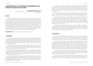 184 | Resíduos sólidos - Perspectivas e desafios para a gestão integrada
| Gestão Integrada Gestão Integrada |
Resíduos sólidos - Perspectivas e desafios para a gestão integrada | 185
A GESTÃO PÚBLICA E O ENFOQUE SOCIOAMBIENTAL; UM
ESTUDO DE CASO NA UAST/UFRPE
VASCONCELOS, Maria Livânia Dantas de
Unidade Acadêmica de Serra Talhada da Universidade Federal Rural de Pernambuco
mlivania@bol.com.br
RESUMO
O delineamento ambiental insere no contexto organizacional a necessidade de um olhar amplo
que se volte para as limitações dos recursos naturais e revalide ações gerenciais voltadas para minimizar
os impactos negativos sobre o meio ambiente. Este trabalho tem por objetivo identificar rotinas funcio-
nais de âmbito organizacional (formal) e funcional (material) voltadas para atender ao conceito gestão
publica sustentável. A pesquisa foi aplicada na Unidade Acadêmica de SerraTalhada - UAST/UFRPE, como
estratégia metodológica utilizou-se da observação-participante com aplicação de questionário estrutu-
rado junto aos responsáveis dos setores administrativos da instituição. Os resultados enfatizam a reali-
dade de cada ambiente administrativo de trabalho, respaldando o diagnóstico atual que, aponta para a
necessidade de reestruturação e realinhamento de ações voltadas para incentivar e elaborar propostas
de cunho institucional, articuladas e focadas para o bem estar da organização, da sociedade e do meio
ambiente, condicionando e viabilizando uma gestão com delineamento socioambiental.
PALAVRAS-CHAVE: Gestão pública; Consumo sustentável; Socioambiental.
1. INTRODUÇÃO
A administração pública tem papel primordial para a concretização e efetivação das políticas públicas,
considerando a implementação e manutenção de serviços demandados pela sociedade e financiados com
recursos públicos. A compreensão das funções da administração pública permite ressaltar a importância da
relação entre Estado, sociedade e meio ambiente e aprofundar o debate sobre os processos e procedimen-
tos adotados frente às atividades laborais das instituições que compõem o organismo público, nas esferas
municipal, estadual e federal.
As crescentes demandas da sociedade passaram a exigir o aperfeiçoamento dos serviços públicos e
o cumprimento dos deveres estabelecidos na Constituição Federal, pressionando o poder público gover-
namental a ajustar-se frente aos diversos questionamentos e desafios que se apresentam nos ambientes:
interno e externo, observando a atual conjuntura globalizada.
A capacidade da organização pública é precedida com base na sua estrutura física, financeira e huma-
na, dentre a qual, pode se estabelecer a racionalidade ou não dos seus processos e de suas ações internas.
Meirelles (1995, p. 63), contribui ressaltando que os órgãos públicos são relacionados como “centros de
competência instituídos para o desempenho de funções estatais, através de seus agentes, cuja atuação é
imputada à pessoa jurídica a que pertencem”.
Perante a complexidade e os desafios inerentes à ação gerencial frente aos diversos questionamentos
que despontam das atribuições e responsabilidades para validar o conjunto de estratégias administrativas
na esfera governamental, reafirmando a importância da prática da boa governança, cujas dimensões se-
gundo Matias-Pereira (2010, p. 135) requer, entre outras ações: “Uma gestão estratégica, gestão política e
gestão da eficiência, eficácia e efetividade”.
	 É importante observar e associar a efetividade da ação gerencial para desenvolver métodos e
ações participativas que condicionem a organização na adoção de práticas sustentáveis diante da multi-
plicidade de demandas e atividades de cada espaço de trabalho. Para a implantação de novos modelos
gerenciais voltados para o alcance da boa governança convém adequação de novas características e mu-
danças que envolvem “aspectos socioeconômicos, políticos, ambientais, culturais e pessoais” (MATIAS-
-PEREIRA, 2010, p. 119).
Torna-se perceptível que este cenário necessita de mudanças e destaca-se o papel dos governos
para a promoção da preservação ambiental e a necessidade de afirmar um novo processo de ”constru-
ção de um novo homem, de uma nova sociedade e de um novo ambiente”(RODRIGUES, 2008, p. 46).
	 Nesse contexto socioambiental, busca-se perceber as possíveis estratégias existentes e ações
preventivas e mitigadoras, implementadas de forma institucional, que propõem-se a minimizar os im-
pactos negativos gerados pela produção dos serviços desenvolvidos no âmbito de uma Instituição Fe-
deral de Ensino Superior (IFES) evidenciando assim, as práticas voltadas para a concepção de respeito ao
meio ambiente, os possíveis impactos ambientais gerados pelas atividades e serviços que estruturam
de forma funcional a Unidade Acadêmica de Serra Talhada – UAST, extensão interiorana da Universidade
Federal Rural de Pernambuco – UFRPE.
	 Priorizando a realidade de cada ambiente, com a concepção sustentada no debate sobre as
mudanças de paradigmas e os desafios arrolados à gestão pública, frente à relevância da prestação dos
serviços públicos e a consecução do bem comum, este trabalho objetiva identificar rotinas funcionais
de âmbito organizacional (formal) e funcional (material) voltadas para atender ao conceito da gestão
pública sustentável na Unidade Acadêmica de Serra Talhada.
	
2. METODOLOGIA
O formato metodológico desta pesquisa consubstancia o estudo de caso e a importância da ob-
servação direta, que conforme André (1995, p. 18), “enfatiza os aspectos subjetivos do comportamento
humano e preconiza que é preciso penetrar no universo conceitual dos sujeitos para entender como e
que tipo de sentido eles dão aos acontecimentos e às interações sociais que ocorrem em sua vida diária”.
	 Como instrumentos para validar a pesquisa utilizaram-se da observação-participante e da apli-
cação de questionário estruturado junto aos responsáveis por setores administrativos da UAST/UFRPE,
os quais foram definidos a partir do organograma institucional e somando-se a estes demais setores que
ainda não estão contemplados no referido documento, mas que já existem de forma física e assumem ati-
vidades importantes para o funcionamento da intuição. Portanto acomoda-se a importância da coleta de
dados em todos os setores integrantes da Unidade, por se tratar de um processo que assume a perspec-
tiva de captar informações com base na realidade de cada ambiente administrativo, revelando-se nesse
contexto as possíveis e diferentes formas de conduzir as ações focadas a uma gestão socioambiental.
	 As especificidades das questões de estudo da pesquisa em tela, privilegiam a busca do conheci-
mento de forma local, através da aplicação de questionário estruturado, consubstanciando a averiguação
e registro das possíveis ações preventivas e mitigadoras adotadas para minimizar os danos provocados
ao meio ambiente pelas práticas de uso e consumo não consciente.
O processo se constitui num passo adicional para inteirar-se das perspectivas e percepções voltadas
para a criação de condições a serem desenvolvidas de forma setorial na iminência da criação e desenvol-
vimento de um raciocínio crítico e consciente perante atos e fatos administrativos que de alguma forma
 