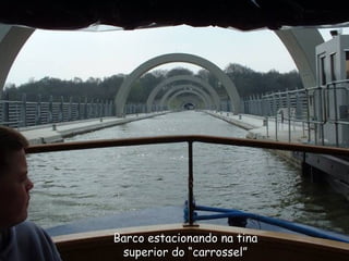 Barco estacionando na tina superior do “carrossel” 