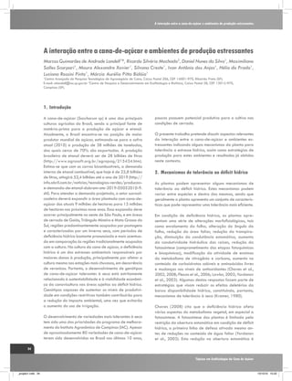 A interação entre a cana-de-açúcar e ambientes de produção estressantes

A interação entre a cana-de-açúcar e ambientes de produção estressantes
Marcos Guimarães de Andrade Landell1*, Ricardo Silvério Machado2, Daniel Nunes da Silva1, Maximiliano
Salles Scarpari1, Mauro Alexandre Xavier1, Silvana Creste1, Ivan Antônio dos Anjos1, Hélio do Prado1,
Luciana Rossini Pinto1, Márcio Aurélio Pitta Bidóia1
Centro Avançado de Pesquisa Tecnológica de Agronegócio de Cana, Caixa Postal 206, CEP 14001-970, Ribeirão Preto (SP).
E-mail: mlandell@iac.sp.gov.br 2Centro de Pesquisa e Desenvolvimento em Ecofisiologia e Biofísica, Caixa Postal 28, CEP 13012-970,
Campinas (SP).
1

1.	Introdução
A cana-de-açúcar (Saccharum sp) é uma das principais
culturas agrícolas do Brasil, sendo a principal fonte de
matéria-prima para a produção de açúcar e etanol.
Atualmente, o Brasil encontra-se na posição de maior
produtor mundial de açúcar, estimando-se para a safra
atual (2010) a produção de 38 milhões de toneladas,
das quais cerca de 70% são exportadas. A produção
brasileira de etanol deverá ser de 28 bilhões de litros
(http://www.agrosoft.org.br/agropag/215434.htm).
Estima-se que com os carros bicombustíveis, a demanda
interna de etanol combustível, que hoje é de 22,8 bilhões
de litros, atingirá 52,4 bilhões até o ano de 2019 (http://
info.abril.com.br/noticias/tecnologias-verdes/producaoe-demanda-de-etanol-dobram-ate-2019-05052010-9.
shl). Para atender a demanda projetada, o setor sucroalcooleiro deverá expandir a área plantada com cana-deaçúcar dos atuais 9 milhões de hectares para 15 milhões
de hectares nos próximos nove anos. Essa expansão deve
ocorrer principalmente no oeste de São Paulo, e em áreas
de cerrado de Goiás, Triângulo Mineiro e Mato Grosso do
Sul, regiões predominantemente ocupadas por pastagens
e caracterizadas por um inverno seco, com períodos de
deficiência hídrica bastante pronunciada e mais acentuada em comparação às regiões tradicionalmente ocupadas
com a cultura. Na cultura da cana de açúcar, a deficiência
hídrica é um dos estresses ambientais responsáveis por
maiores danos à produção, principalmente por afetar a
cultura mesmo nas estações mais chuvosas, em decorrência
de veranicos. Portanto, o desenvolvimento de genótipos
de cana-de-açúcar tolerantes à seca está estritamente
relacionado à sustentabilidade e à viabilidade econômica da canavicultura nas áreas sujeitas ao déficit hídrico.
Genótipos capazes de sustentar os níveis de produtividade em condições restritivas também contribuirão para
a redução do impacto ambiental, uma vez que evitarão
o aumento do uso de irrigação.
O desenvolvimento de variedades mais tolerantes à seca
tem sido uma das prioridades do programa de melhoramento do Instituto Agronômico de Campinas (IAC). Apesar
de aproximadamente 80 variedades de cana-de-açúcar
terem sido desenvolvidas no Brasil nos últimos 10 anos,

poucas possuem potencial produtivo para o cultivo nas
condições de cerrado.
O presente trabalho pretende discutir aspectos relevantes
da interação entre a cana-de-açúcar e ambientes estressantes indicando alguns mecanismos da planta para
tolerância a estresse hídrico, assim como estratégias de
produção para estes ambientes e resultados já obtidos
neste contexto.

2.	Mecanismos de tolerância ao déficit hídrico
As plantas podem apresentar alguns mecanismos de
tolerância ao déficit hídrico. Estes mecanismos podem
variar entre espécies e dentro das mesmas, sendo que
geralmente a planta apresenta um conjunto de características que pode representar uma tolerância mais eficiente.
Em condição de deficiência hídrica, as plantas apresentam uma série de alterações morfofisiológicas, tais
como enrolamento da folha, alteração do ângulo da
folha, redução da área foliar, redução da transpiração, diminuição da condutância estomática, aumento
da condutividade hidráulica das raízes, redução da
fotossíntese (comprometimento das etapas fotoquímicas
e bioquímicas), modificação da atividade de enzimas
do metabolismo de nitrogênio e carbono, aumento no
conteúdo de carboidratos solúveis e aminoácidos livres
e mudanças nos níveis de antioxidantes (Chaves et al.,
2002, 2008; Flexas et al., 2006; Lawlor, 2002; Yordanov
et al., 2003). Algumas destas respostas fazem parte de
estratégias que visam reduzir os efeitos deletérios da
baixa disponibilidade hídrica, constituindo, portanto,
mecanismos de tolerância à seca (Kramer, 1980).
Chaves (2008) cita que a deficiência hídrica afeta
vários aspectos do metabolismo vegetal, em especial a
fotossíntese. A fotossíntese das plantas é limitada pela
restrição da abertura estomática em condição de déficit
hídrico, a primeira linha de defesa ativada mesmo antes de reduções no conteúdo de água foliar (Yordanov
et  al., 2003). Esta redução na abertura estomática é

34
Tópicos em Ecofisiologia da Cana de Açúcar

_projeto1.indb 34

13/10/10 10:22

 