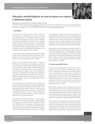 Alterações morfofisiológicas na cana-de-açúcar em resposta à deficiência hídrica

Alterações morfofisiológicas na cana-de-açúcar em resposta
à deficiência hídrica
Marcelo de Almeida Silva1 & Renata Passos Pincelli2

Pesquisador Científico, Agência Paulista de Tecnologia dos Agronegócios (APTA), Polo Centro-Oeste, Rodovia SP 304, (Jaú - Bariri), Km 304, Caixa
Postal 66, 17201-970, Jaú (SP). Email: marcelosilva@apta.sp.gov.br 2Bióloga, Programa de Pós-Graduação em Agricultura, Faculdade de Ciências
Agronômicas (FCA/UNESP), Caixa Postal 237, 18610-307, Botucatu (SP). E-mail: renatappincelli@fca.unesp.br
1

1. Introdução
O suprimento de água para uma cultura resulta de
interações que se estabelecem ao longo do sistema
solo-planta-atmosfera. As influências recíprocas entre
esses componentes básicos tornam o sistema dinâmico
e fortemente interligado, de tal forma que a condição
hídrica da cultura dependerá sempre da combinação
desses três segmentos. À medida que o solo seca, tornase mais difícil às plantas absorver água, pois a força de
retenção aumenta e a disponibilidade de água no solo
às plantas diminui (Santos; Carlesso, 1998).
Considerando o aspecto ambiental, sabe-se que o déficit
hídrico é um dos principais fatores que diminuem a produção da maioria das culturas no mundo, em especial a
cultura de cana-de-açúcar (Silva et al., 2008).
Existe uma variabilidade muito grande no grau de
tolerância à falta d’água entre espécies, que pode ser
visto por meio do valor do potencial (Ψ) de água ideal
para as plantas, e, mesmo dentro de uma espécie, entre
variedades. A deficiência hídrica provoca alterações
no comportamento vegetal cuja irreversibilidade vai
depender do genótipo, da duração, da severidade e
do estádio de desenvolvimento da cultura. Portanto, o
estádio de desenvolvimento da planta em que ocorre o
estresse pode ser crítico para a produtividade agrícola
(Pimentel, 2004).
Na cana-de-açúcar, são definidos quatro estádios de
desenvolvimento, conhecidos por brotação, perfilhamento,
máximo crescimento e maturação (Gascho; Shih, 1983).
Segundo Rosenfeld (1989), o início do estádio de máximo desenvolvimento da cana-planta é o mais sensível
à deficiência hídrica, em que as maiores reduções na
produção são verificadas quando a cultura encontra-se
entre quatro e oito meses de idade.
Em condição de deficiência hídrica, a cana-de-açúcar
apresenta uma série de alterações morfofisiológicas,
causando assim, distúrbios em seu metabolismo (Pimentel, 1998). Dentre as alterações apresentadas pela
cana-de-açúcar que estão sujeitas ao déficit hídrico,
pode-se destacar: diminuição da condutância estomática,
enrolamento da folha, redução da área foliar, redução

da transpiração, redução da fotossíntese, aumento da
condutividade hidráulica das raízes e modificação de
atividades enzimáticas (Inmam-Bamber; Smith, 2005).
Algumas destas respostas fazem parte de estratégias
que visam reduzir os efeitos deletérios da baixa disponibilidade hídrica, constituindo, portanto, mecanismos de
tolerância à seca (Pimentel, 2004; Taiz; Zeiger, 2004).
Uma das alternativas utilizadas para atenuar o efeito do
déficit hídrico na produção de cana-de-açúcar baseia-se
no uso de irrigação, porém a disponibilidade de água
é limitada em algumas regiões e os custos dos equipamentos tornam esse tipo de estratégia muito dispendiosa
(Boyer, 1996). Uma alternativa para amenizar tais custos
seria a seleção e uso de genótipos tolerantes ao déficit
hídrico (Silva et al., 2007).

2. Estresse por déficit hídrico
O estresse hídrico geralmente é definido como um fator
externo, que exerce influência desvantajosa sobre a
planta. O conceito de estresse está intimamente relacionado ao de tolerância ao estresse, que é a aptidão da
planta para enfrentar um ambiente desfavorável (Taiz;
Zeiger, 2004). O estresse causa desvio significativo das
condições ótimas para a vida, e induz a mudanças e
respostas em todos os níveis funcionais do organismo, os
quais são reversíveis a princípio, mas podem se tornar
permanente (Larcher, 2000). 	
Déficit hídrico também pode ser definido como todo o
conteúdo de água de um tecido ou célula que está abaixo
do conteúdo de água mais alto exibido no estado de
maior hidratação (Taiz; Zeiger, 2004). O déficit hídrico
é um dos fatores de estresse que causam maiores danos
nos processos fisiológicos e metabólicos das plantas, acarretando em reduções na produtividade (Pimentel, 2004).
Os mecanismos de resistência à seca podem ser divididos
em escape, retardo e tolerância. No primeiro, as plantas
adotam uma estratégia de “fuga” apresentando rápido
desenvolvimento fenológico e alto grau de plasticidade,
sendo capazes de completar seu ciclo de vida antes que
o déficit hídrico torne-se severo o bastante para provocar
43

Tópicos em Ecofisiologia da Cana de Açúcar

_projeto1.indb 43

13/10/10 10:22

 