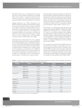 Interação entre água e nitrogênio na produtividade de cana-de-açúcar (Saccharum sp.)

pela PEPC (-5,7‰); (s) é o fracionamento de CO2 que
volta para o feixe da bainha e difunde para o mesófilo
foliar (1,8 ‰); (Φ) é o “vazamento” de CO2 do feixe
da bainha e (pi/pa) é a razão da pressão de CO2 do
espaço intracelular (câmara estomática) e do ambiente.
Segundo Saliendra et al. (1996) e Monneveux et al.
(2007) a utilização da técnica do fracionamento isotópico
de carbono em plantas de ciclo C4, pode ser aplicada
para selecionar cultivares de plantas tolerantes ao estresse hídrico. A determinação do fracionamento isotópico
de 13C (Δ) em plantas de ciclo C4 e sua relação com o
rendimento, eficiência de uso de água e nutrientes das
culturas de ciclo C4 foram obtidos em sorgo variando
de 3,10 a 4,15 ‰ (Hammer et al., 1997), em milheto
variando de 2,75 a 4,50 ‰ (Brück et al., 2000).
Informações sobre a relação entre Δ de 13C e a produção
de biomassa de plantas de ciclo C4 ainda são limitadas.
Uma correlação negativa entre o rendimento de grãos e
do Δ de13C, em folhas coletadas pouco antes da colheita
do sorgo foi observado por Hubick et al. (1990). Pesquisas desenvolvidas por Saliendra et al. (1996) na cultura
de cana-de-açúcar, e por Monneveux et al. (2007) na
cultura do milho, verificaram que as taxas mais elevadas
de crescimento, fotossíntese e produtividade foram associados com a diminuição do Δ de13C, em folhas para
cana-de-açúcar e nos grãos para a planta de milho.

No Brasil, pesquisa realizada por Kölln et al. (2010), objetivando estudar o efeito da tecnologia de irrigação por
gotejamento em diferentes cultivares de cana-de-açúcar,
sobre as variáveis de produtividade de colmos e açúcar,
acúmulo de matéria seca e fracionamento isotópico do
carbono, foi realizada na Unidade de Pesquisa e Desenvolvimento de Jaú-SP, da APTA e os principais resultados
são apresentados a seguir (Tabela 1, Figuras 3 e 4).
Neste trabalho, a produtividade média de colmos dos
três genótipos estudados (RB867515, RB855536 e SP803280) foi de 122,4 Mg ha-1 para o manejo irrigado e
94,1 Mg ha-1 para manejo de sequeiro (sem irrigação).
A produtividade de açúcar também foi acrescida, em
função da irrigação. A média de produtividade de açúcar
nos três genótipos no manejo irrigado foi de 20 Mg ha-1
e para o manejo de sequeiro, a média foi de 15 Mg ha-1
(Tabela 1), resultados semelhantes a este foram obtidos
por Carretero (1982).
Para a matéria seca da parte aérea (MSPA) observa-se
um incremento de 12 Mg ha-1 comparando-se com o manejo de sequeiro. Pode-se inferir que o aumento do acúmulo de MSPA no manejo de cana-de-açúcar irrigado, foi
causado pela diminuição do estresse hídrico que, provoca
redução das trocas gasosas, diminuição da área foliar
(Inman-Bamber; Smith, 2005) com conseqüente redução
na produção de fotoassimilados (Smit; Singels, 2006).

Tabela 1. Matéria seca da parte aérea (MSPA), produtividade de colmos e de açúcar, de três genótipos de cana-deaçúcar nos manejos: irrigado e de sequeiro. Fonte: Kölln et al. (2010).
Manejo
Cultivar
MSPA
Colmos
Açúcar
Mg ha-1
Irrigado (I)
RB867515
53,9 a
124,2 a
20,0 a
RB855536

51,9 a

110,2 a

17,9 a

SP80-3280
RB867515

61,7 a
44,7 a

132,7 a
99,1 a

22,3 a
15,7 a

RB855536

40,9 a

91,9 a

14,7 a

SP80-3280
Manejo (I)

44,7 a
55,8 a

91,2 a
122,4 a

15,3 a
20,1 a

Manejo (S)
Média geral

43,4 b
49,6

94,1 b
108,2

15,2 b
17,6

F cultivar

1,8ns

1,2ns

1,7ns

F manejo

18,0*

18,7*

19,4*

Fcxm
CV (%)

0,6ns
14,4

1,1ns
14,8

1,0ns
15,3

Sequeiro (S)

*Significativo pelo teste Tukey a p>0.05. ns: não significativo.

52
Tópicos em Ecofisiologia da Cana de Açúcar

_projeto1.indb 52

13/10/10 10:22

 
