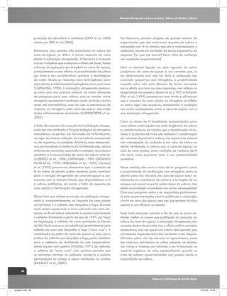 Adubação Nitrogenada em Cana-de-Açúcar: Reflexos do Plantio à Colheita

produção de sideróforos e antibiose (GRAY et al., 2005
citado por REIS et al., 2006).
Entretanto, uma questão não esclarecida na cultura da
cana-de-açúcar se refere à baixa resposta da cana
planta à adubação nitrogenada. A literatura é bastante
rica em trabalhos que avaliaram o efeito de doses, fontes
e formas de aplicação de nitrogênio na cana-de-açúcar,
principalmente os seus efeitos na produtividade de colmos
por área e nas características químicas e tecnológicas
do caldo. Sendo as respostas bem heterogêneas para
cana planta e relativamente homogênea para cana-soca
(CARNAÚBA, 1990). A adubação nitrogenada destacase como uma das práticas culturais de maior demanda
de pesquisas para esta cultura, pois os estudos sobre
nitrogênio apresentam resultados muito variáveis, muitas
vezes até contraditórios, uma vez que os mecanismos de
resposta ao nitrogênio pela cana-de-açúcar não estão
ainda suficientemente elucidados (KORNDÖRFER et al.,
2002).
A falta de resposta da cana planta à adubação nitrogenada tem sido atribuída à fixação biológica do nitrogênio
atmosférico; às perdas por lixiviação de N-fertilizante;
ao vigor do sistema radicular da cana planta comparada
ao de soqueiras; às condições climáticas, como temperatura e pluviosidade; à melhoria da fertilidade solo, após a
reforma dos canaviais, associada à calagem, ao preparo
mecânico e à incorporação de restos da cultura anterior
(AZEREDO et al., 1986; CARNAÚBA, 1990; ORLANDO
FILHO et al., 1999; URQUIAGA et al., 1992). Carneiro
et al. (1995) procuraram demonstrar que o conteúdo de
N do tolete de plantio (colmo semente) pode contribuir
para a nutrição nitrogenada da cana-de-açúcar e, juntamente com os demais fatores que disponibilizam o N
à cultura, justificaria, em parte, a falta de resposta da
cana planta à fertilização nitrogenada.
Outro fator que reflete no manejo da adubação nitrogenada e, consequentemente, na resposta da cana planta
ao nutriente, é a colheita sem despalha a fogo. Durante
muito tempo quase toda a área cultivada com cana-deaçúcar no Brasil esteve submetida à queima previamente
a colheita. Entretanto a partir do ano de 1997, por força
de legislação, a colheita de cana queimada no Estado
de São Paulo passou a ser substituída gradualmente pela
colheita de cana sem despalha a fogo (“cana crua”). A
manutenção da palha da cana-de-açúcar no solo, com a
prática da colheita sem despalha a fogo, pode contribuir
para a melhoria da fertilidade do solo comparativamente àquela com queima (WOOD, 1991). Em adendo,
a colheita de “cana crua”, sem queima, permite que
os nutrientes contidos na palhada, ponteiros e palmito
permaneçam no campo e sejam reciclados no sistema
(BASANTA et al., 2002).

Na literatura, existem citações de grande número de
experimentos que não mostraram resposta da cultura à
adubação com N no plantio, mas ela é recomendada e
realizada, mesmo em condições de baixa expectativa de
resposta. Por que isso ocorre? Seria falta de confiança
nos resultados experimentais?
Entre os técnicos ligados ao setor agrícola de usinas
produtoras de cana-de-açúcar é voz corrente que, se
em determinado ano não for feita à adubação dos
canaviais (soqueiras) com nitrogênio, a produtividade
naquela safra não será afetada de forma marcante,
mas o efeito ocorrerá nos anos seguintes, com reflexo na
longevidade da soqueira. Penatti et al. (1997) e Orlando
Filho et al. (1999) constataram esse efeito e afirmaram
que a resposta da cana planta ao nitrogênio se refletiu
no maior vigor das soqueiras, aumentando a produção
nos cortes subsequentes, entre a cana-de-açúcar com e
sem adubação nitrogenada.
Como as doses de N atualmente recomendadas para
cana planta estão aquém das reais exigências da cultura
e, considerando-se em adição, que a imobilização microbiana e as perdas de N do solo reduzem a concentração
de nutriente disponível à cultura, em especial no sistema
com manutenção da palhada e em solos de baixa ou
média fertilidade, é notório que a cana-de-açúcar, no
ciclo de cana planta, nessa condição de carência de N
não teria como expressar toda a sua potencialidade
produtiva.
Nesse sentido, não seria o caso de se perguntar sobre
a possibilidade da fertilização com nitrogênio, tanto no
plantio como nas rebrotas da cana-de-açúcar estar relacionada ao crescimento de raízes e à formação de um
estoque nutricional na parte subterrânea da cultura, com
efeito na produção acumulada nos cortes subseqüentes?
Caso essa pergunta venha a ser respondida positivamente pela experimentação, estaria justificada a adubação
com N em cana-de-açúcar, uma vez que existem dúvidas
quanto a sua eficácia no plantio.
Esses fatos merecem estudos a fim de que se possa entender melhor as causas que justifiquem as respostas da
cultura da cana-de-açúcar à adubação nitrogenada, não
somente dentro de um ciclo, mas o efeito aditivo em ciclos
consecutivos, uma vez que é uma cultura semi-perene, que,
certamente, depende tanto dos nutrientes a ela disponibilizados pelas vias de entrada no agrossistema, como
das reservas nutricionais no colmo semente, no plantio,
nas raízes e rizomas, nas rebrotas e do N estocado na
matéria orgânica do solo, especialmente quando se
trata do sistema conservacionista sem queima desde a
implantação da cultura.

68
Tópicos em Ecofisiologia da Cana de Açúcar

_projeto1.indb 68

13/10/10 10:22

 
